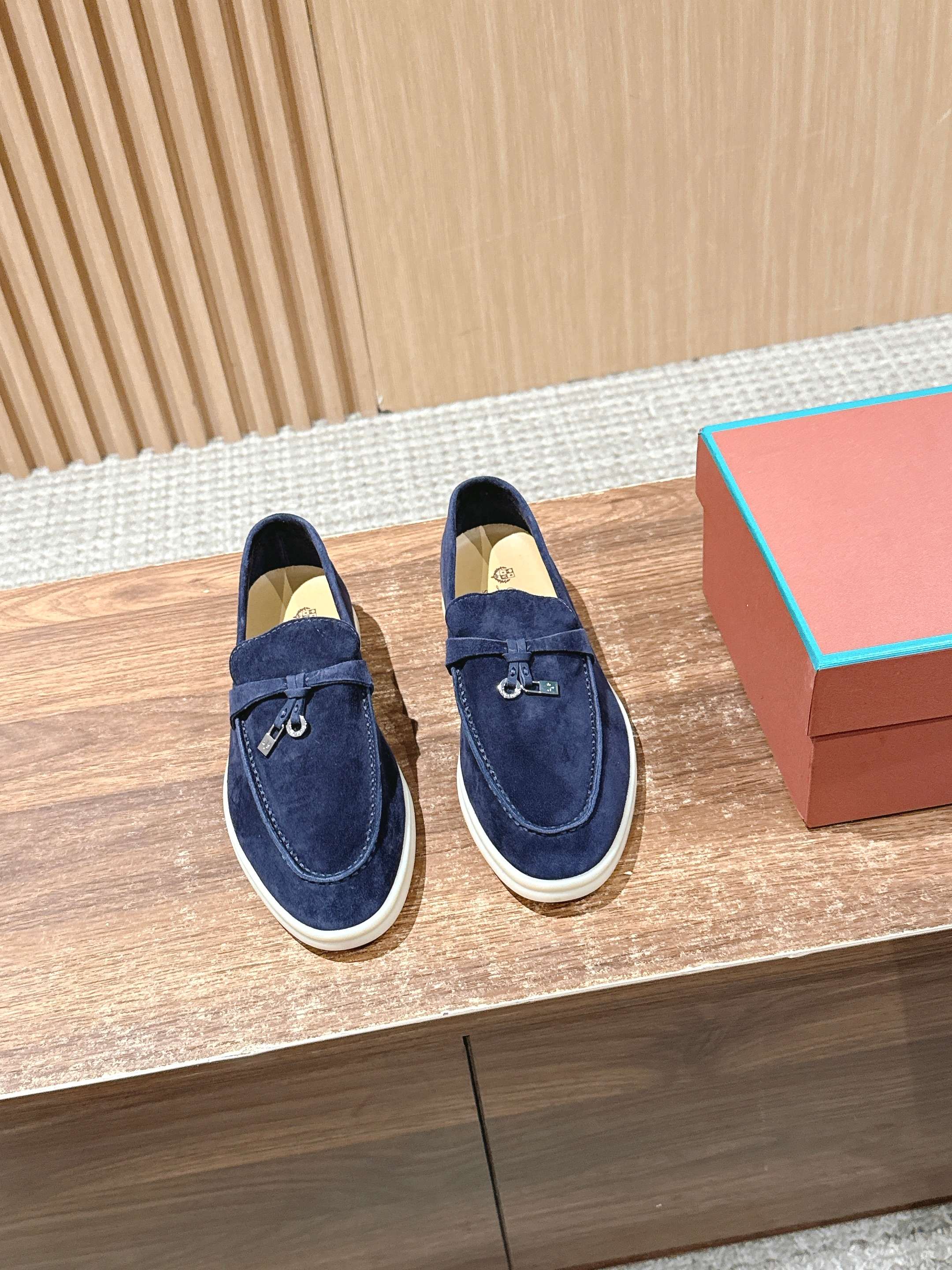 NO:470817,Nuoyou Pianya classic loafers, an Italian treasure brand, the only brand that can match Hermes! This brand hardly advertises low-key luxury. Only by wearing it yourself can you know how comfortable it is! The simple and generous design of their classic shoes and the special foot feel make it very popular. A pair of shoes that can be worn and danced, the comfort level can be imagined. This is a pair of low-key and uninflated shoes. It is made of the softest unlined sheep suede, which feels good and skin-friendly. Moreover, sheep suede will have fewer creases compared to leather shoes and is easy to take care of! The embellished small locks are specially produced with open molds, and the details can withstand the exquisiteness! The fully imported latex sole makes the whole pair of shoes feel more comfortable. In addition, the rubber sole from the same factory in Italy's Renato Balestra makes the whole shoe very light, just like the soft touch in the clouds, and the strong grip can give you the greatest sense of security and stability on the slippery road. Customized fabric imported small cashmere, the inner no-inner design is skin-friendly, and the foot feels invincible! Outsole exclusive original environmentally friendly glass glue outsole size number women's size 35-40 men's size 39-44, loafers, balenciaga, hermes, loafers, chamois leather19860909诺悠翩雅经典乐福鞋,意大利宝藏品牌,唯一能和爱马仕匹配的品牌！这个品牌几乎不打广告低调奢华,只有自己穿了才知道有多舒服！ 而他们家这双经典款的鞋子简单大方的设计加上 特别的脚感也让它十分受欢迎,一双可以穿着跳舞的鞋子,舒适程度可想而知. 这是一双低调不泛滥的好鞋,采用最柔软的无衬里羊麂皮制成,手感佳也很亲肤,而且羊麂皮相对于皮质鞋来说折痕会比较少,容易打理！ 点缀的小锁扣是专门开模生产的,细节经得起考究！ 全进口乳胶做底让整双鞋舒适感暴增,加上意大利Renato Balestra同厂的橡胶大底让整个鞋子非常轻便,犹如云朵里的触感软绵绵柔的,而且抓地力强能在湿滑的路上给你最大的安全感和稳定性. 面料定制进口小羊绒 内裡无内裡设计亲肤,脚感无敌！ 大底独家原版环保玻璃胶大底 码数女码35-40 男码39-44,乐福鞋,balenciaga,hermes,loafers,chamois leather,Women's Shoes