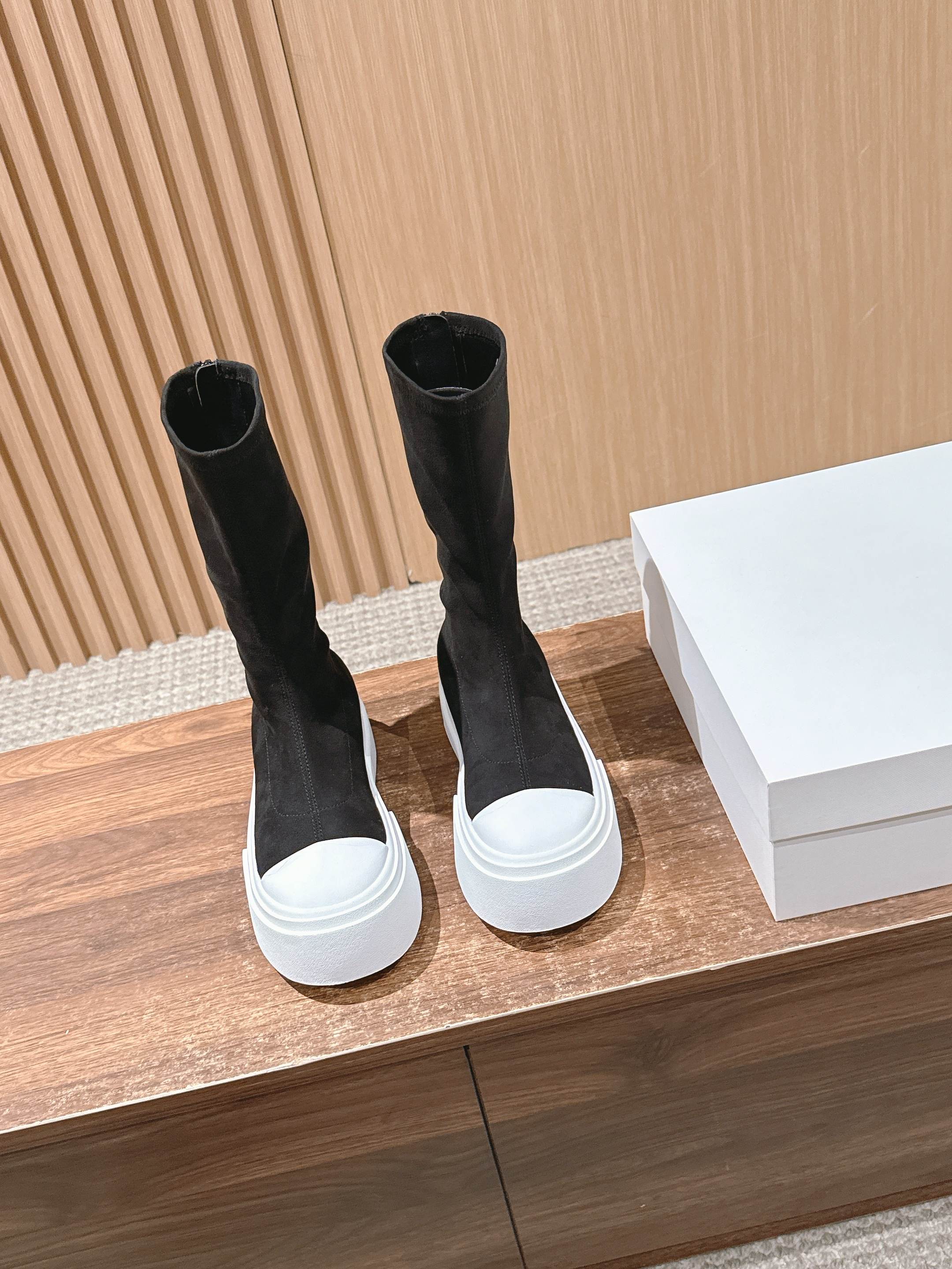 NO:470754,【官网】The Row Thick-soled classic round-toe stretch boots The 'old money style' in the fashion circle means The Row is the first one. The pair of round-toe thick-soled stretch boots are full of high-end feel as soon as they are on the upper body. The boot body has a neat and smooth line from the toe to the boots in one go. The pointed-toe design is a 'cheating tool' for legs. It instantly extends the leg lines and makes the legs look straight and slender. Whether you match it with capable suit pants or flowing dresses, it can be perfectly adapted and easily creates a effortless fashionable feeling. The use of elastic fabric is the masterpiece of these boots. It fits the leg curves and is just right. It can not only modify the leg shape without any restraint. Even if you wear it for a long time, it is comfortable to wear. The thick sole height is just right, providing the right support, and the posture is light when walking.  Confidence in the pace and hold the aura firmly!  Size 35/36/37/38/39/40 (40 non-return and exchange), boots, boots, skirts, business suit19860909【莞产】The Row 厚底经典圆头弹力靴长筒靴 时尚圈里的“老钱风”代表非The Row莫属 它家这双圆头厚底弹力靴 一上身就写满了高级感. 靴身线条利落流畅 从鞋头到靴筒一气呵成 尖头设计堪称腿长“作弊神器” 瞬间延伸腿部线条 让双腿看起来笔直修长 无论你是搭配干练的西装裤 还是飘逸的连衣裙 都能完美适配 轻松营造出毫不费力的时髦感. 弹力面料的运用是这双靴子的神来之笔 贴合腿部曲线 不松不紧刚刚好 既能修饰腿型 又不会有束缚感 就算长时间穿着也自在舒适. 厚底高度恰到好处 提供了恰到好处的支撑, 走路时身姿轻盈 步伐自信 稳稳拿捏住气场！ 尺码35/36/37/38/39/40（40不退换）,靴子,boots,skirts,business suit,Women's Shoes