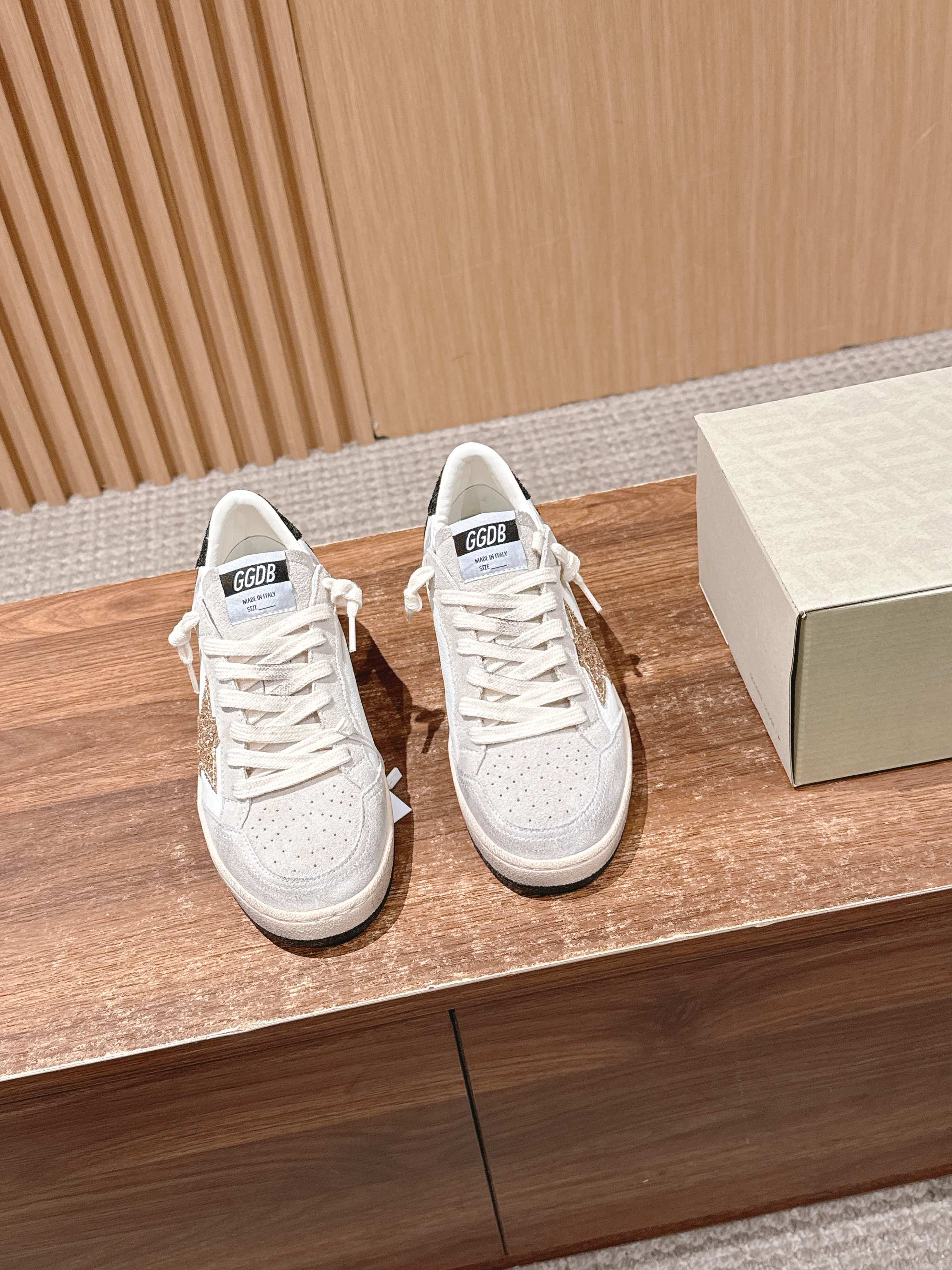 NO:477574,Golden Goose Deluxe Brand Snerkers series small dirty shoes GGDB new color small dirty shoes are more popular than white shoes. They break the traditional aesthetics and small dirty shoes have done it!  Celebrity private server demonstration is so versatile!  No need to worry about washing shoes anymore!  Original custom cowhide upper, inner terry cloth + cowhide lining, new TR outsole/rubber outsole + high foamed edge strip imported from Italy!  Exclusive mold latex pad 3.2cm internal height-enhancing insole, the internal height-enhancing is particularly well hidden. Most people will not find that we have internal height-enhancing. The insole is separate and can be taken out!  The process of polishing and coloring the shoes and making them dirty is done by hand, super retro!  Latest color matching!  Size 35/36/37/38/39/40 (40 no return or exchange), casual shoes/sports shoes, sneakers, cowhide19860909Golden Goose Deluxe Brand Snerkers系列小脏鞋 GGDB新色小脏鞋火红程度比小白鞋还要早,打破传统审美,小脏鞋做到了！明星私服上脚示范 就是这么百搭 ！再也不用担心洗鞋的问题啦！鞋面原版定制牛皮,内里毛巾布+牛皮里,大底新款TR大底/橡胶大底+意大利进口高发泡沿条！独家开模乳胶垫 3.2cm内增高鞋垫,内增高藏的特别好,一般人不会发现我们有内增高,鞋垫是单独的,可以取出！鞋子从打磨上色,以及把鞋子变脏的过程都是纯手工完成,超级复古！ 最新配色！ 尺码35/36/37/38/39/40（40不退换）,休闲鞋/运动鞋,sneakers,cowhide,Women's Shoes