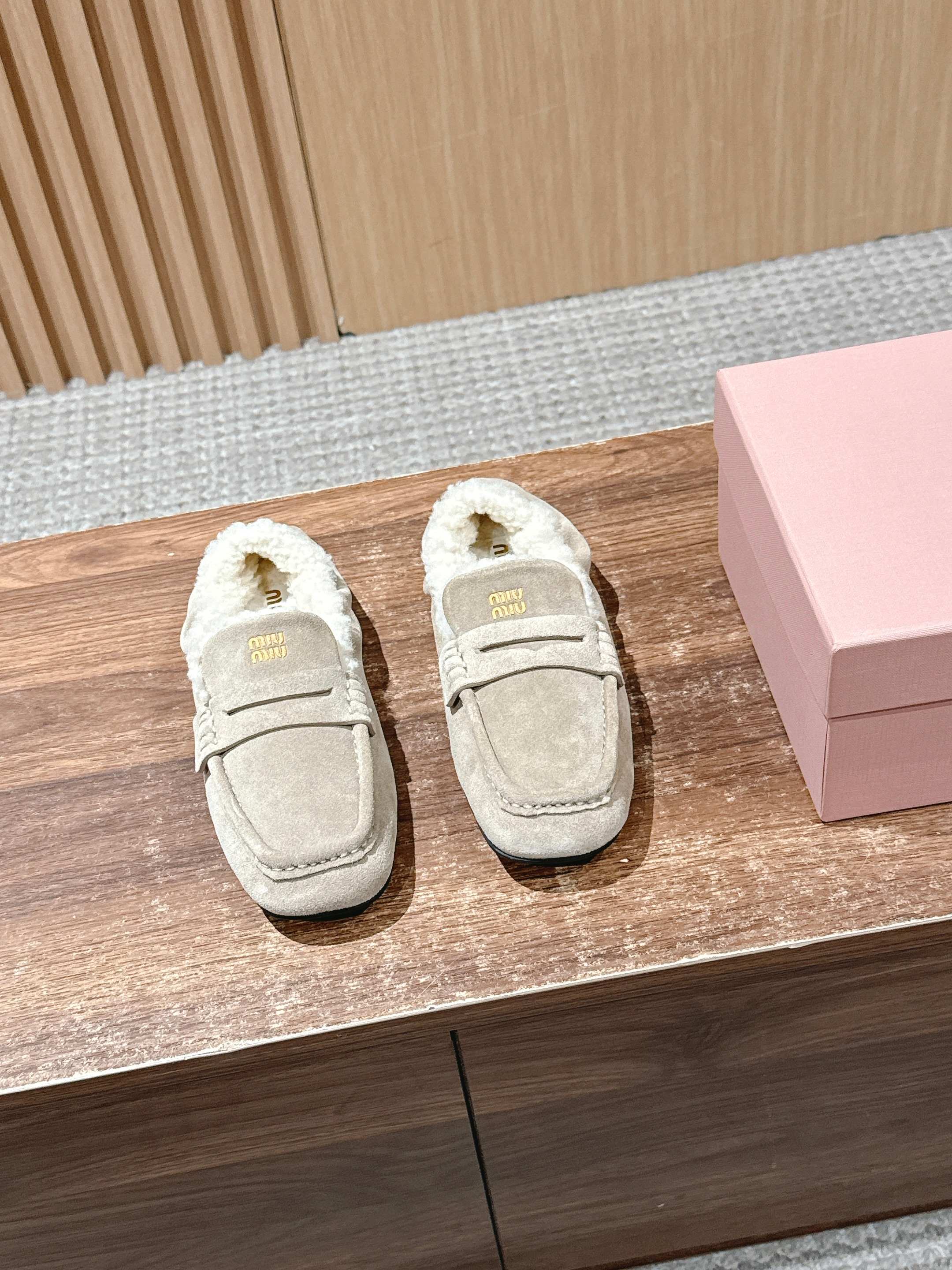 NO:477550,MIU MIU Miu autumn and winter new maroon loafers, casually matched, invincible feet, fashionable reincarnation miumiu leads the trend with the opening mode, cow reverse velvet material, wool lining Size35-39 (custom made without return or replacement), loafers maroon shoes, miumiu, loafers19860909MIU MIU 缪缪秋冬新款毛毛乐福鞋 随意搭配, 脚感无敌,时尚的轮回miumiu以开挂模式引领潮流 牛反绒材质 羊毛内里 Size35-39（定做不退不换）,乐福鞋毛毛鞋,miumiu,loafers,Women's Shoes