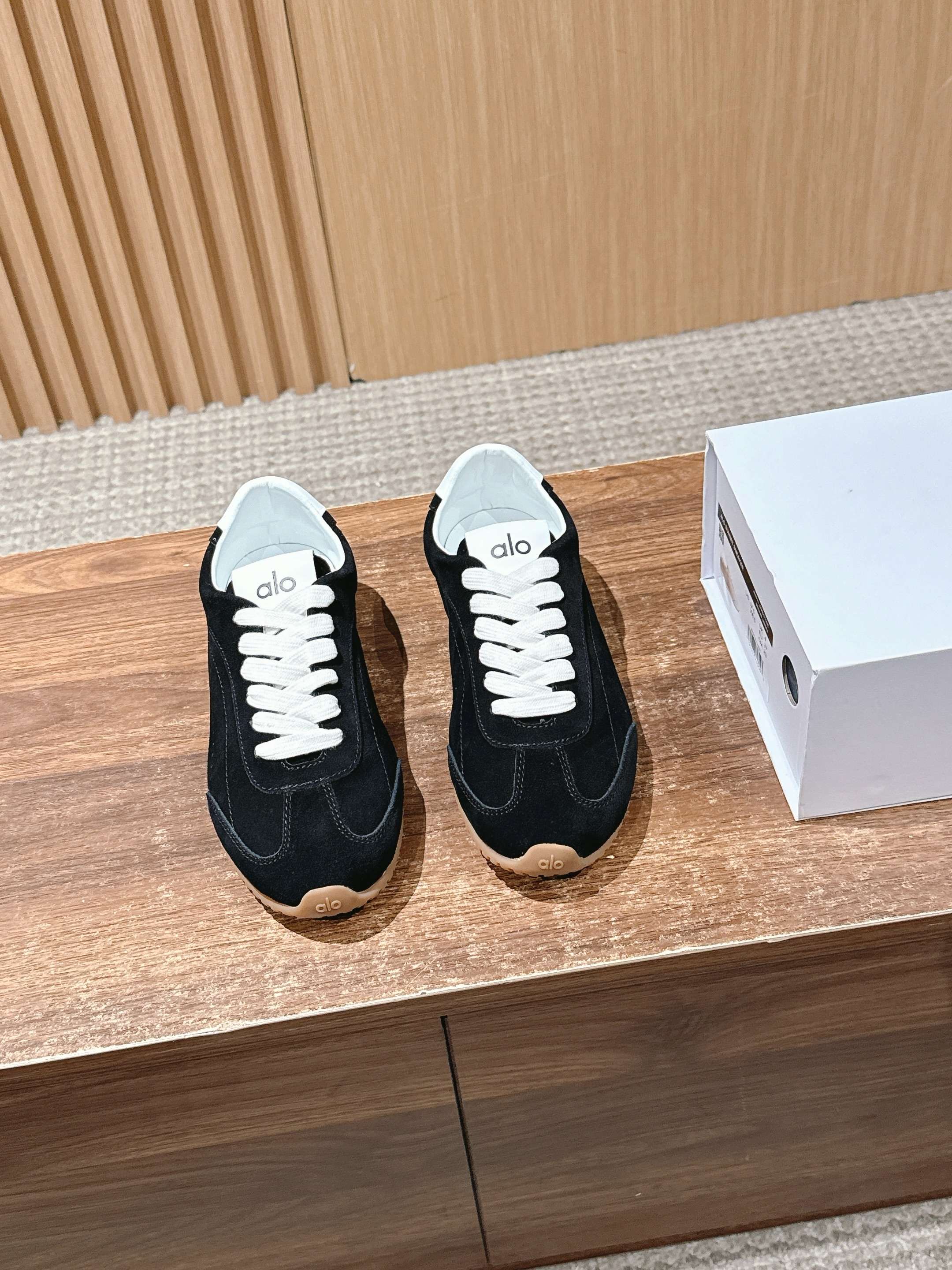 NO:477525,ALO 2025 new German training shoes, comfortable and casual sports shoes alo understands girls better than Nike!  Super versatile!  And super comfortable!  It's a thin bottom and it's not heavy at all!  Very lightweight!  It looks better when putting on socks!  And it is recommended by celebrities~ It looks thinner with legs on your feet!  Super suitable for us small girls~ the shoes are also a classic ox-fleece design and the delicate texture of the upper!  !  Bovine reverse velvet material, sheepskin, non-slip rubber outsole, Size women's size 35-39 (40 custom made without return and exchange), casual shoes/sports shoes, sneakers, sheepskin19860909ALO 2025新款德训鞋舒适休闲运动鞋 alo比耐克更懂女生！上脚超级百搭！而且超级舒适！是薄底款上脚一点都不沉重！非常轻便！套上袜套搭配更好看！而且还是明星同款推荐～上脚超级显腿细！超级适合我们小个子女生～鞋子整体也是经典的牛反绒设计搭配鞋面细腻的纹路肌理感！！ 牛反绒材质 羊皮里 防滑橡胶大底 Size女码35-39（40定制不退换）,休闲鞋/运动鞋,sneakers,sheepskin,Women's Shoes