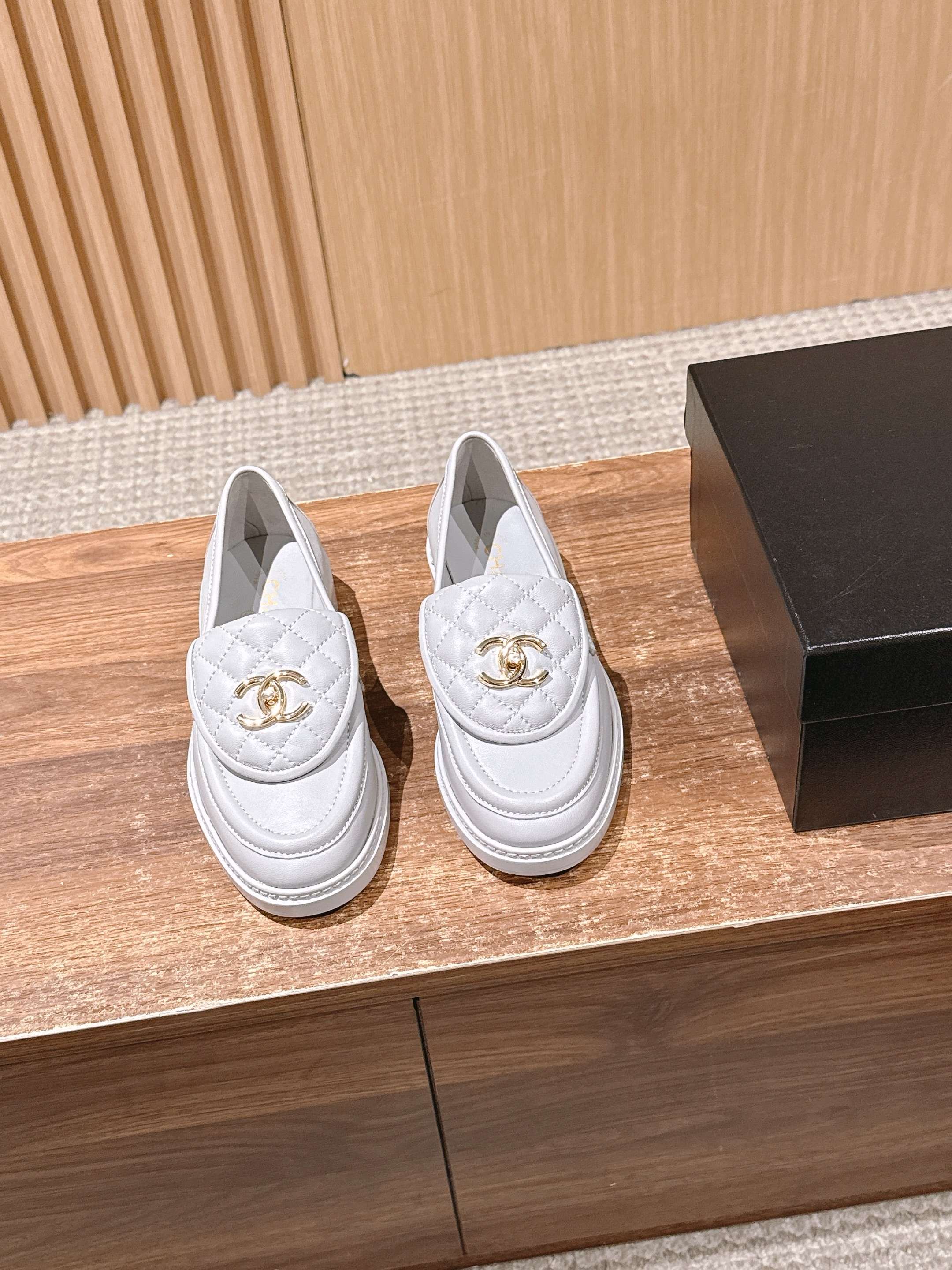 NO:477562,Chanel medieval diamonds, classic retro sheepskin loafers, upper diamond design, retro shoe shape, super fragrant grandma's home tone, comfortable to wear on the feet, versatile commuting, wear barefoot or match mid-tube socks, skirts, pants, all invincible beauty, full of high-end feel, super durable, specific sheepskin, mixed-bred sheepskin inner soft sweat-absorbing and breathable, exclusive original 1:1 mold development, long-lasting and not softening, imported genuine leather soles from Italy, Size35-39 (customized for 40/41, no return or exchange), loafers, chanel, loafers, skirts, sheepskin, Leather soles19860909香奈儿中古菱格 经典复古羊皮乐福鞋 鞋面菱格设计～复古的鞋型～超有香奶奶家的调调～上脚舒服～通勤百搭～光脚穿或搭配中筒袜 配裙子 裤子 都是无敌美～满满高级感～超级耐看 特定羊皮 混种羊皮内里 柔软吸汗透气 独家原版1:1开模开发 ～持久不软化 意大利进口真皮大底 Size35-39（40/41定做不退换）,乐福鞋,chanel,loafers,skirts,sheepskin,Leather soles,Women's Shoes