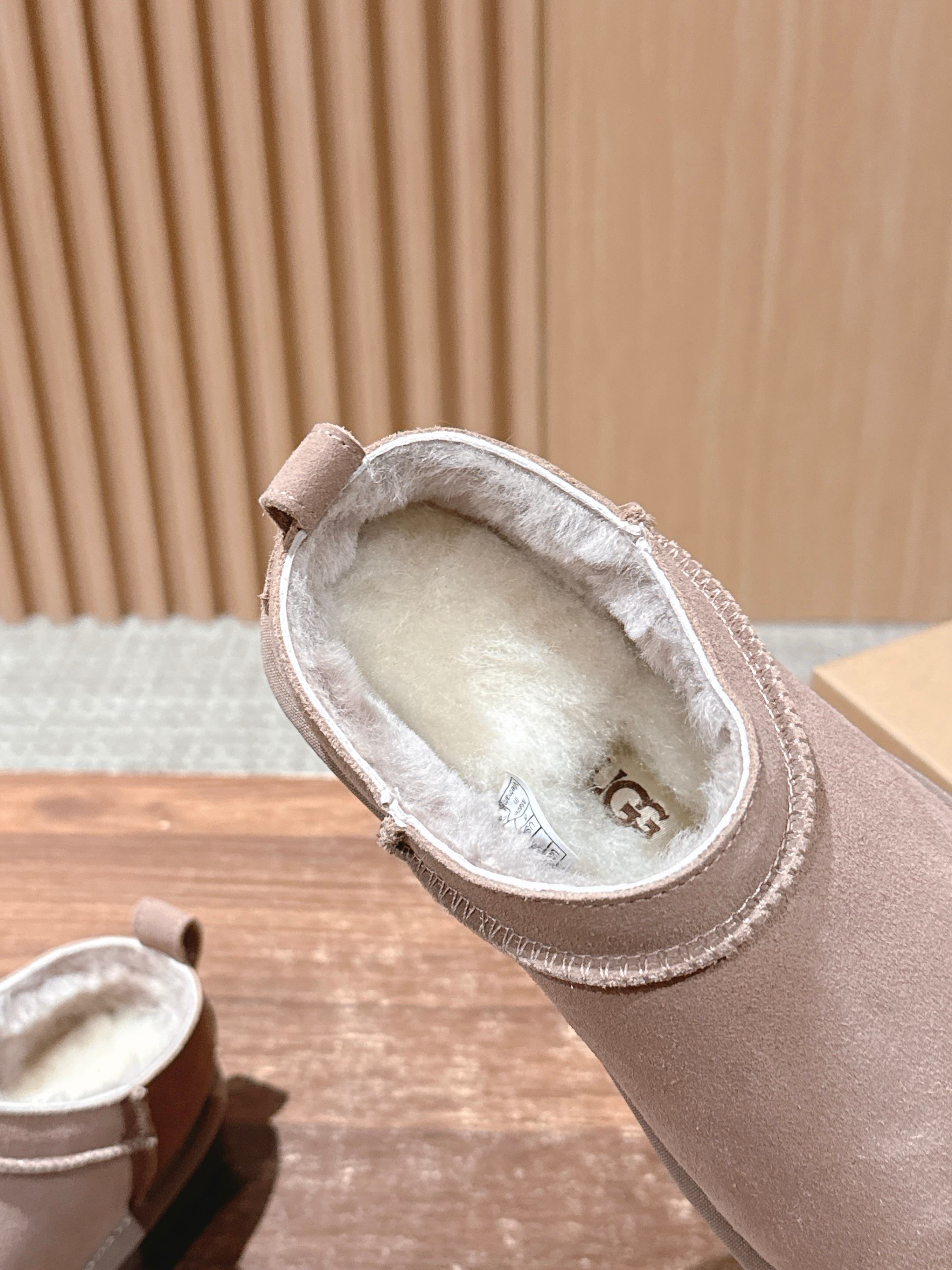 UGG 油叽叽秋冬薄底雪地靴潮款单品就连明星都要抢着穿呢 周冬雨 这款领口设计先高后低，特别显身材比例，各各都是长腿美女