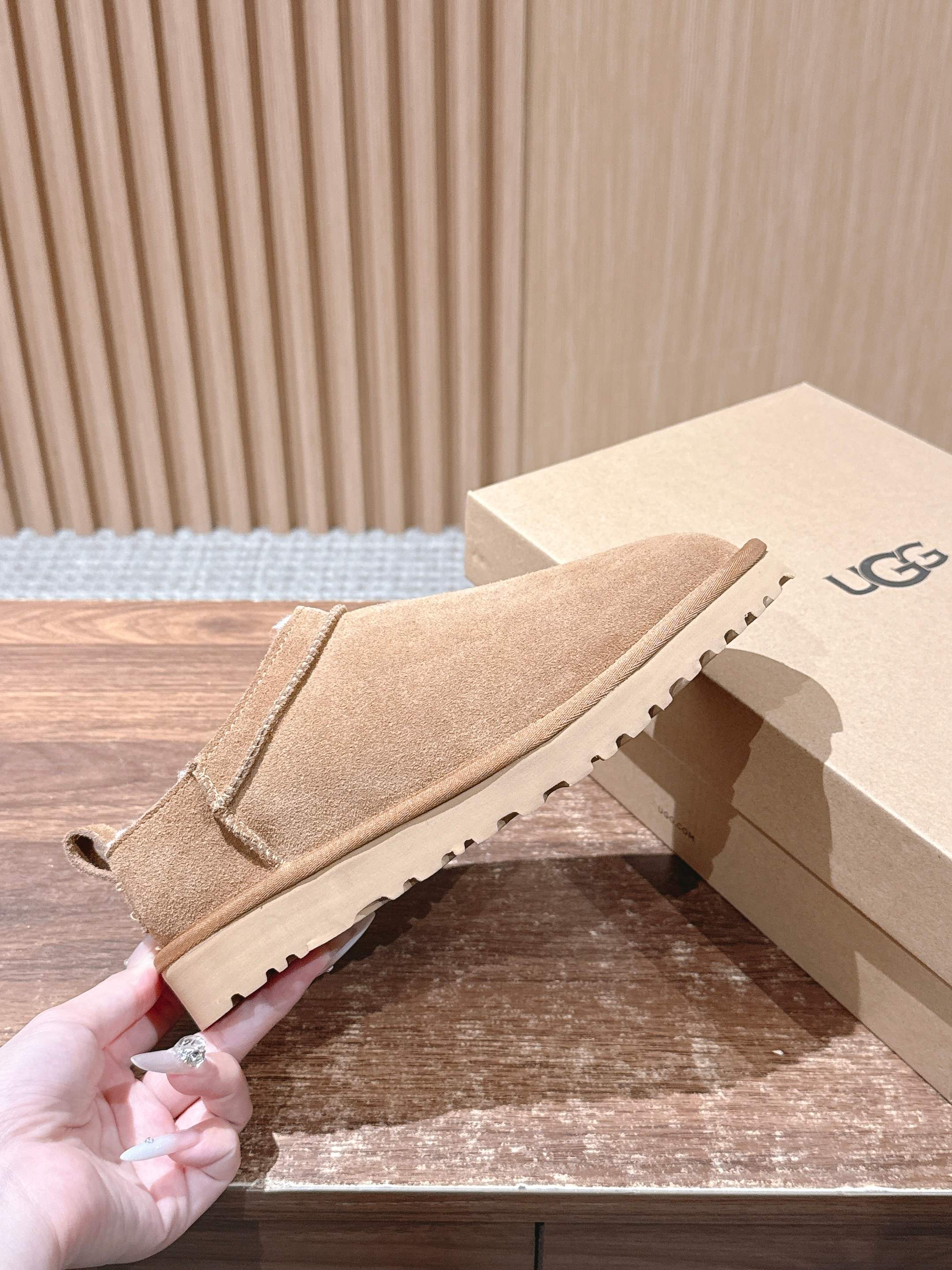 UGG 油叽叽秋冬薄底雪地靴潮款单品就连明星都要抢着穿呢 周冬雨 这款领口设计先高后低,特别显身材比例,各各都是长腿美女 UGG 油叽叽秋冬薄底雪地靴潮款单品就连明星都要抢着穿呢 周冬雨 这款领口设计先高后低,特别显身材比例,各各都是长腿美女