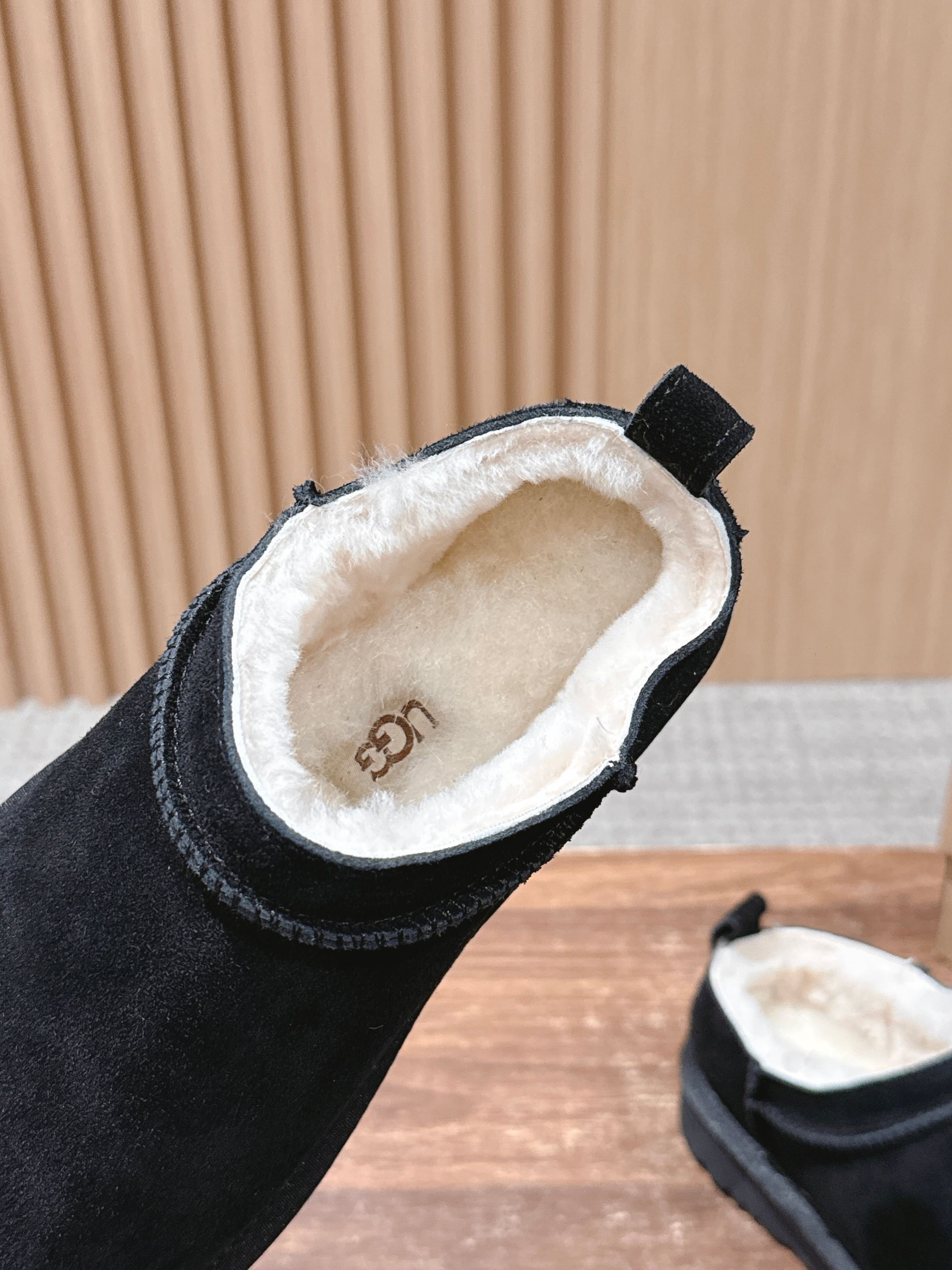 UGG 油叽叽秋冬薄底雪地靴潮款单品就连明星都要抢着穿呢 周冬雨 这款领口设计先高后低,特别显身材比例,各各都是长腿美女 UGG 油叽叽秋冬薄底雪地靴潮款单品就连明星都要抢着穿呢 周冬雨 这款领口设计先高后低,特别显身材比例,各各都是长腿美女