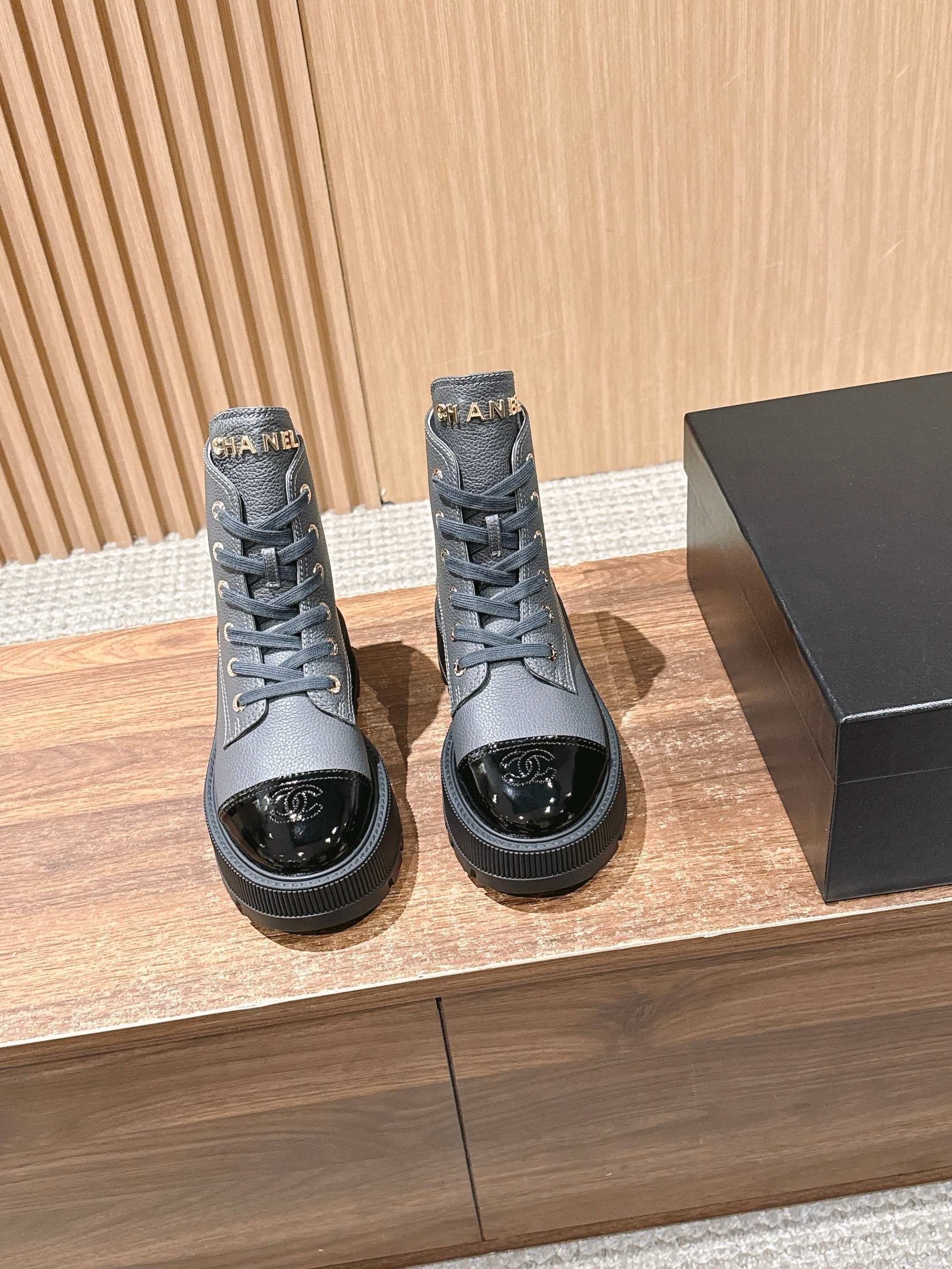 NO:482067,#Leather surface Chanel thick-soled short boots, super long legs, super recommended, tongue Chanel metal letters, toe double C embroidery, custom-made upper original version, throwing cowhide leather, custom imported mixed-bred lambskin (please distinguish the cheap lambskin on the market) Customized exclusive mold opening TPU double c non-slip sole Size35-39 (40 customization without return and exchange), boots, chanel, chanel, boots, cowhide, sheepskin19860909#皮面 香奈儿厚底短靴 超显腿长,超级推荐 鞋舌Chanel金属字母,鞋头双C刺绣 鞋面定制原版一致 摔纹牛皮 内里定制进口混种小羊皮（请区别市场上便宜的羊皮喔） 定制独家开模TPU双c防滑大底 Size35-39(40定制不退换),靴子,chanel,chanel,boots,cowhide,sheepskin,Women's Shoes