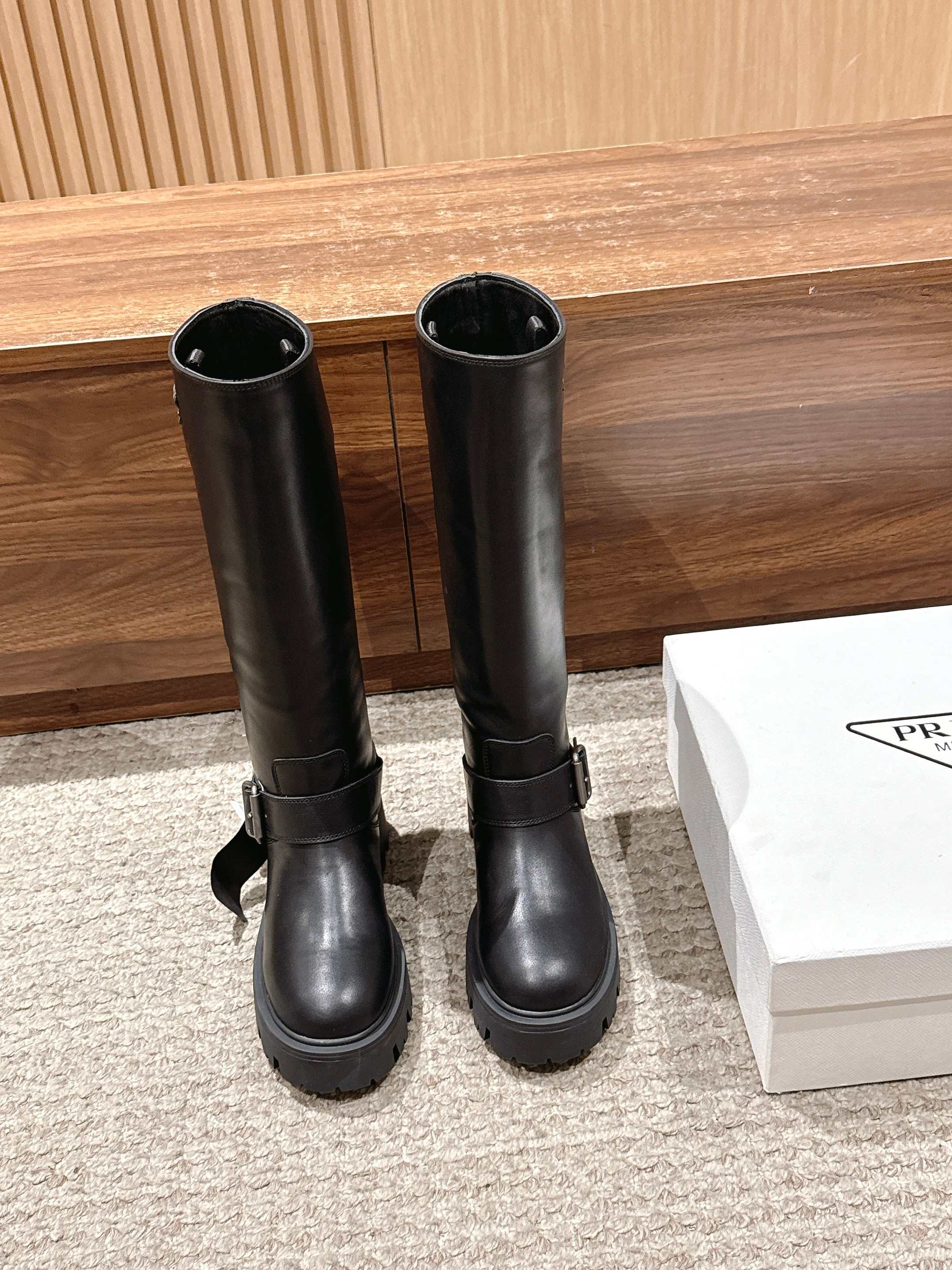 NO:482071,#Leather PRADA Prada Classic Triangle Marker King Boots One-Step The series that you can't buy in winter is definitely a hit this year!  !  Very beautiful!  Prada boots are really wow!  The upper is imported cowhide/cow velvet, imported cowhide, outsole, TPU sole, Size35-41 (40 41, customized, non-return,), boots, prada, prada, boots, cowhide19860909#皮面 PRADA 普拉达经典三角标一脚蹬王炸长靴 冬天买不到的系列,绝对是今年的大爆款！！贼好看！Prada靴子真的很哇塞！上脚大气显腿瘦气质这块刚好拿捏 鞋面进口牛皮/牛绒 内里进口牛皮 大底TPU大底 Size35-41（40 41 订做不退换）,靴子,prada,prada,boots,cowhide,Women's Shoes