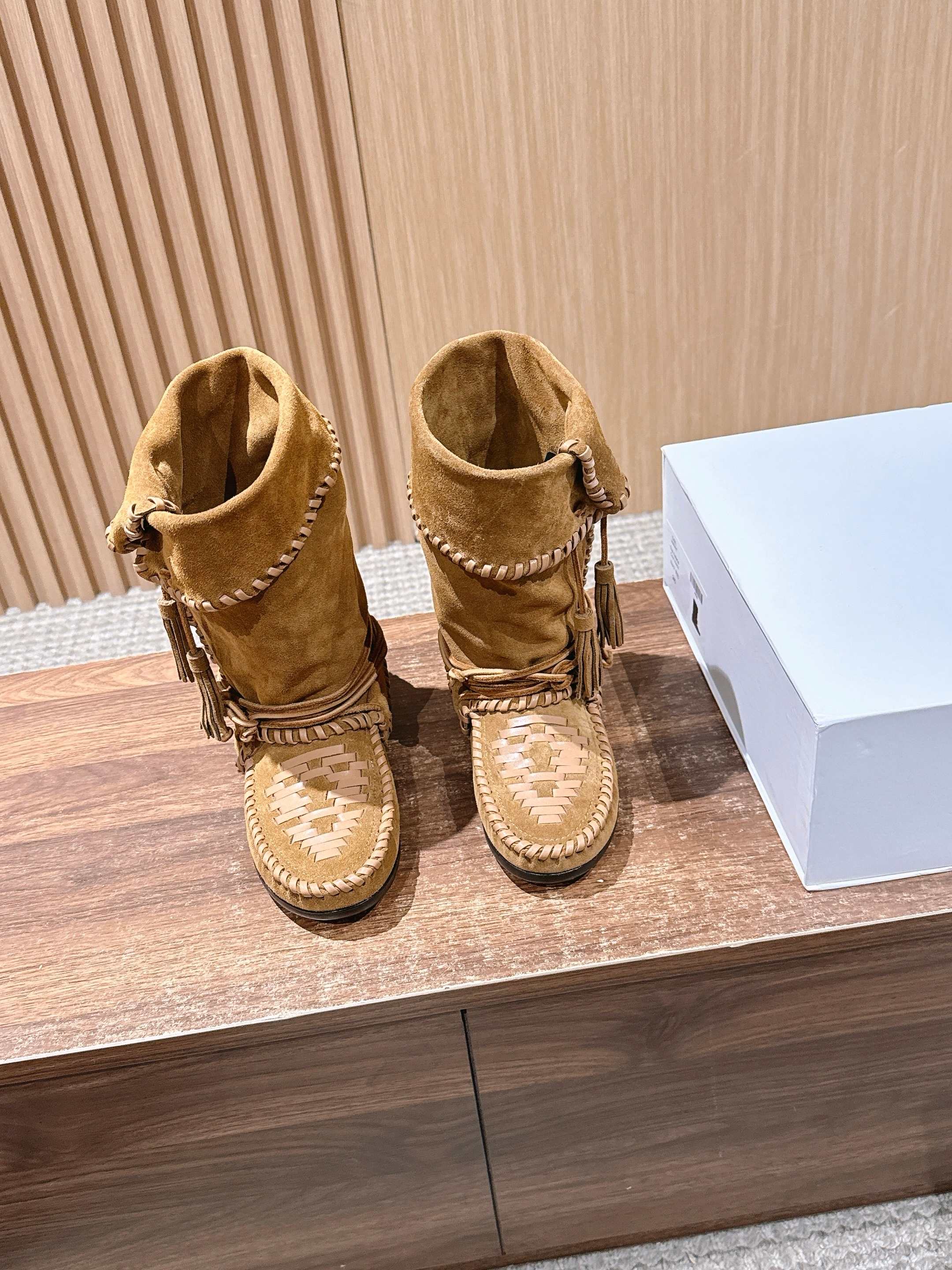 NO:484546,ISABEL MARANT Isabel's new hand-woven western boots are lazy French-European style, sassy, ​​natural, comfortable, free and easy, and the favorite of fashionable people!  Imported version of the Gosmaran mixed past and future 'interweaves the unique style of Africa, Indian and Andreas, a French brand exclusive heavy industry embroidery pure heavy craftsmanship, output! Upper: Original cow back velvet Inner: Water-dyed cow leather Sole: Original genuine leather outsole Size: #35-40 (40 custom-made non-return), boots, boots, cowhide, Leather soles19860909ISABEL MARANT 伊莎贝尔新款手工编织西部靴 慵懒法欧风,飒爆了 自然舒适洒脱,时髦精最爱！对版进口高丝玛兰混合过去与将来”交织出非洲,印第安,安第列斯三种文化的独特风貌的一个法国品牌独家重工刺绣纯正重工艺,对版输出！  鞋面: 原版牛反绒 内里: 水染牛皮里 鞋底: 原版真皮大底 Size: #35-40（40定制不退换）,靴子,boots,cowhide,Leather soles,Women's Shoes