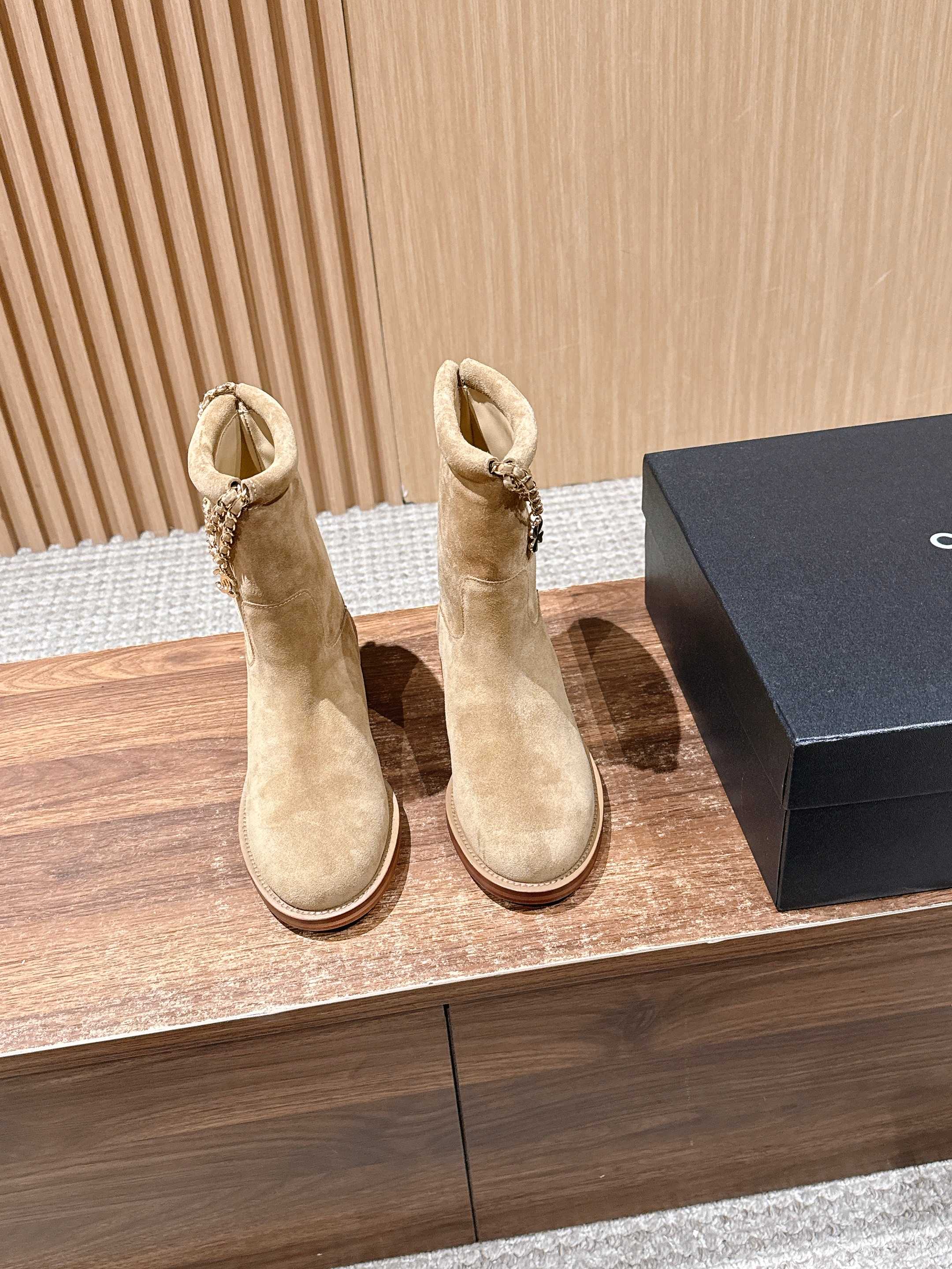 NO:484552,#Suede CHANEL Chanel new four-leaf clover double C button chain boots suede boots The iconic double C elements are cleverly combined with the lucky four-leaf clover, and the decoration of the chain adds a sense of casualness and unruly to the boots!  While walking, the chain sways gently exudes a unique charm. The design of short boots is simple and elegant. The right height of the boots can modify the ankle lines and show the elegance and ability of women. The long boots show their grandeur and nobleness, not only keep warm but also have a strong aura. They easily become the focus of attention. Whether it is a casual and fashionable daily style with jeans, or a dress to attend important occasions, this series of boots can be easily controlled, adding a lot of points to the overall outfit!  Custom fabric of upper, inner foot pad sheepskin, sole, Italian leather outsole, size 35/36/37/38/39/40 (40 non-return, replacement), boots, chanel, chanel, boots, skirts, jeans, sheepskin, Leather soles19860909#绒面 CHANEL 香奈儿新款四叶草双C扣链条靴子绒面短靴 标志性的双C元素与幸运的四叶草巧妙结合,链条的装饰为靴子增添了一份随性与不羁！ 在行走间 链条轻轻晃动 散发着独特的魅力. 短靴的设计简洁大方 恰到好处的靴筒高度,能够修饰脚踝线条 展现出女性的优雅与干练. 而长靴则尽显大气与高贵,不仅保暖 ,气场十足.轻松成为众人瞩目的焦点. 无论是搭配牛仔裤打造休闲时尚的日常造型,还是与连衣裙组合 出席重要场合.这一系列靴子都能轻松驾驭 为整体穿搭加分不少！ 鞋面定制面料 内里垫脚羊皮 鞋底意大利真皮大底 尺码35/36/37/38/39/40（40不退换）,靴子,chanel,chanel,boots,skirts,jeans,sheepskin,Leather soles,Women's Shoes