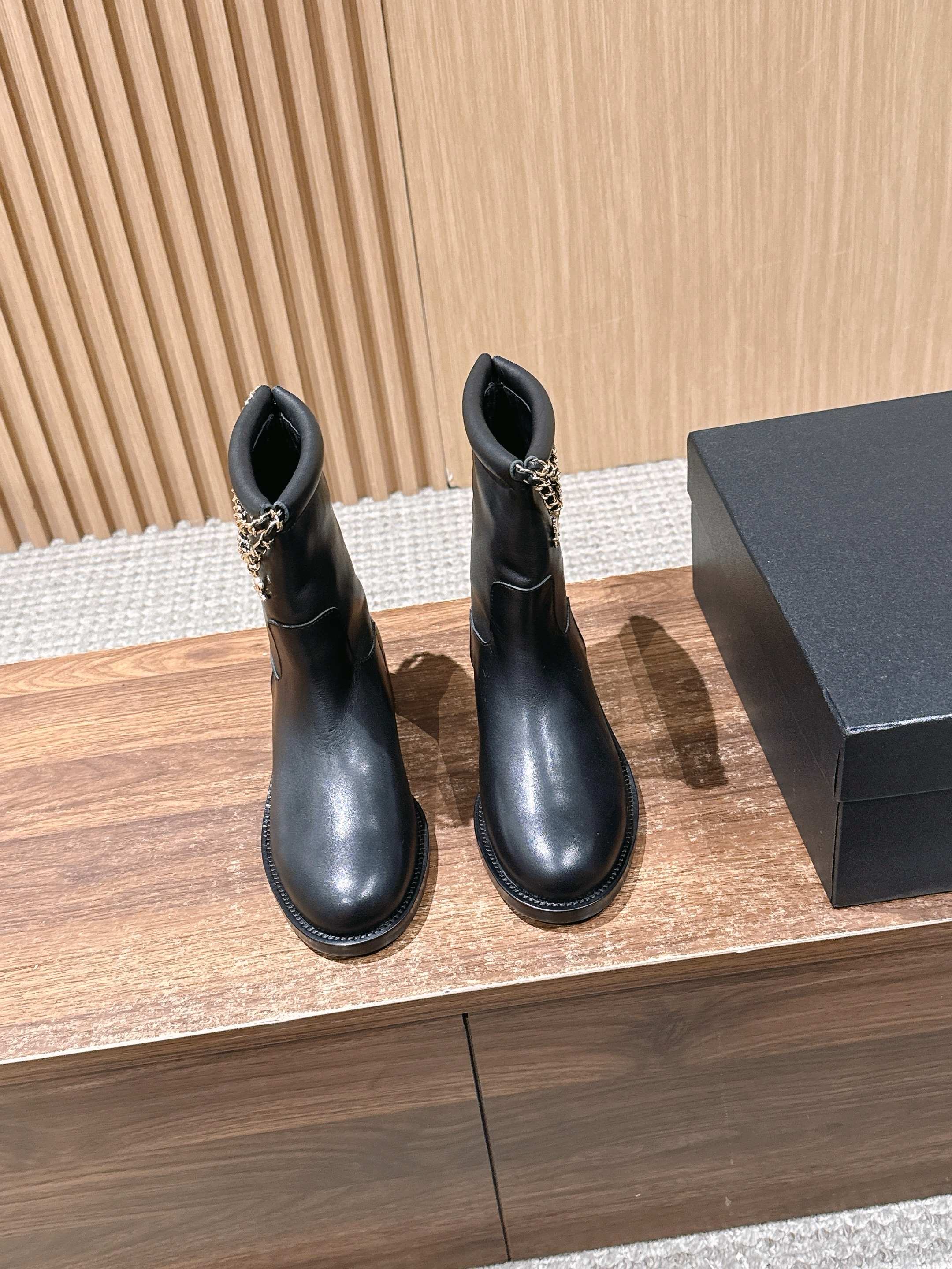 NO:484556,#Leather CHANEL Chanel new four-leaf clover double C button chain boots suede boots The iconic double C elements are cleverly combined with the lucky four-leaf clover, and the decoration of the chain adds a sense of casualness and unruly to the boots!  While walking, the chain sways gently exudes a unique charm. The design of short boots is simple and elegant. The right height of the boots can modify the ankle lines and show the elegance and ability of women. The long boots show their grandeur and nobleness, not only keep warm but also have a strong aura. They easily become the focus of attention. Whether it is a casual and fashionable daily style with jeans, or a dress to attend important occasions, this series of boots can be easily controlled, adding a lot of points to the overall outfit!  Custom fabric of upper, inner foot pad sheepskin, sole, Italian leather outsole, size 35/36/37/38/39/40 (40 non-return, replacement), boots, chanel, chanel, boots, skirts, jeans, sheepskin, Leather soles19860909#皮面 CHANEL 香奈儿新款四叶草双C扣链条靴子绒面短靴 标志性的双C元素与幸运的四叶草巧妙结合,链条的装饰为靴子增添了一份随性与不羁！ 在行走间 链条轻轻晃动 散发着独特的魅力. 短靴的设计简洁大方 恰到好处的靴筒高度,能够修饰脚踝线条 展现出女性的优雅与干练. 而长靴则尽显大气与高贵,不仅保暖 ,气场十足.轻松成为众人瞩目的焦点. 无论是搭配牛仔裤打造休闲时尚的日常造型,还是与连衣裙组合 出席重要场合.这一系列靴子都能轻松驾驭 为整体穿搭加分不少！ 鞋面定制面料 内里垫脚羊皮 鞋底意大利真皮大底 尺码35/36/37/38/39/40（40不退换）,靴子,chanel,chanel,boots,skirts,jeans,sheepskin,Leather soles,Women's Shoes