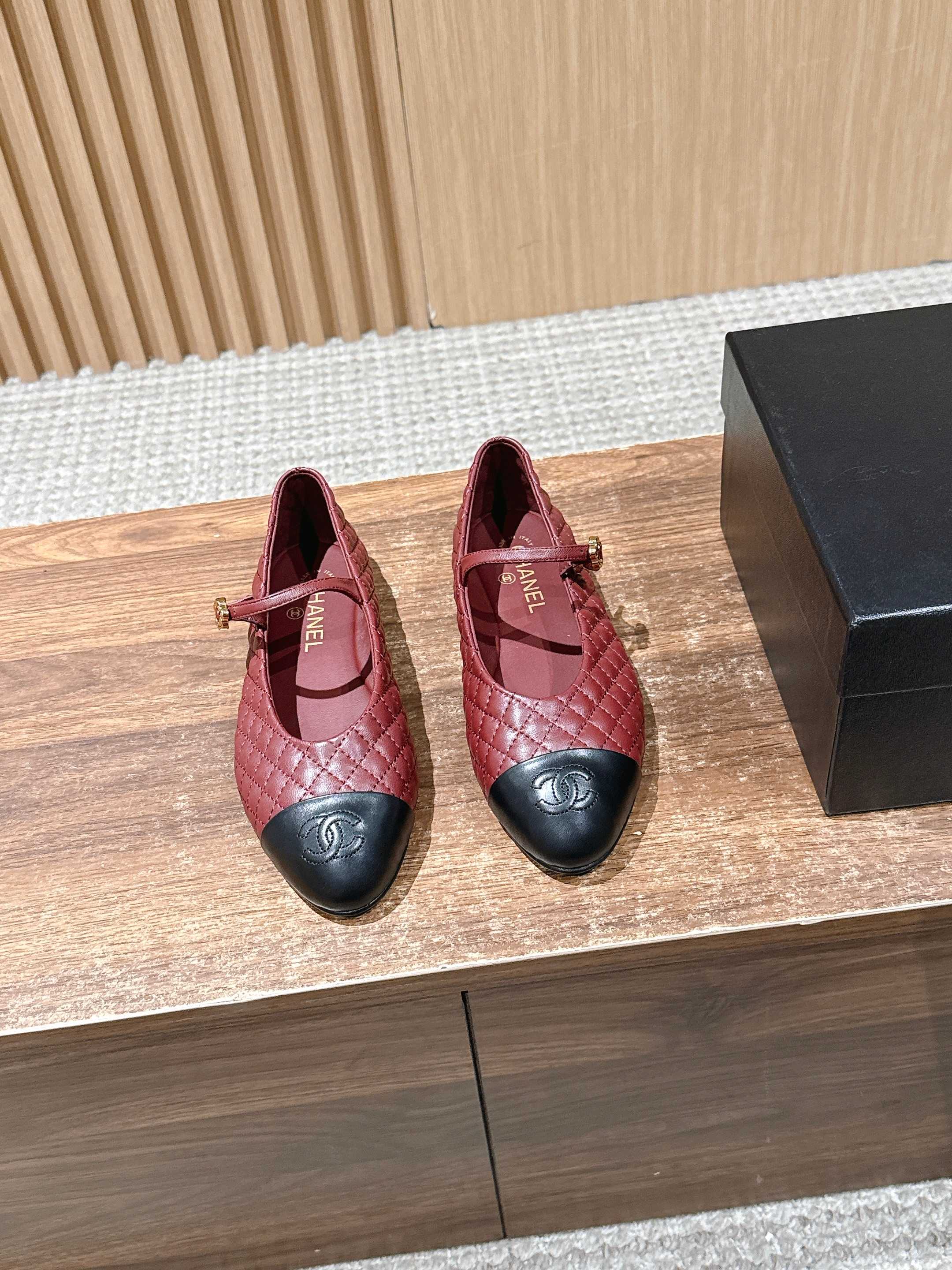 NO:484548,Chanel's new Rangmari Jen shoes, I really fall in love with it at first glance. Wearing Chanel who wants to dance ballet. Xiaoxiang C's super stylish pair of flat shoes and singles are very outstanding with small socks. The most beautiful Mary Jen shoes of the year are paired with sexy shoes. The cute and playful feel is just right. The feeling of a rich family is rich. The upper calf leather upper, inner foot pad sheepskin sole Italian leather sole Size35-41 (40 41 custom-made, non-returned), ballet shoes, chanel, chanel, chanel, mary jane, cowhide, sheepskin, socks19860909香奈儿新款菱格玛丽珍鞋 真的一眼爱上的程度 穿上想跳芭蕾的Chanel 小香C家超级有格调的一双平底单鞋单穿配个小袜子都非常出彩 本年度最美玛丽珍鞋搭配性感小单鞋 将可爱俏皮拿捏得恰到好处 自带富家千金的感觉 鞋面小牛皮 内里垫脚羊皮 鞋底意大利真皮底 Size35-41（40 41 定制不退换）,芭蕾舞鞋,chanel,chanel,chanel,mary jane,cowhide,sheepskin,socks,Women's Shoes