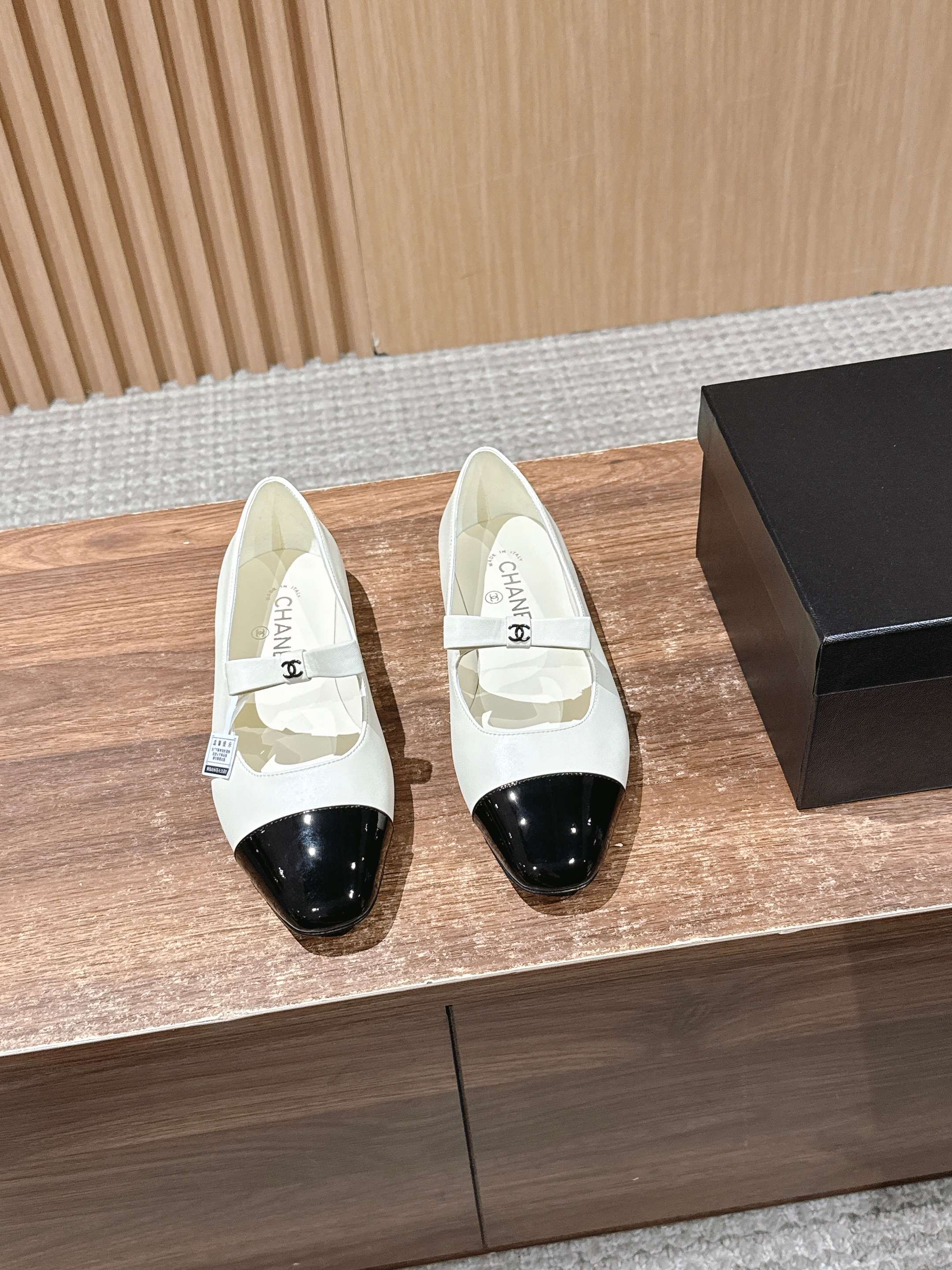 NO:484525,【Produced by Guan】CHANEL Chanel 25B bow Mary Jane shoes classic double C small button flat ballet shoes small square head bow, very beautiful!  The classic double C bow and Xiangjia high-end feel are always convincing. It looks simple, but it is inexplicably high-end when you put it on. It is absolutely girlish and comfortable to wear!  Upper sheepskin spliced ​​beef patent leather, inner foot pad sheepskin, sole Italian leather outsole!  【Try it on and don’t step on the ground!  】, Size 35/36/37/38/39/40 (40 non-return and exchange), Mary Jane, Chanel, Chanel, Chanel, Mary jane, Sheepskin, Leather soles19860909【莞产】CHANEL 香奈儿25B蝴蝶结玛丽珍鞋经典双C小扣平底芭蕾舞鞋 小方头蝴蝶结,很好看啊！经典双C蝴蝶结,香家高级感这块总让人大写的服气,看起来简单的款式 ,但上脚就莫名很高级 ,绝对的少女感 ,舒适好穿！ 鞋面羊皮拼接牛漆皮, 内里垫脚羊皮, 鞋底意大利真皮大底！【试穿不要踩地！】, 尺码35/36/37/38/39/40（40不退换）,玛丽珍,chanel,chanel,chanel,mary jane,sheepskin,Leather soles,Women's Shoes