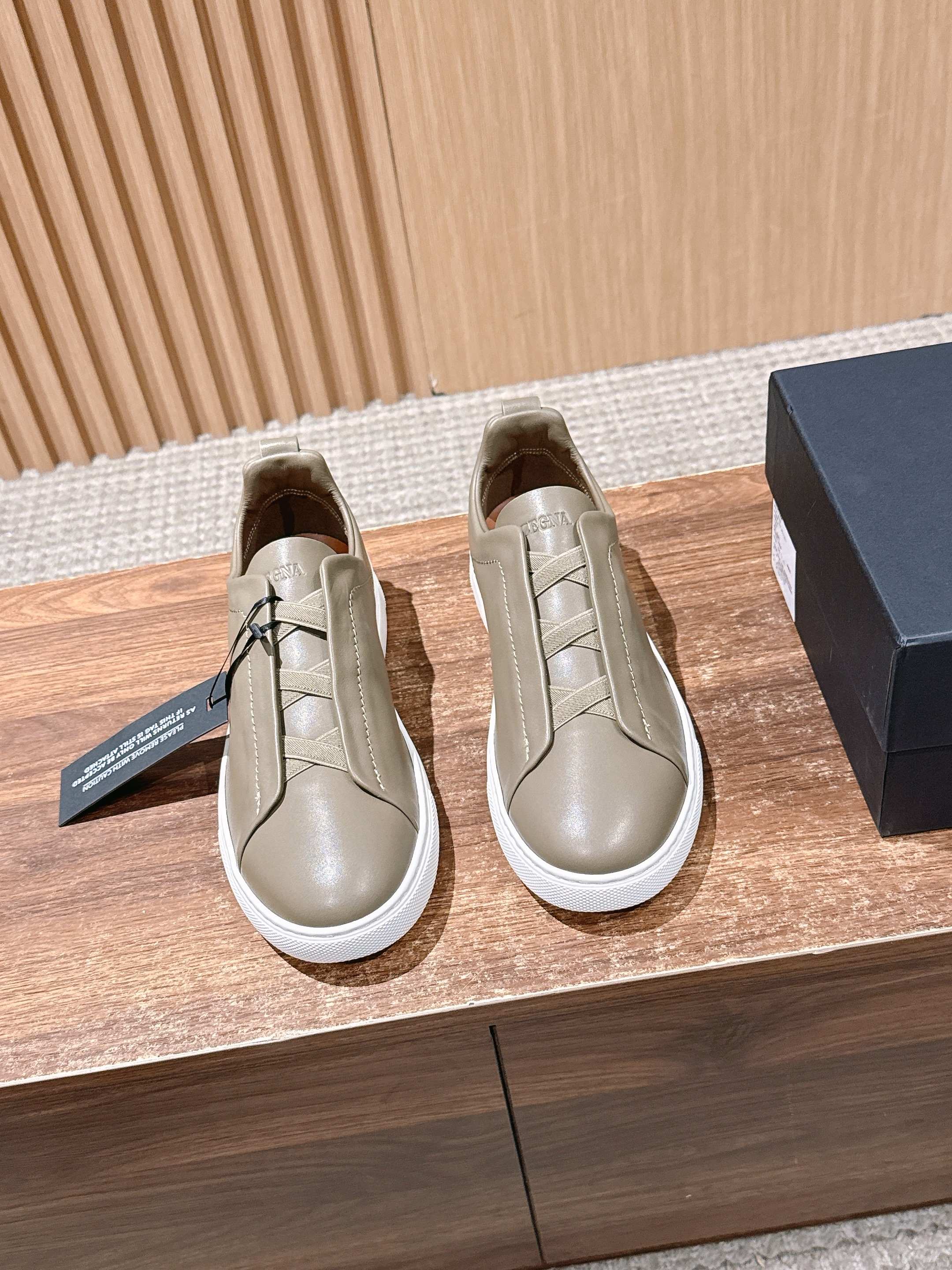 NO:484520,【大全】 # ZEGNA XXX series 14MILMIL14 wool TRIPLE STITCH casual shoes This stylish and sustainable Triple Stitch sports shoes flexibly use recycled materials to create neat and fashionable accessories. The inspiration is from ZEGNA's long-standing heritage, demonstrating the brand's persistent pursuit of superior fabrics. Made of 14milmil14 wool fabric, the footbed, filler, reinforcement and outsole are all made of recycled materials. The heel is decorated with Ermenegildo Zegna XXX logo details, and the contrast color of the llama color highlights the brand's classic style. Details: The iconic llama color XXX cross-tight, fashionable and sustainable 14milmil14 Wool fabric, double-sided high-elastic foam reverse calf leather lining on the neck, shoe body microfiber lining. Car midsole cover method. Easy to wear and take off the foot cross elastic band and 3D 'corrugated' design. Shoe tongue decoration brand name. Lightweight high-elastic rubber foam sole, heel patch TPU XXX trim, shoe body empty glue method, car big sole stitching on the circle. Product code: LHUTE-A5005X-NAV Made in Italy Midnight blue/light gray/dark gray, three-color size 39/40/41/42/43/44, standard leather shoe size counter packaging, included shoe storage bag, loafers, zegna, loafers, cowhide19860909【莞产】 # 杰尼亚/ZEGNA XXX系列 14MILMIL14 羊毛 TRIPLE STITCH休闲鞋 这款时尚可持续 Triple Stitch 运动球鞋灵活运用再生材质元素,打造利落时髦的配饰,灵感源于杰尼亚悠久传承,彰显品牌对上乘面料的执着追求.由14milmil14 羊毛面料制成,鞋床、填料、加固件和外底均采用再生材质.后跟饰有 Ermenegildo Zegna XXX 标识细节,骆马色撞色彰显品牌经典风范. 细节:脚背标志性骆马色XXX交叉松紧,时尚可持续14milmil14 羊毛面料,领口加贴双面高弹泡棉反车小牛皮内裡,鞋身微纤维衬裡.车中底套楦做法.易穿脱套脚交叉松紧带和 3D“波纹”设计.鞋舌装饰品牌名称.轻便高弹橡胶发泡鞋底,后跟加贴 TPU XXX 饰条,鞋身空胶做法,周圈加车大底缝线. 产品代码:LHUTE-A5005X-NAV 意大利制造 午夜蓝/浅灰色/深灰色,三色入 尺码39/40/41/42/43/44,标准皮鞋尺码 专柜包装,随附鞋履收纳袋,乐福鞋,zegna,loafers,cowhide,Women's Shoes