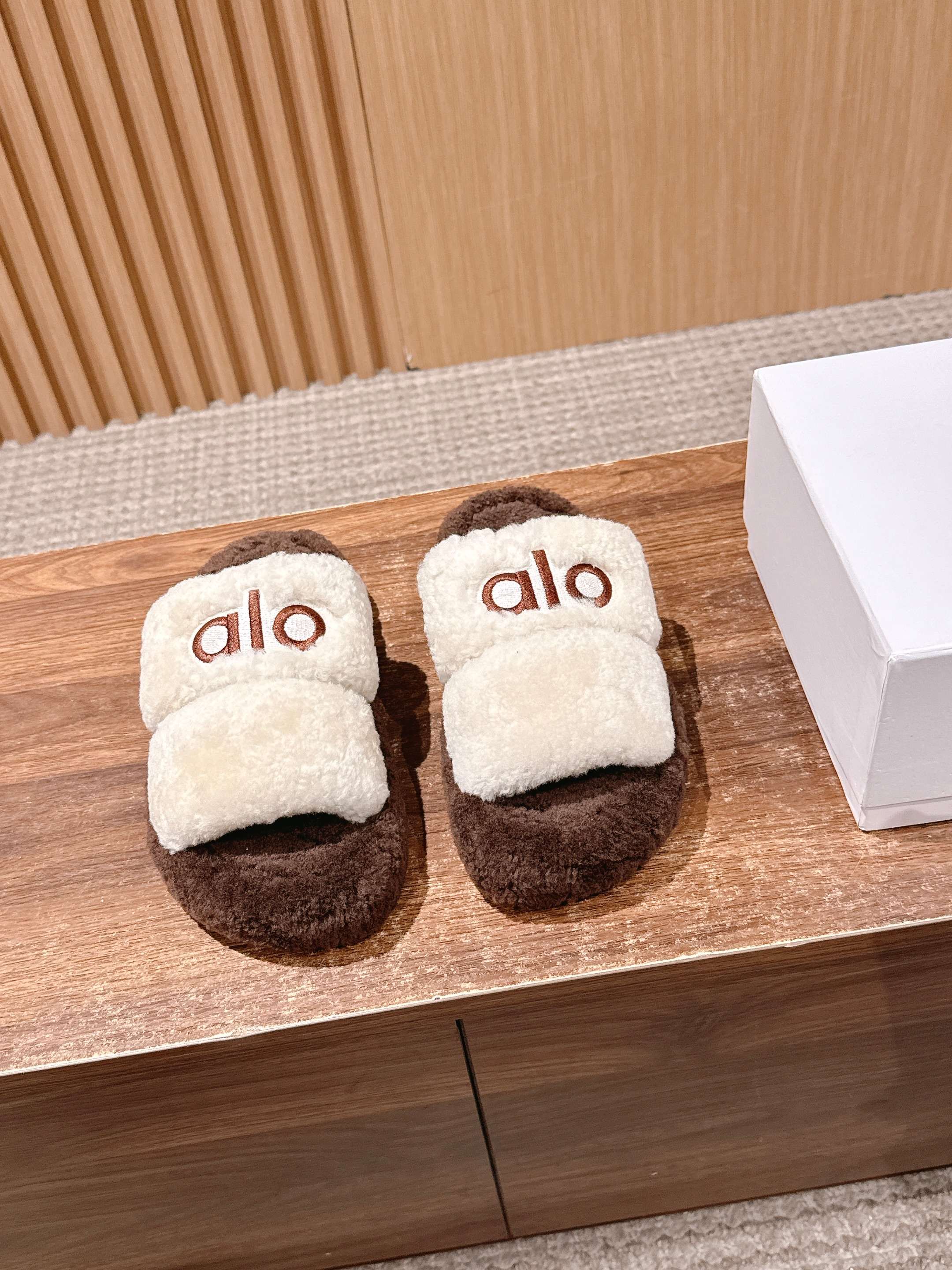 NO:484504,#New style of autumn and winter, thick-soled lamb fur open-toed plush slippers. Super soft and warm thick-soled lamb fur slippers are here. Preheat in autumn and winter, and the thick and delicate lamb fur hides the small thick-soled bottom!  Making the heightening of the upper foot more mysterious~ The furry slippers and winter's adaptability are simply amazing~ Material wool, inner wool, rubber sole, shoe size 35-39/40 Customized, non-return and exchange, fur shoes, slippers19860909#秋冬新款 厚底羊羔毛露趾毛绒拖鞋 超柔软超温暖的厚底羊羔毛拖鞋来喽,秋冬季抢先预热,厚实细腻的羊羔毛隐藏了小厚底！让上脚增高变得更神秘～毛茸茸的拖鞋与冬天的适配感简直绝了～ 材质羊毛 内里羊毛 大底橡胶大底 鞋码35-39/40定制不退换,毛毛鞋拖鞋,slippers,Women's Shoes