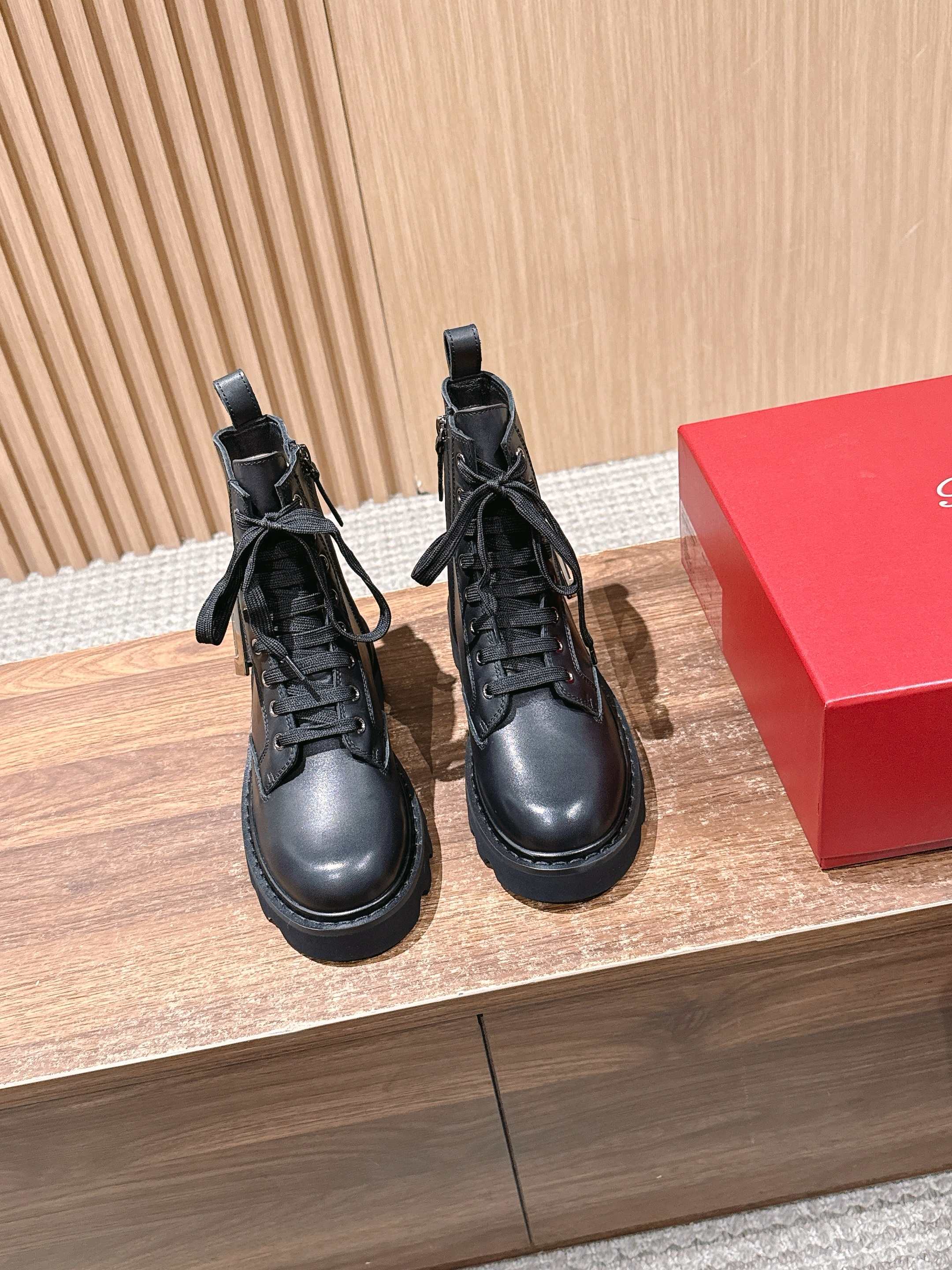 NO:484492,Roger Vivier Roger Vivier autumn and winter new women's boots Square buckle mid-tube boots thick-soled British style Martin boots Beautiful diamond buckle mid-tube boots, lace-up design, slimming on the upper body to modify the leg shape. The style is handsome and versatile and fashionable. The iconic brand diamond buckle shines with a bright light. In addition to the more interesting design, it also improves comfort. The large leather tongue design makes the large front cover more fitting the legs and makes it look slimmer. The upper line is neatly routed, and the exquisite oil edges can be seen to be carefully made. The velvet feels thick and soft, elegant and noble, and has a strong aura. The leather inner and insoles are comfortable and breathable, the leather is delicate, with gold silk screen printing inside, and the printing is excellent. The humanized pull-belt design at the back of the upper is convenient for putting on and taking off. It is also more handsome as an jewelry, and the details show the quality craftsmanship  Ultra-light foamed large sole, which reduces the load on the whole boot, soft and Q-elastic, extremely lightweight, comfortable and easy to wear, big brand high-end feel, very strong relief RV large LOGO, very fine workmanship, impeccable fabric high mercerized/reverse velvet leather inner sheepskin large sole rubber foamed large sole Size 35/36/37/38/39/40 (40 no return and exchange), boots, roger vivier, boots, sheepskin19860909Roger Vivier 罗杰维维亚秋冬新款女靴 方扣中筒靴厚底英伦风马丁靴 绝美钻扣中筒靴,系带设计,上身显瘦修饰腿型.风格帅气十足,百搭时尚,标志性品牌钻扣闪耀着璀璨光芒,简约别致除了设计上更加有趣,也提升了舒适性.真皮大鞋舌设计,大面积前挡更加贴合腿部,更加显瘦,鞋面车线走线工整,精美油边可见制作细致用心.,绒感厚实柔软,优雅高贵,气场超强. 真皮内里和鞋垫舒适透气,皮质细腻,内有金色丝印,印刷精良.鞋帮后处的人性化拉带设计,方便穿脱,作为饰品的存在也是更为帅气一些,细节彰显品质工艺 超轻发泡大底,为整靴减轻负重,柔软Q弹,脚感无比轻盈,舒适好穿,大牌高级感特别强,浮雕RV大LOGO做工相当精细,无可挑剔 面料高丝光/反绒皮 内里羊皮 大底橡胶发泡大底 尺码35/36/37/38/39/40（40不退换）,靴子,roger vivier,boots,sheepskin,Women's Shoes