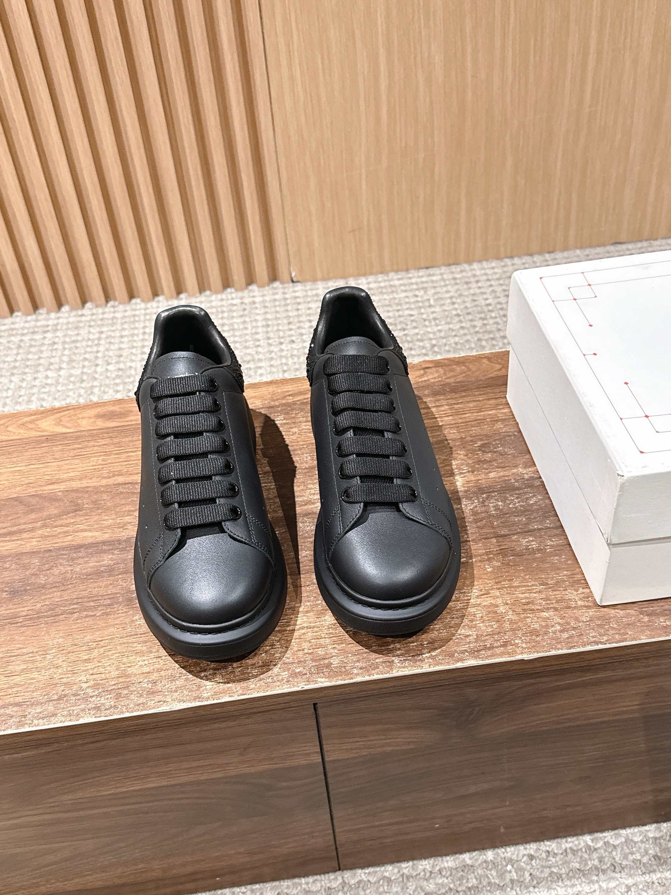 NO:484515,Men [Black Diamond and Black Leather Face] # McQueen deserves to be the king of classics among white shoes. There are indeed many people on the market, and the versions are also uneven, but they are still a distance from the genuine one!  Please see our exclusive 1 exclusive custom latest silk cowhide 2 upgraded last!  3 Upgraded original version without yellowing IP bottom!  Spend more than 20,000 yuan from the newly opened large-sole model!  The color has been upgraded again!  From large materials to large bottoms, we hope to give you a real original experience!  Exclusively customized imported silk cowhide leather from the back surface material, original leather inner lining/stand material top imported knitted breathable inner lining!  Exclusive anti-counterfeiting chip label Size women's size 35-39 (40 custom made without return or exchange) Men's size 39-45 (46/47+50 custom made without return or exchange), casual shoes/sports shoes, alexander mcqueen, sneakers, cowhide19860909男【黑钻黑皮面】 # 麦昆当之无愧算是小白鞋里的经典之王 市面上做的人也确实不在少数,版本也是参差不齐但真正离正品还是有一段距离！请看我们独家 1独家定制的最新丝绸牛皮 2升级版楦型！ 3升级原版不发黄ip大底！花费2万多从新开的大底模！颜色又升级！大到材质大底,小到五金我们都希望给你真正原版的体验！ 帮面材质独家定制进口丝绸牛皮,原版皮质 内里/垫脚材质顶级进口针织透气内里！ 独家防伪芯片标签 Size女码35-39（40定做不退换） 男码39-45（46/47+50定做不退换）,休闲鞋/运动鞋,alexander mcqueen,sneakers,cowhide,Women's Shoes