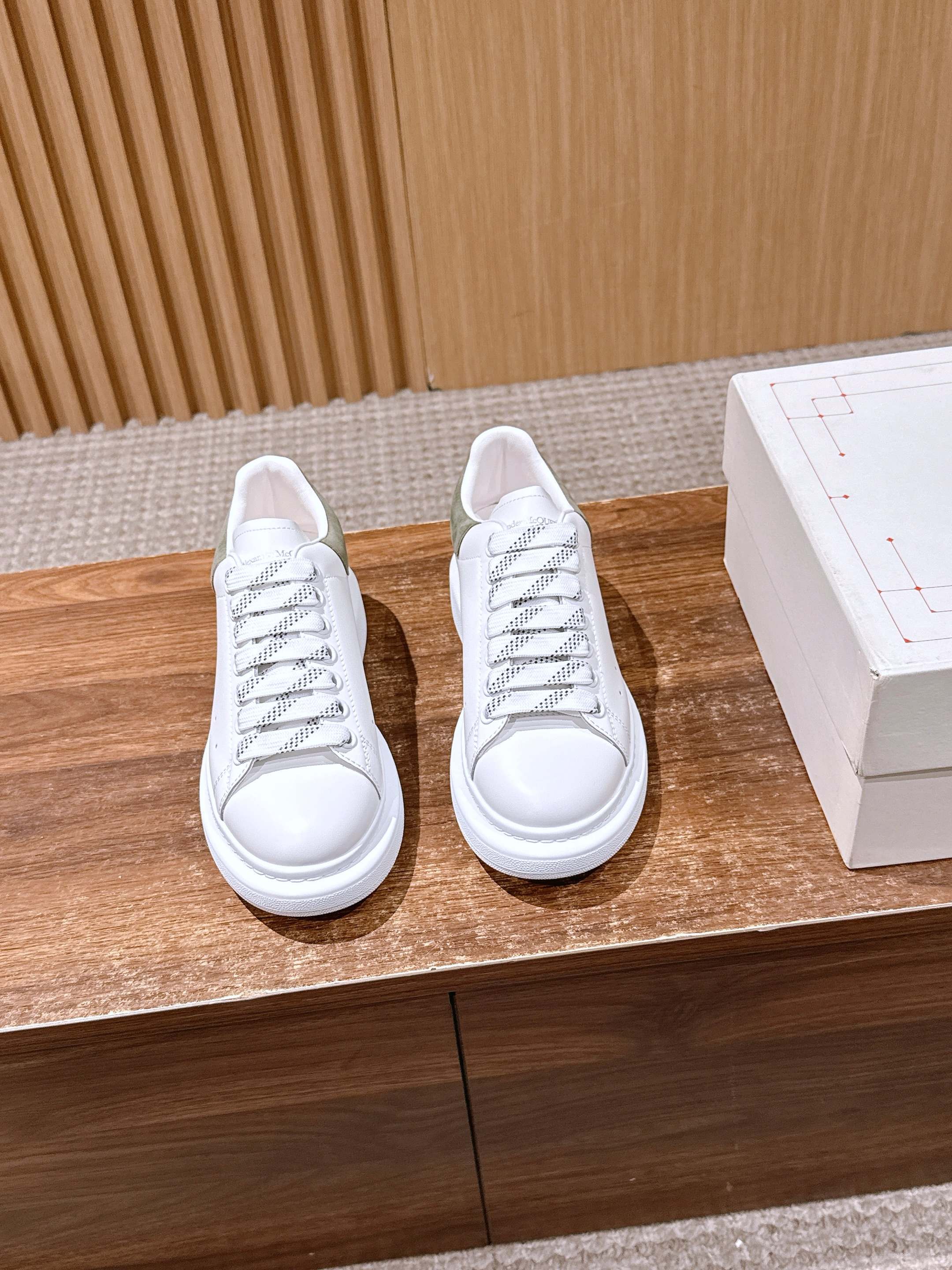 NO:484465,Men [Military Green Furtail] # McQueen deserves to be the king of classics among white shoes. There are indeed many people on the market, and the versions are also uneven, but they are still a distance from the genuine one!  Please see our exclusive 1 exclusive custom latest silk cowhide 2 upgraded last!  3 Upgraded original version without yellowing IP bottom!  Spend more than 20,000 yuan from the newly opened large-sole model!  The color has been upgraded again!  From large materials to large bottoms, we hope to give you a real original experience!  Exclusively customized imported silk cowhide leather from the back surface material, original leather inner lining/stand material top imported knitted breathable inner lining!  Exclusive anti-counterfeiting chip label Size women's size 35-39 (40 custom made without return or exchange) Men's size 39-45 (46/47+50 custom made without return or exchange), casual shoes/sports shoes, alexander mcqueen, sneakers, cowhide19860909男【军绿色绒尾】 # 麦昆当之无愧算是小白鞋里的经典之王 市面上做的人也确实不在少数,版本也是参差不齐但真正离正品还是有一段距离！请看我们独家 1独家定制的最新丝绸牛皮 2升级版楦型！ 3升级原版不发黄ip大底！花费2万多从新开的大底模！颜色又升级！大到材质大底,小到五金我们都希望给你真正原版的体验！ 帮面材质独家定制进口丝绸牛皮,原版皮质 内里/垫脚材质顶级进口针织透气内里！ 独家防伪芯片标签 Size女码35-39（40定做不退换） 男码39-45（46/47+50定做不退换）,休闲鞋/运动鞋,alexander mcqueen,sneakers,cowhide,Women's Shoes