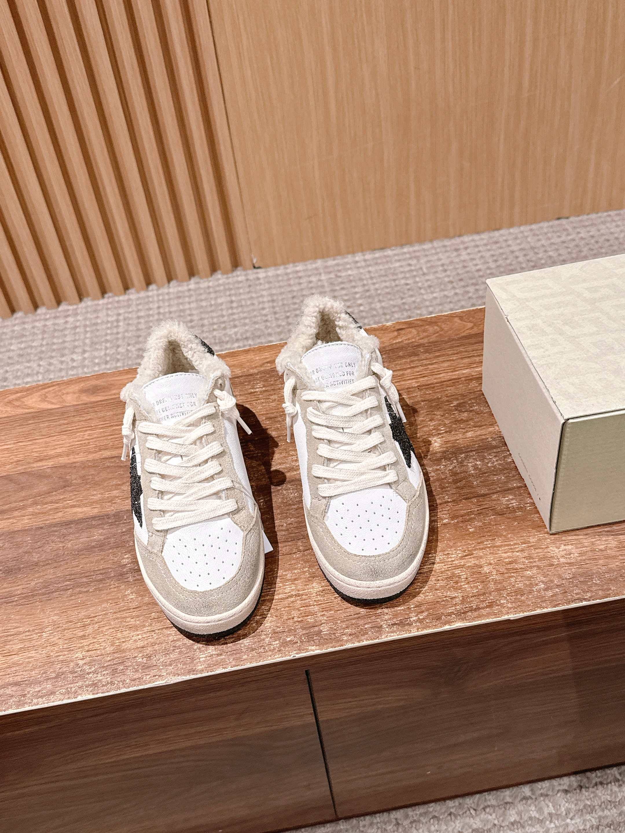 NO:484468,[Couple Size] #Dirty shoes and wool shoes OOTD|Cute real lamb wool shoes have been planted in the GGDB ballstar series these days, so let's share it with you. Love it hard, the embarrassment of invisible heightening and refusing to be teased. Many master bloggers and celebrities are wearing small dirty shoes. They are beautiful and delicate, and the wool is thickened with velvet but not big. Their ballstar has been planted in the inner heightening, and the small one is planted in the small GGDB dirty shoes and wool shoes, the old essence is cute and real lamb wool, and the leading casual style. Celebrity private servers are used to demonstrate their feet, looking at it and keeping warm!  Lamb wool semi-tugging, no longer afraid of cold winter, the inner height of the fur insole increases by 3.5cm, which makes your legs look thin, and it is very versatile. SIZE35-44M, casual shoes/sports shoes, sneakers19860909【情侣码】 #脏脏鞋毛鞋 OOTD|可爱的真羊羔毛 这几天被GGDB ballstar系列羊毛小脏鞋种草了,赶紧来分享给你们 狠狠爱了,隐形增高拒绝被调侃的尴尬,众多达人博主、明星都在穿的小脏鞋,颜值高上脚秀气,羊毛加绒加厚却不显脚大,他们家ballstar都是加了内增高,小个子狠狠被种草 GGDB 脏脏鞋毛鞋,做旧精髓可爱的真羊羔毛,搭配主导的休闲风,明星私服上脚示范,用心好看又保暖！羊羔毛半拖,冷冬也不再怕,毛鞋垫内增高3.5cm,妥妥的显腿瘦,百搭性杠杠的 SIZE35-44M,休闲鞋/运动鞋,sneakers,Women's Shoes