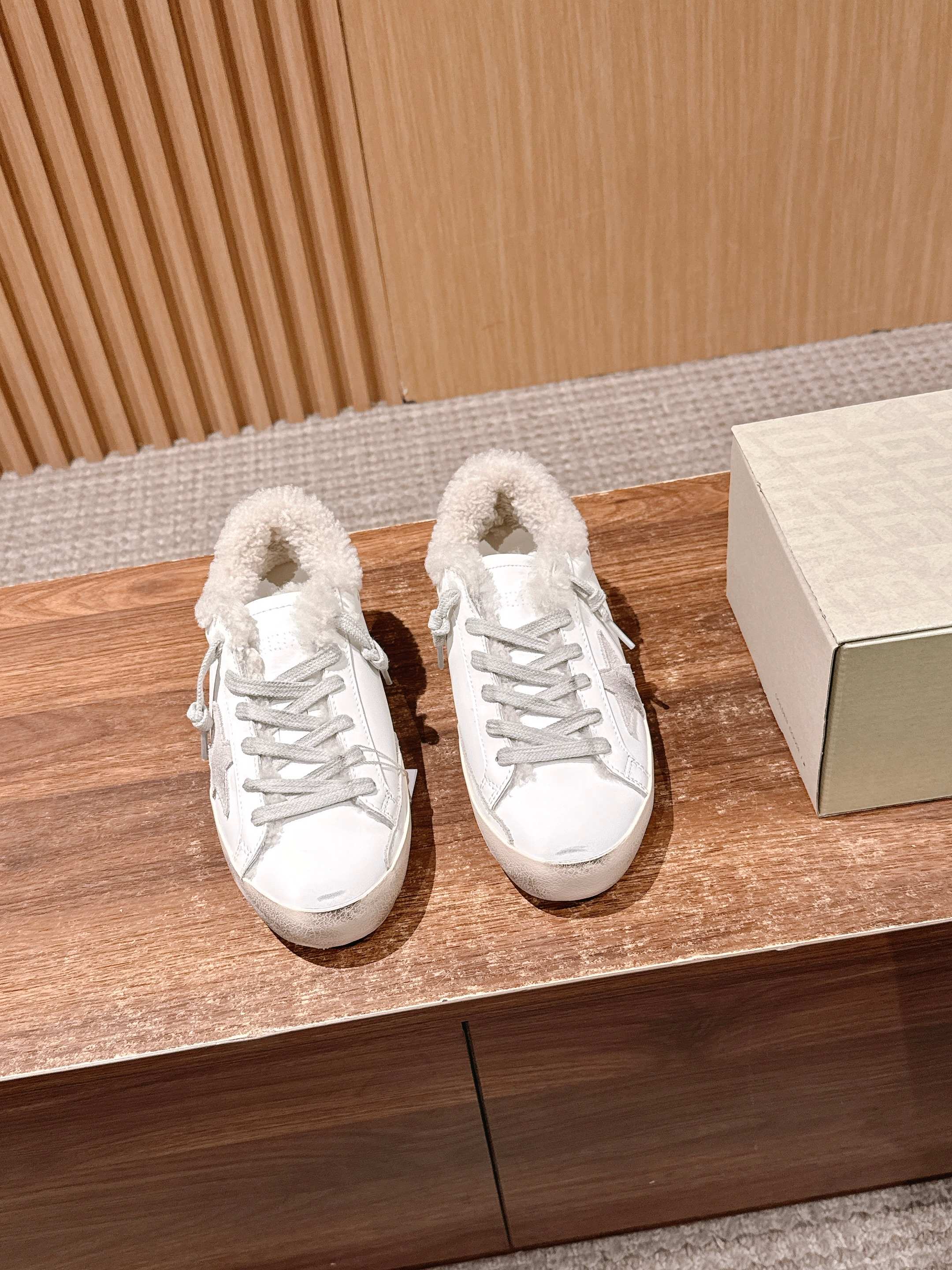 NO:484480,[Couple Size] #Dirty shoes and wool shoes OOTD|Cute real lamb wool shoes have been planted in the GGDB ballstar series these days, so let's share it with you. Love it hard, the embarrassment of invisible heightening and refusing to be teased. Many master bloggers and celebrities are wearing small dirty shoes. They are beautiful and delicate, and the wool is thickened with velvet but not big. Their ballstar has been planted in the inner heightening, and the small one is planted in the small GGDB dirty shoes and wool shoes, the old essence is cute and real lamb wool, and the leading casual style. Celebrity private servers are used to demonstrate their feet, looking at it and keeping warm!  Lamb wool semi-tugging, no longer afraid of cold winter, the inner height of the fur insole increases by 3.5cm, which makes your legs look thin, and it is very versatile. SIZE35-44M, casual shoes/sports shoes, sneakers19860909【情侣码】 #脏脏鞋毛鞋 OOTD|可爱的真羊羔毛 这几天被GGDB ballstar系列羊毛小脏鞋种草了,赶紧来分享给你们 狠狠爱了,隐形增高拒绝被调侃的尴尬,众多达人博主、明星都在穿的小脏鞋,颜值高上脚秀气,羊毛加绒加厚却不显脚大,他们家ballstar都是加了内增高,小个子狠狠被种草 GGDB 脏脏鞋毛鞋,做旧精髓可爱的真羊羔毛,搭配主导的休闲风,明星私服上脚示范,用心好看又保暖！羊羔毛半拖,冷冬也不再怕,毛鞋垫内增高3.5cm,妥妥的显腿瘦,百搭性杠杠的 SIZE35-44M,休闲鞋/运动鞋,sneakers,Women's Shoes