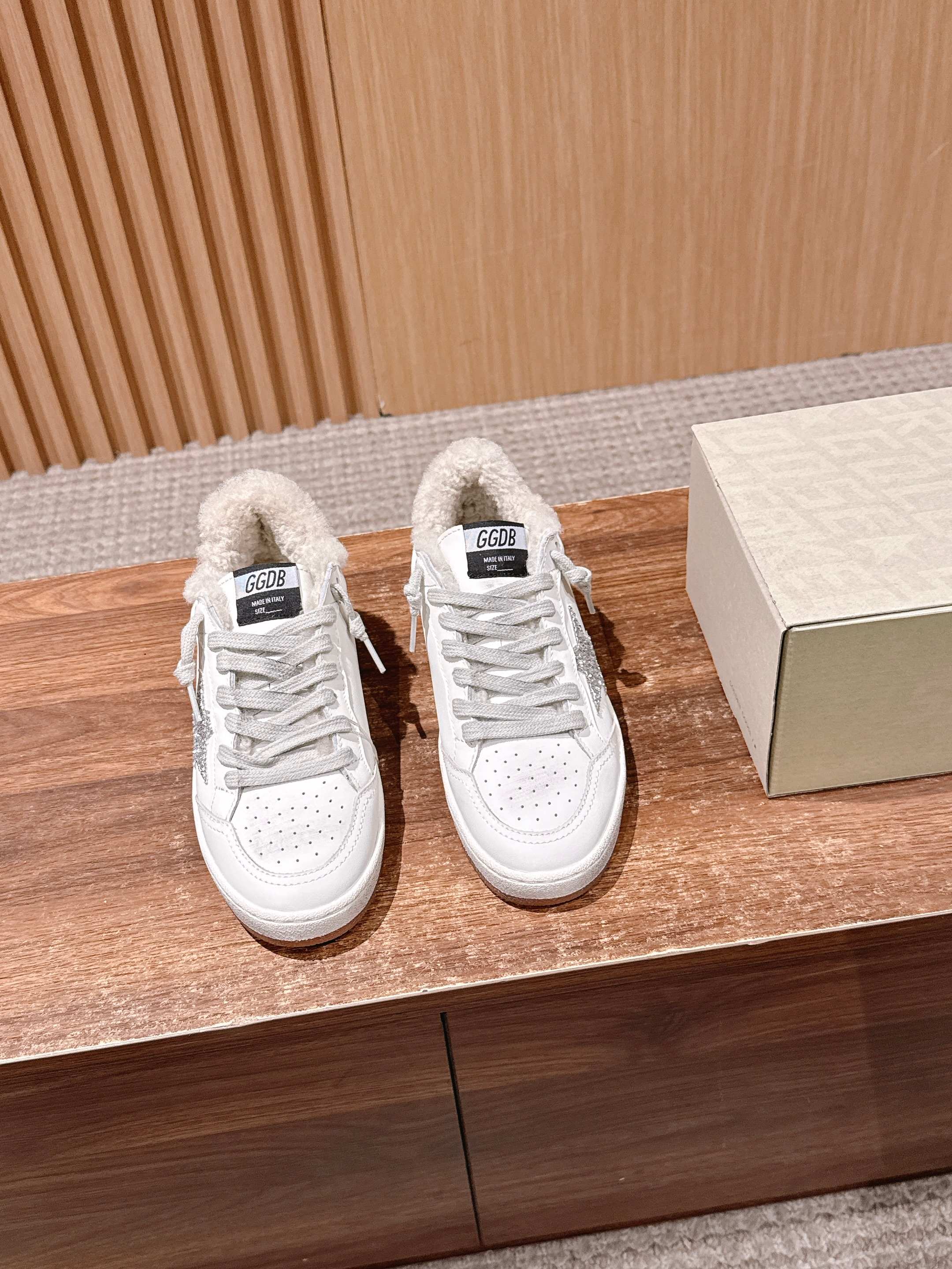 NO:484474,[Limited women's size] #Dirty shoes and wool shoes OOTD|Cute real lamb wool shoes have been planted in the GGDB ballstar series these days, so let's share it with you. I love you very much. The embarrassment of invisible heightening and refusing to be teased. Many master bloggers and celebrities are wearing small dirty shoes. They are beautiful and delicate. The wool and velvet thicken but not big. Their ballstars have been planted in the inner heightening. The small one is planted in the small GGDB dirty shoes and wool shoes, the old essence is cute and real lamb wool, and the leading casual style. Celebrity private servers are used to demonstrate their feet, looking at it and keeping warm!  Lamb wool semi-tugging, no longer afraid of cold winter, the inner height of the fur insole is increased by 3.5cm, which makes your legs look thin, and it is versatile. SIZE35-39 (40 custom-made, no return or exchange), casual shoes/sports shoes, sneakers19860909【限女码】 #脏脏鞋毛鞋 OOTD|可爱的真羊羔毛 这几天被GGDB ballstar系列羊毛小脏鞋种草了,赶紧来分享给你们 狠狠爱了,隐形增高拒绝被调侃的尴尬,众多达人博主、明星都在穿的小脏鞋,颜值高上脚秀气,羊毛加绒加厚却不显脚大,他们家ballstar都是加了内增高,小个子狠狠被种草 GGDB 脏脏鞋毛鞋,做旧精髓可爱的真羊羔毛,搭配主导的休闲风,明星私服上脚示范,用心好看又保暖！羊羔毛半拖,冷冬也不再怕,毛鞋垫内增高3.5cm,妥妥的显腿瘦,百搭性杠杠的 SIZE35-39（40定制不退换）,休闲鞋/运动鞋,sneakers,Women's Shoes