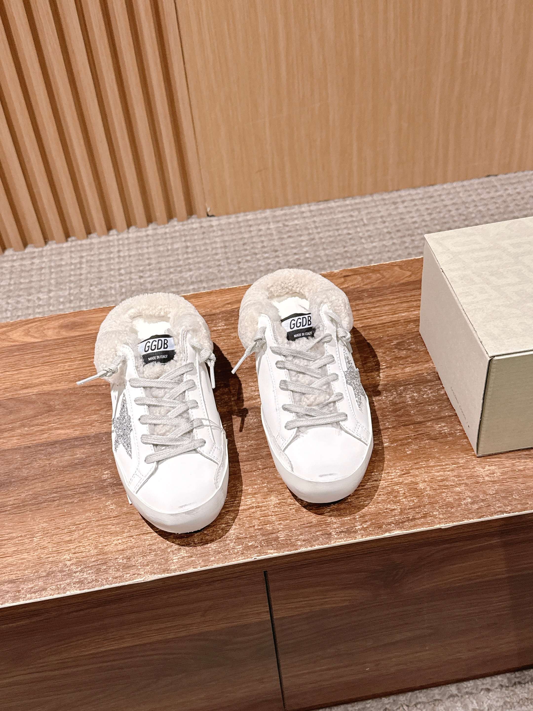 NO:484486,[Limited women's size] #Dirty shoes and wool shoes OOTD|Cute real lamb wool shoes have been planted in the GGDB ballstar series these days, so let's share it with you. I love you very much. The embarrassment of invisible heightening and refusing to be teased. Many master bloggers and celebrities are wearing small dirty shoes. They are beautiful and delicate. The wool and velvet thicken but not big. Their ballstars have been planted in the inner heightening. The small one is planted in the small GGDB dirty shoes and wool shoes, the old essence is cute and real lamb wool, and the leading casual style. Celebrity private servers are used to demonstrate their feet, looking at it and keeping warm!  Lamb wool semi-tugging, no longer afraid of cold winter, the inner height of the fur insole is increased by 3.5cm, which makes your legs look thin, and it is versatile. SIZE35-39 (40 custom-made, no return or exchange), casual shoes/sports shoes, sneakers19860909【限女码】 #脏脏鞋毛鞋 OOTD|可爱的真羊羔毛 这几天被GGDB ballstar系列羊毛小脏鞋种草了,赶紧来分享给你们 狠狠爱了,隐形增高拒绝被调侃的尴尬,众多达人博主、明星都在穿的小脏鞋,颜值高上脚秀气,羊毛加绒加厚却不显脚大,他们家ballstar都是加了内增高,小个子狠狠被种草 GGDB 脏脏鞋毛鞋,做旧精髓可爱的真羊羔毛,搭配主导的休闲风,明星私服上脚示范,用心好看又保暖！羊羔毛半拖,冷冬也不再怕,毛鞋垫内增高3.5cm,妥妥的显腿瘦,百搭性杠杠的 SIZE35-39（40定制不退换）,休闲鞋/运动鞋,sneakers,Women's Shoes