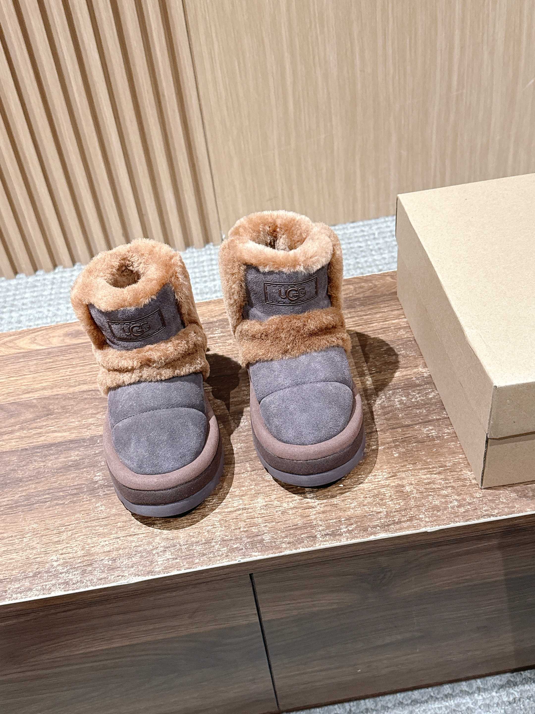 NO:484495,[Children's Shoes] UGG Oil Jiji New Winter Products Caterpillar Snow Boots Children's Shoes Short Thick and Warm Sheepskin Fur Integrated. The sub-zero sense of security is all the fashionable mix and matches it gives. Let's make a '光' girl together. The outside of the snow boots is a velvet leather. The milk is poured down and rinsed with water. It's clean. The dirt resistance and stain resistance are perfect! It's very convenient to take care of~ Real fur. The entire shoe boots are full of wool. It feels like it falls into the cloud when you step on it. It's super comfortable~ Material ox back fleece. The inner fur is real. The sole foamed sole. Size 26-34. Snow boots, boots, sheepskin.19860909【童鞋款】UGG 油叽叽新款冬季爆品 毛毛虫雪地靴童鞋短款  厚实温暖的羊皮毛一体 零下的安全感都是它给的各种时尚混搭都可搭配 一起做“茸”系女孩吧 雪地靴的外侧是翻绒皮层 牛奶倒下去用水冲一冲就干净 耐脏防污力满分! 打理十分方便～真正皮毛一体 整个鞋靴内里都是羊毛 踩上去像是掉在云朵里 超级舒服～  材质牛反绒  内里真毛里  大底发泡大底   码数26-34,雪地靴,boots,sheepskin,Women's Shoes