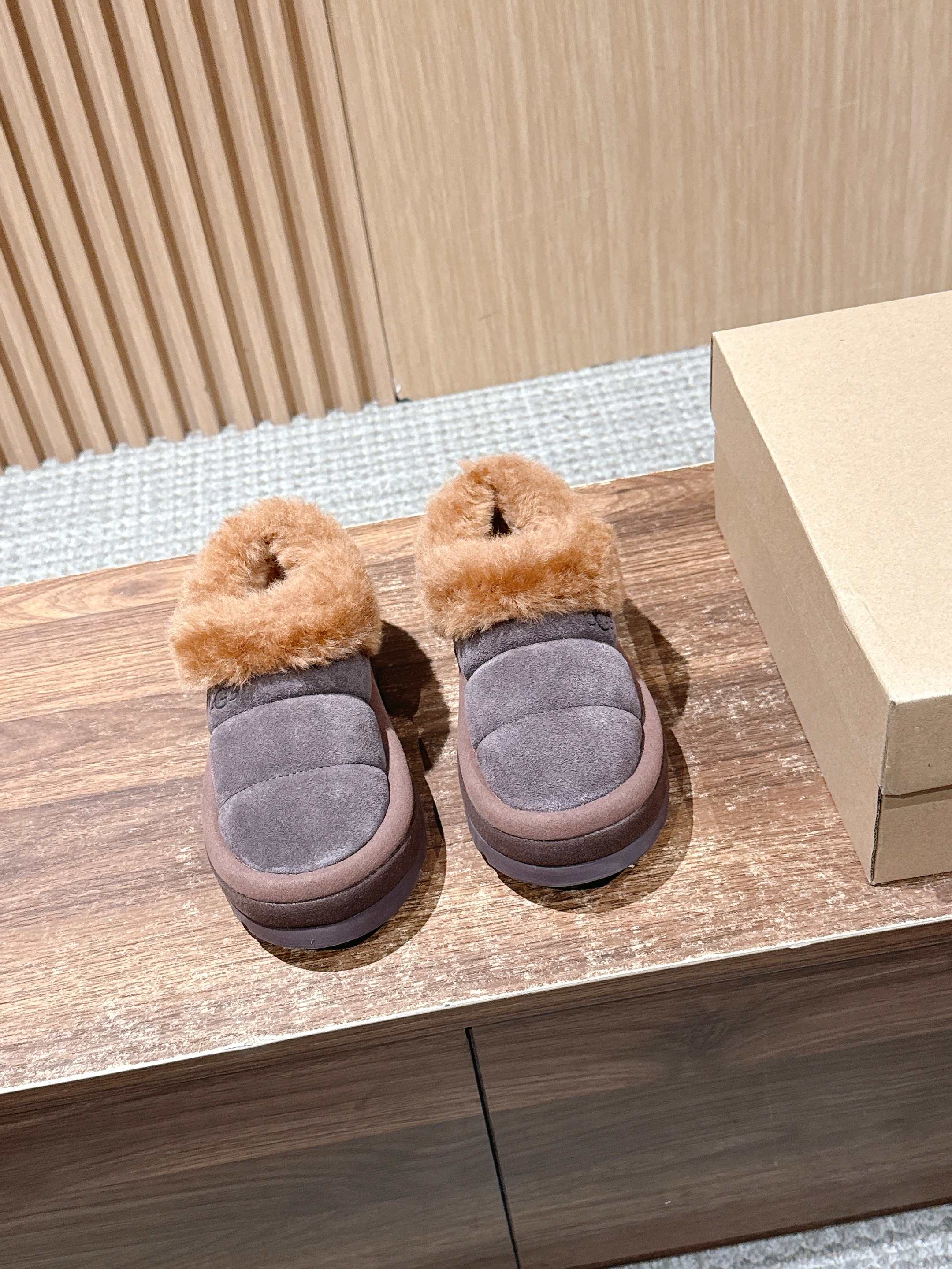 NO:484501,[Children's Shoes] UGG Oil Jiji New Winter Product Top Version Caterpillar Snow Boots Children's Shoes Thick and Warm Sheepskin Fur Integrated. The sense of security below zero is all the fashionable mix and matches it gives. Let's make a '光' girl together. The outside of the snow boots is a fleece layer. The milk is poured down and rinsed with water. It's clean. The dirt resistance and stain resistance are perfect! It's very convenient to take care of~ Real fleece. The entire shoe boots are full of wool. It feels like it falls into the clouds when you step on it. It's super comfortable~ Material cow velvet. The inner fleece is real. The sole foamed sole. Size 26-34. Snow boots, boots, sheepskin.19860909【童鞋款】UGG 油叽叽新款冬季爆品 顶版 毛毛虫雪地靴童鞋  厚实温暖的羊皮毛一体 零下的安全感都是它给的各种时尚混搭都可搭配 一起做“茸”系女孩吧 雪地靴的外侧是翻绒皮层 牛奶倒下去用水冲一冲就干净 耐脏防污力满分! 打理十分方便～真正皮毛一体 整个鞋靴内里都是羊毛 踩上去像是掉在云朵里 超级舒服～  材质牛反绒  内里真毛里  大底发泡大底   码数26-34,雪地靴,boots,sheepskin,Women's Shoes