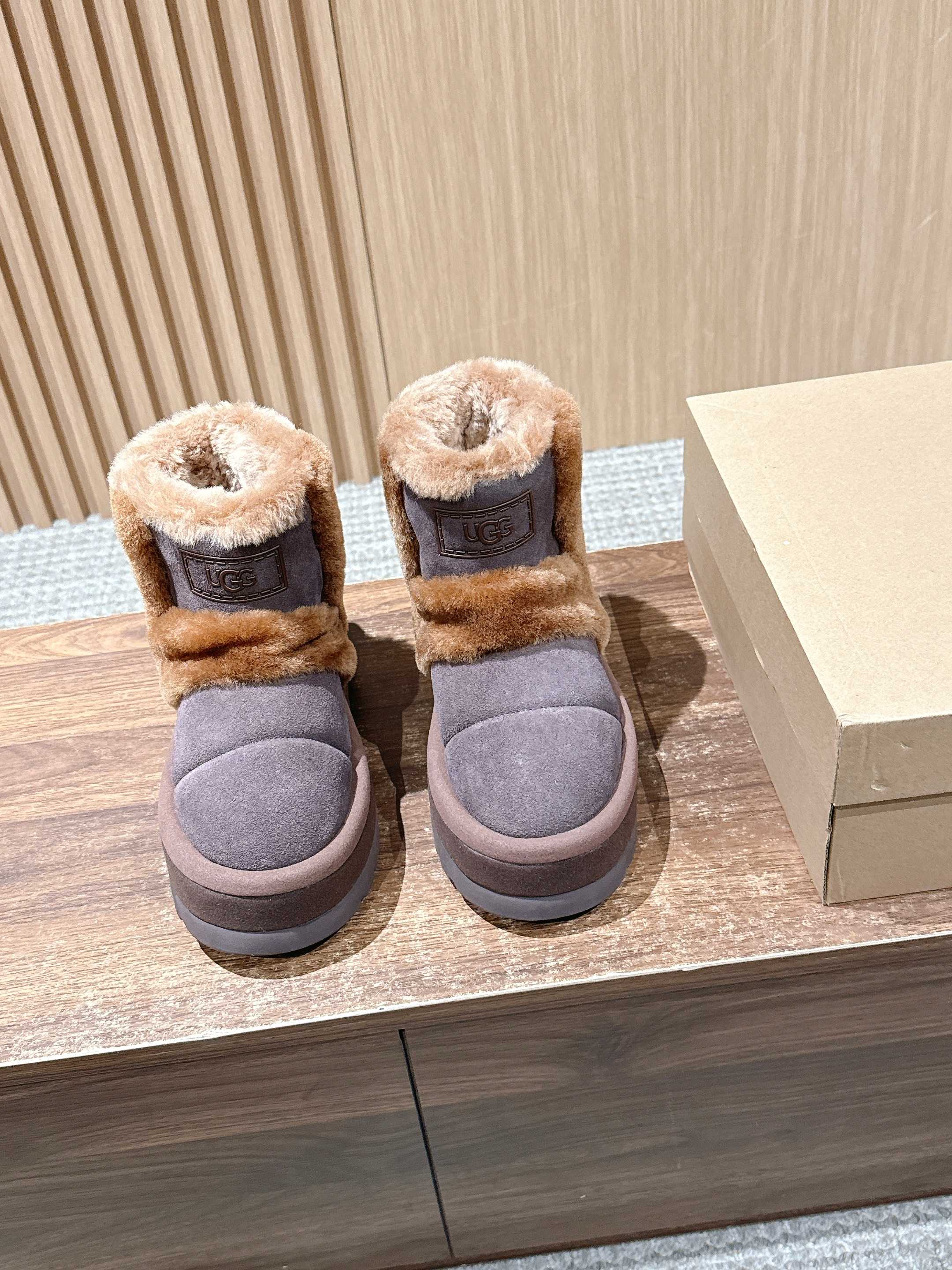 NO:484507,[Adults] UGG Oil Jiji New Winter Product Top Version Caterpillar Snow Boots Short Boots Thick and Warm Sheepskin Fur Integrated. The sense of security below zero is all the fashionable mix and matches it gives. Let's make a '光' girl together. The outside of the snow boots is a velvet leather. The milk is poured down and rinsed with water. It's clean. It's dirt-resistant and anti-fouling! It's very convenient to take care of~ Real fur. The entire shoe boots are full of wool. It feels like it falls into the clouds when you step on it. It's super comfortable~ Material is ox-back velvet. The inner fur is real. The sole is foamed. The size is 35-39 (40/41. Custom made of 40/41. No return or exchange). Snow boots, boots, sheepskin.19860909【大人款】UGG 油叽叽新款冬季爆品 顶版 毛毛虫雪地靴短靴  厚实温暖的羊皮毛一体 零下的安全感都是它给的各种时尚混搭都可搭配 一起做“茸”系女孩吧 雪地靴的外侧是翻绒皮层 牛奶倒下去用水冲一冲就干净 耐脏防污力满分! 打理十分方便～真正皮毛一体 整个鞋靴内里都是羊毛 踩上去像是掉在云朵里 超级舒服～  材质牛反绒  内里真毛里  大底发泡大底   码数35-39（40/41订做不退换）,雪地靴,boots,sheepskin,Women's Shoes