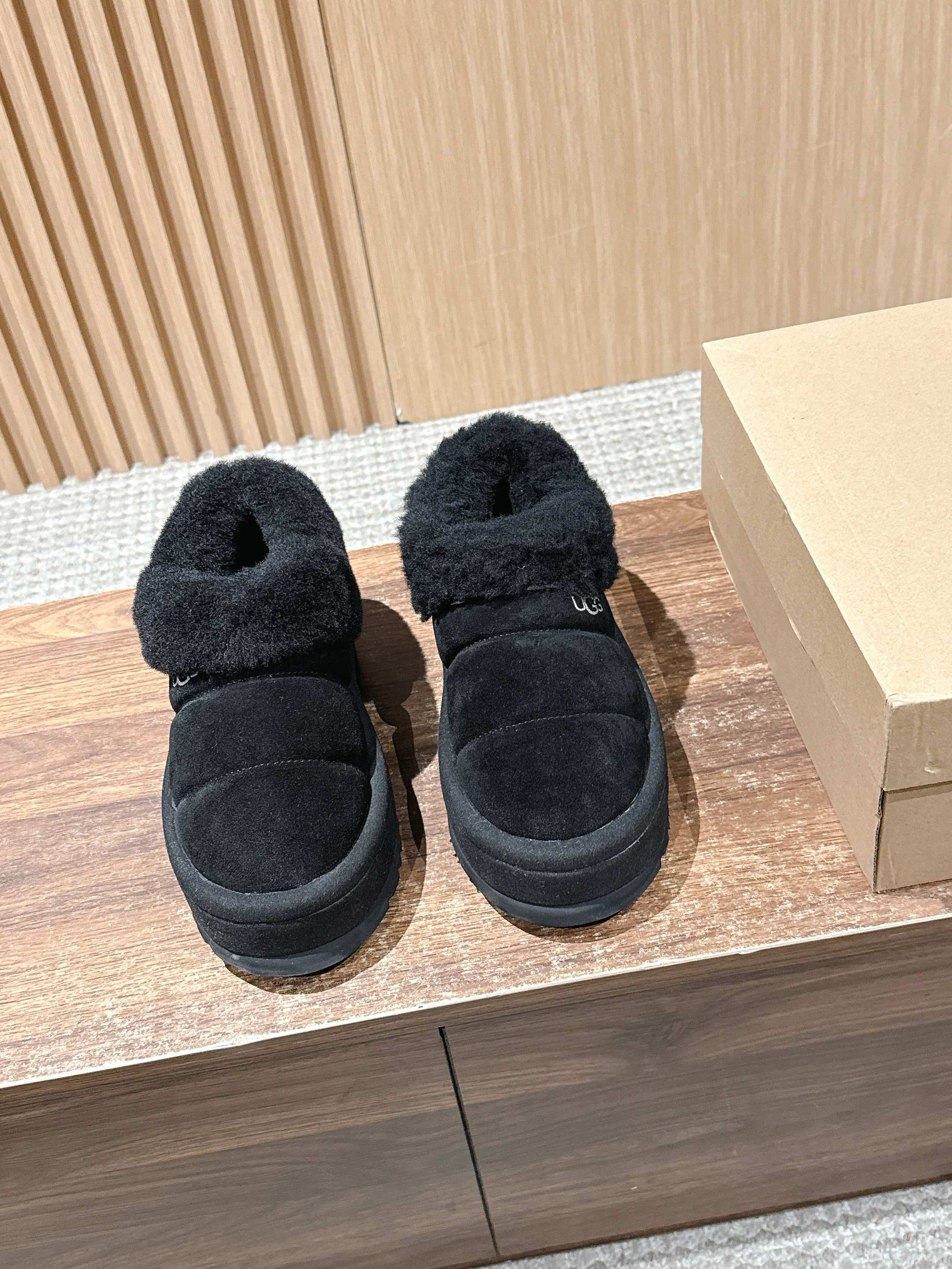 NO:484513,[Adults] UGG Oil Jiji New Winter Product Top Version Caterpillar Snow Boots Thick and Warm Sheepskin Fur Integrated. The sense of security below zero is all the fashionable mix and matches it gives. Let's make a '光' girl together. The outside of the snow boots is a velvet leather. The milk is poured down and rinsed with water. It's clean. It's dirt-resistant and anti-fouling! It's very convenient to take care of~ Real fur. The entire shoe boots are full of wool. It feels like it falls into the clouds when you step on it. It's super comfortable~ Material is ox-back velvet. The inner fur is real. The sole is foamed. The size is 35-39 (40/41. Custom made of 40/41. No return or exchange). Snow boots, boots, sheepskin.19860909【大人款】UGG 油叽叽新款冬季爆品 顶版 毛毛虫雪地靴  厚实温暖的羊皮毛一体 零下的安全感都是它给的各种时尚混搭都可搭配 一起做“茸”系女孩吧 雪地靴的外侧是翻绒皮层 牛奶倒下去用水冲一冲就干净 耐脏防污力满分! 打理十分方便～真正皮毛一体 整个鞋靴内里都是羊毛 踩上去像是掉在云朵里 超级舒服～  材质牛反绒  内里真毛里  大底发泡大底   码数35-39（40/41订做不退换）,雪地靴,boots,sheepskin,Women's Shoes