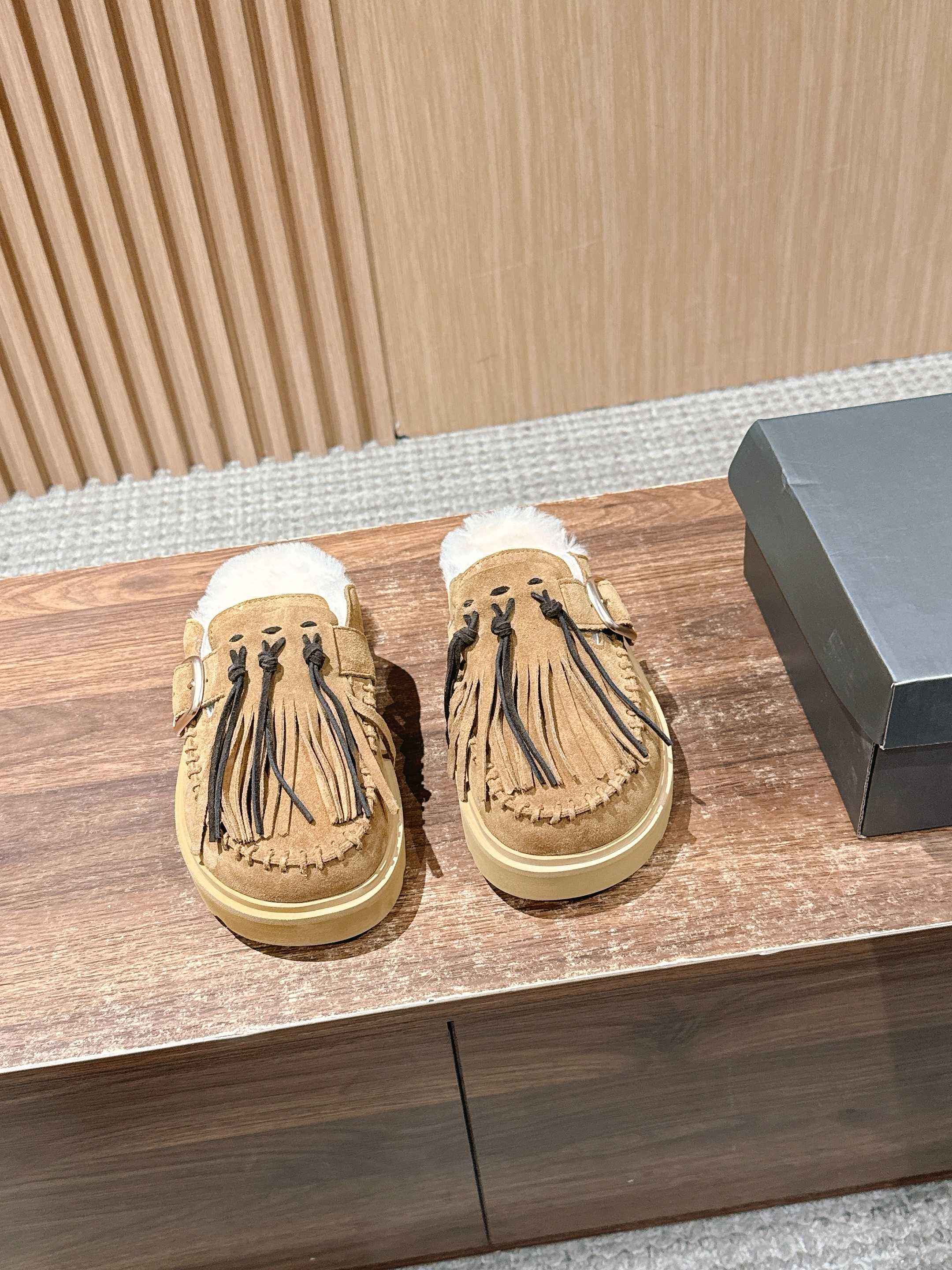 NO:484463,UGG Oil Jiji new tassel wool semi-drag. Thick-soled snow boots are spoiled. I can't help but spoil it. Seeing various versions of the market flying all over the sky, the exclusive customized combination of color-opening molds is about to be shipped... This ugg thick-soled short nude boots are genuine, not fur in one piece, the material is wool wool in one piece. As the name suggests, basically all uggs in the market are made of fur in one piece, because it is easy to produce the output directly by making bag shoes, and the cost is relatively low, so it is quick to make!  But the disadvantage is that the shoes are very easy to deform. If they are worn every day within a week, they will be severely deformed. This genuine ugg is made of fashion shoes. The material of cow velvet fits wool is used to pack it in a full set, and then cover the shoes, which involves many processes. You need to add a toe toe, then set the cloth, and then go through the 'bubble machine' to perform the subdivided processes of upper shaping, so the finished shoes are not easy to deform!  Our ugg is completely based on the authentic material process and can be compared at will~ SIZE35-40 size (40 customization without return or exchange), snow boots, boots19860909UGG 油叽叽新款流苏羊毛半拖 厚底雪地靴剧透来了 忍不住要剧透一下,看到市场各种版本满天飞,独家定制对色开模的组合底马上就要出货了……这款ugg厚底短款裸靴,正品并不是皮毛一体的,材料是牛绒贴合编织羊毛 顾名思义,基本市场所有ugg都是用皮毛一体来做,因为那样直接做套包鞋容易出产量,而且成本比较低,做起来又快！ 但是弊端是鞋子非常容易变形走样,如果天天穿没一周就严重变形 正品这款ugg是用做时装鞋 的做法去做,牛绒贴合羊毛的材料拿来全套包,再蒙鞋,牵扯到很多工序,要加鞋头港宝,然后定型布,再经过“馒头机”进行鞋面定型这些细分的工序,所以成品鞋不易变形！我们家的ugg完全按照正品材质工艺流程进行,可随意对比~ SIZE35-40码（40定制不退换）,雪地靴,boots,Women's Shoes