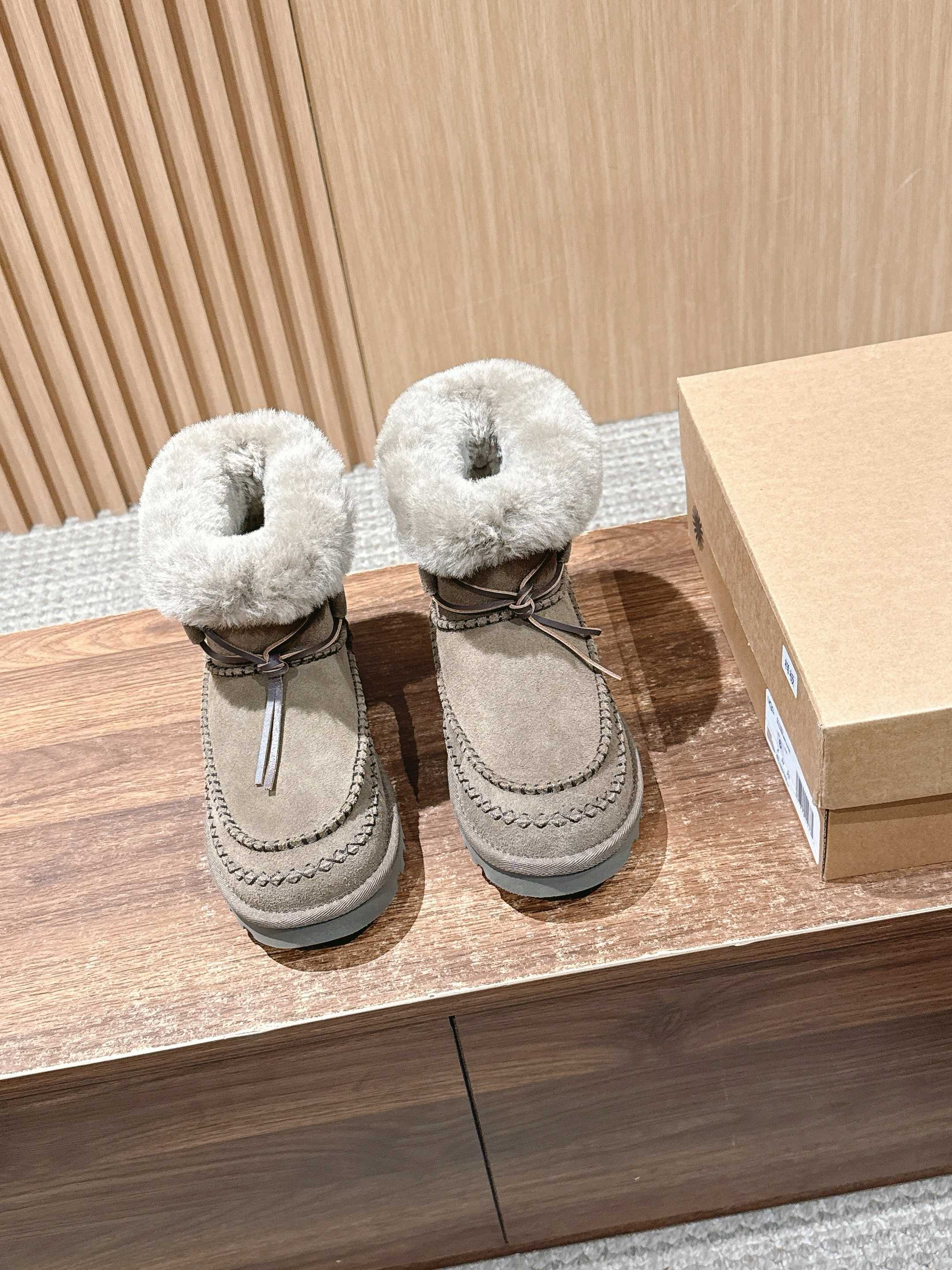 NO:484467,#Yujiji Classic Mid-Tube Boots Alpian Series - Inject warmth and style in every step of the cold winter. The series is famous for its unique stitching decoration design, showing exquisite handicrafts and unparalleled elegance. The upper is selected from the top of the fur material, matched with exquisite stitching decoration to show ingenious craftsmanship and fashion sense. The shoe mouth is specially designed with a spilling effect, which can also be kept warm in the cold winter. The inner part is made of natural sheepskin fur, which is elegantly fitted with the contour of each inch of the foot, bringing a dual experience of warmth and softness. The EVA sole of about 3 cm and the brand logo not only adds a comfortable and cushioning effect to walking, but also is light and flexible, making every step so easy. The perfect combination of classic design and modern functions!  Size 35/36/37/38/39/40 (40 non-return and exchange), snow boots, boots, sheepskin19860909#油叽叽经典中筒靴 阿尔派系列——在寒冷冬日每一步注入温暖与风格 系列以其独特的缝线装饰设计而著称,展现出精致的手工艺和无与伦比的优雅风范 鞋面甄选上乘翻毛皮材质,搭配精致缝线装饰,展现匠心工艺与时尚感.鞋口特别设计了溢毛效果,在寒冷的冬季亦能保持温暖. 内里采用天然羊皮毛一体材质,优雅贴合每一寸足部轮廓,带来温暖与柔软的双重体验. 3厘米左右的EVA大底配合品牌标识,不仅为行走增添舒适缓震效果,同时轻巧灵活,使每一步都如此轻松.经典设计与现代功能的完美结合！ 尺码35/36/37/38/39/40（40不退换）,雪地靴,boots,sheepskin,Women's Shoes