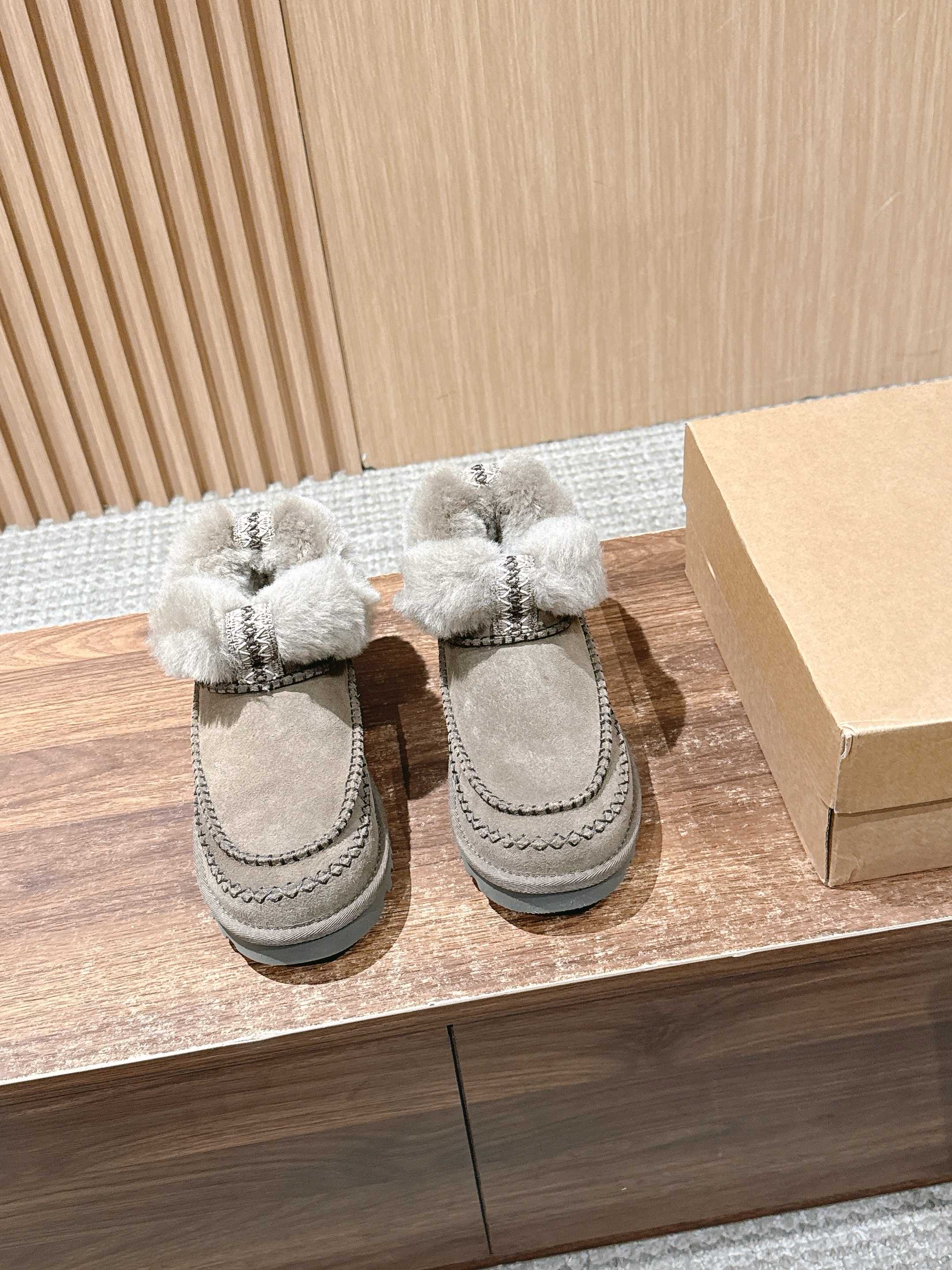 NO:484479,#Alpian series sheepskin fur integrated boots, a perfect combination of comfort and classic. The newly launched Alpian series sheepskin fur integrated slippers have become the best choice for home and leisure with their excellent design and extraordinary comfort. The high-quality fur upper is paired with exquisite spike details to provide a double enjoyment of vision and touch. The beautiful appearance and delicate workmanship combine to highlight the luxury style. The cowhide laces and stitching of the slippers not only add a sense of fashion, but also improve the durability of the shoes. Every detail is perfect!  The inner inside is made of sheepskin, bringing a warm and wrapping feeling, as if you are in the clouds. The three-layer EVA design with a thickness of up to 4 cm not only enhances the cushioning effect, but also makes every walk full of confidence and calmness. Size 35/36/37/38/39/40 (40 no return or exchange), snow boots, boots, slippers, cowhide, sheepskin19860909#阿尔派系列羊皮毛一体短靴,舒适与经典的完美结合 全新上架的阿尔派系列羊皮毛一体拖鞋,以其卓越的设计和非凡的舒适感,成为居家和外出休闲的不二之选. 选用优质翻毛皮鞋面,搭配精致的穗带细节,提供视觉与触觉的双重享受.靓丽外观与细腻做工相结合,彰显奢华风范.拖鞋的牛皮系带和缝线装饰,不仅增添了时尚感,更提高了鞋子的耐用性.每一处细节都精益求精！ 内里采用羊皮一体材质,带来暖融融的包裹感,仿佛置身云端.EVA三层贴合大底设计,高达4厘米的厚度,不仅增强了缓震效果,更让每一步行走都充满自信与从容. 尺码35/36/37/38/39/40（40不退换）,雪地靴,boots,slippers,cowhide,sheepskin,Women's Shoes