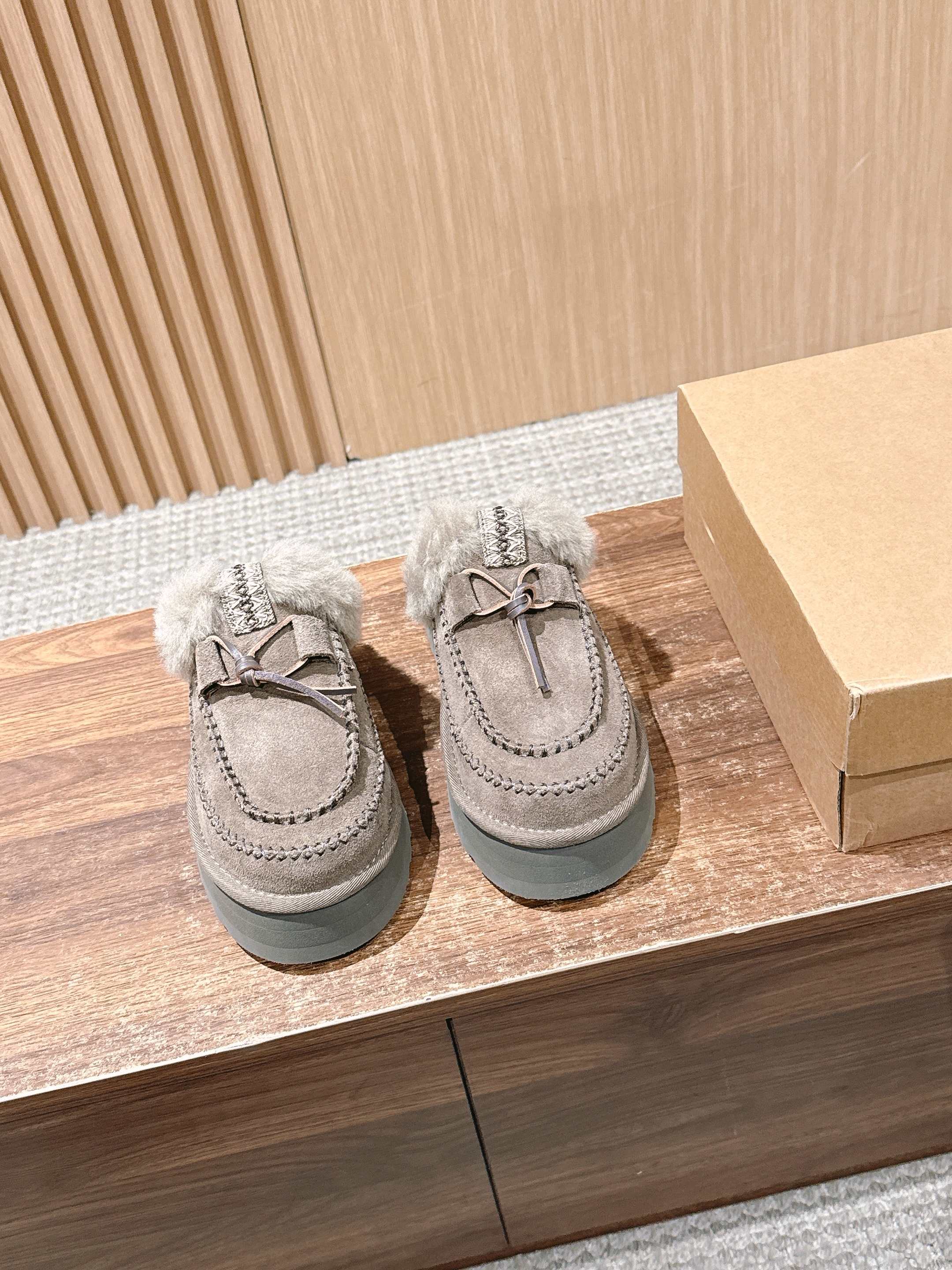 NO:484491,#Alpian series sheepskin-fur integrated slippers, a perfect combination of comfort and classic. The newly launched Alpian series sheepskin-fur integrated slippers have become the best choice for home and leisure with their excellent design and extraordinary comfort. The high-quality fur upper is paired with exquisite spike details to provide a double enjoyment of vision and touch. The beautiful appearance and delicate workmanship combine to highlight the luxury style. The cowhide laces and stitching of the slippers not only add a sense of fashion, but also improve the durability of the shoes. Every detail is perfect!  The inner inside is made of sheepskin, bringing a warm and wrapping feeling, as if you are in the clouds. The three-layer EVA design with a thickness of up to 4 cm not only enhances the cushioning effect, but also makes every walk full of confidence and calmness. Size 35/36/37/38/39/40 (40 no return or exchange), snow boots, boots, slippers, cowhide, sheepskin19860909#阿尔派系列羊皮毛一体拖鞋,舒适与经典的完美结合 全新上架的阿尔派系列羊皮毛一体拖鞋,以其卓越的设计和非凡的舒适感,成为居家和外出休闲的不二之选. 选用优质翻毛皮鞋面,搭配精致的穗带细节,提供视觉与触觉的双重享受.靓丽外观与细腻做工相结合,彰显奢华风范.拖鞋的牛皮系带和缝线装饰,不仅增添了时尚感,更提高了鞋子的耐用性.每一处细节都精益求精！ 内里采用羊皮一体材质,带来暖融融的包裹感,仿佛置身云端.EVA三层贴合大底设计,高达4厘米的厚度,不仅增强了缓震效果,更让每一步行走都充满自信与从容. 尺码35/36/37/38/39/40（40不退换）,雪地靴,boots,slippers,cowhide,sheepskin,Women's Shoes