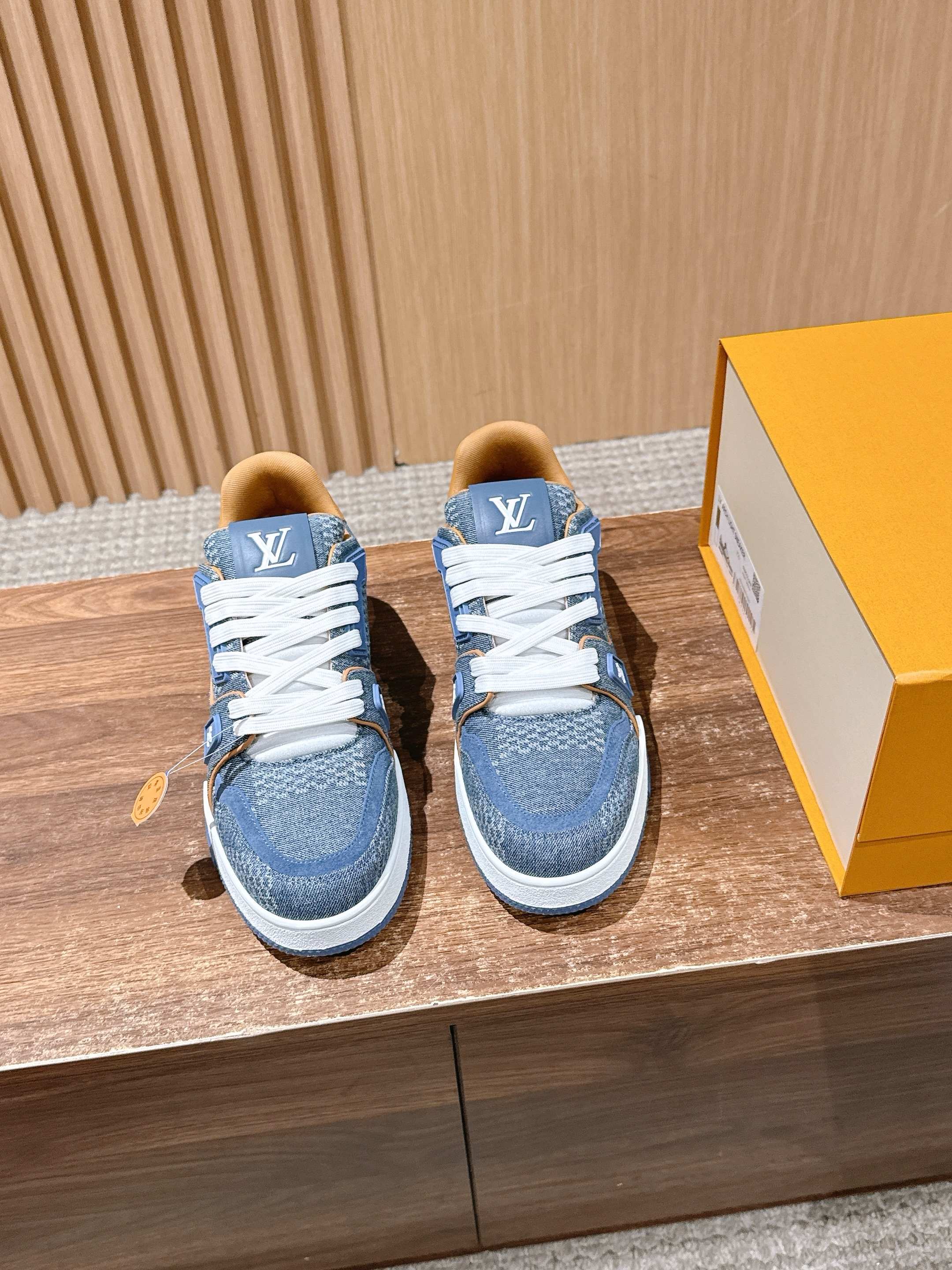 NO:486668,#Couple Size #Louis Vuitton Casual Sports Shoes Skateboard Shoes Classic Returns No one wants to miss!  The entire shoe body is covered with LVMonogram small logo. There are many classic color schemes of LV Trainer. Although the design of this season is similar in shape, there are still many highlights in details! Each pair of sewing work hours is 7 hours. The tongue, side and back are decorated with LV letters. The side is decorated with Vuitton logo. The outsole is decorated with Monogram flowers. Let’s talk about the craftsmanship. The embossment on the side adopts high-temperature hydraulic integrated technology, which has a strong three-dimensional feeling. The toe logo is on the shoe with the upper and tongue. The large sole car line is the same as ZP. The rear two needles must be heavy needles to prevent disconnection. These subtle differences reflect quality. Size Women’s size 35-39 (40 custom-made without return and exchange) Men’s size 39-46 (45/46 custom-made without return and exchange), casual shoes/sports, louis  vuitton, louis vuitton,sneakers19860909#情侣码 #路易威登休闲运动鞋 滑板鞋 经典回归每一个都不想错过！整个鞋身都有LVMonogram小标识覆盖 LV Trainer经典配色有很多,这一季的设计虽然在造型上比较类似,但是在细节上还是有很多亮点哒! 每双缝纫工时7小时 鞋舌、侧面和后部饰有 LV 字母 侧面饰有 Vuitton 标识 外底饰有Monogram花卉,说下工艺,侧面的压纹采用的是高温液压一体式的技术,立体感超强,鞋头logo与鞋面和鞋舌呈一条中轴线,大底车线也是跟ZP一样的工艺收针的后两针一定是重针,防止脱线,这些细微的差别体现出品质. Size 女码35-39（40定制不退换） 男码39-46（45/46定制不退换）,休闲鞋/运动鞋,louis vuitton,louis vuitton,sneakers,Women's Shoes