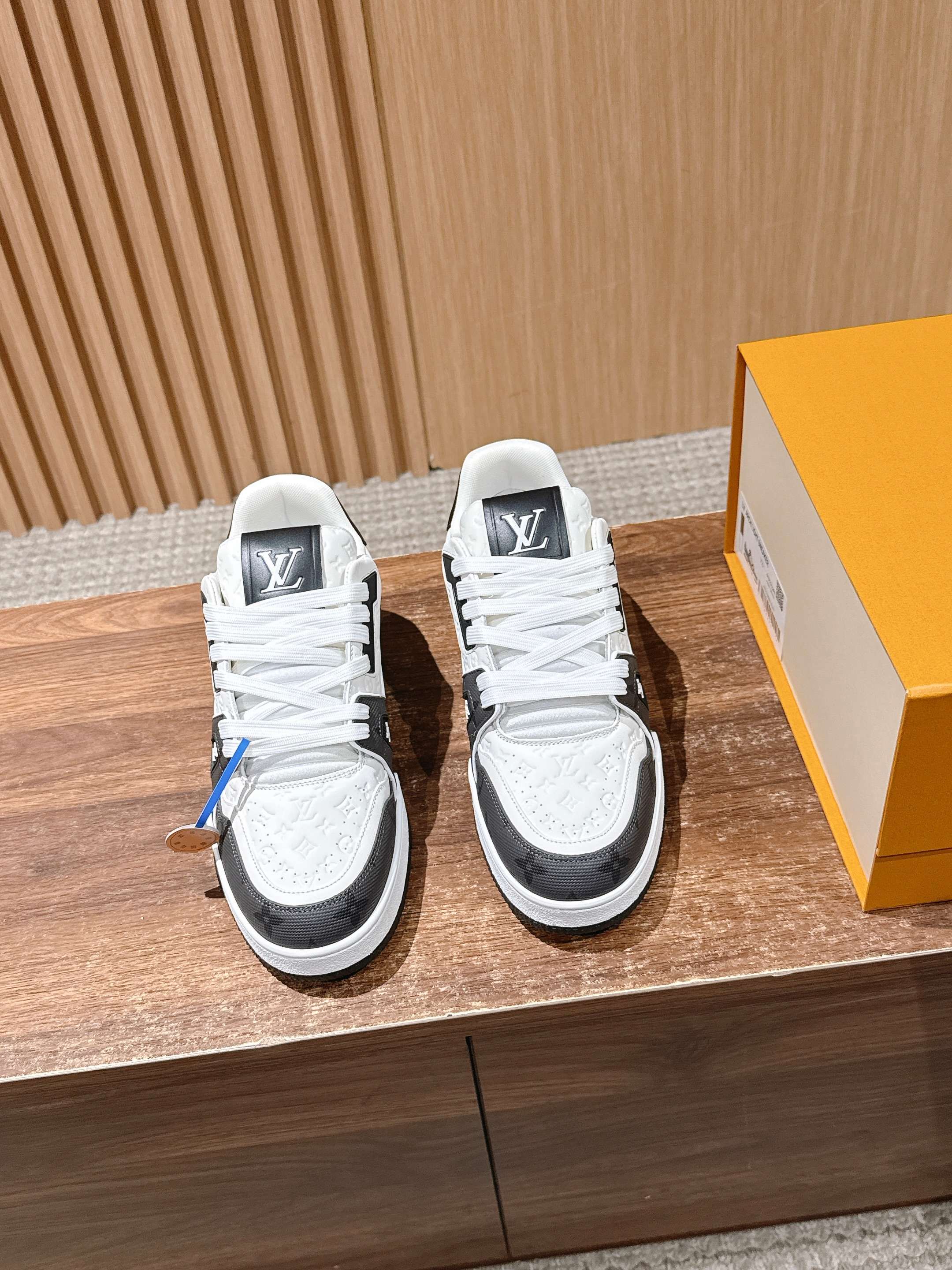 NO:486705,#Couple Size #Louis Vuitton Casual Sports Shoes Skateboard Shoes Classic Returns No one wants to miss!  The entire shoe body is covered with LVMonogram small logo. There are many classic color schemes of LV Trainer. Although the design of this season is similar in shape, there are still many highlights in details! Each pair of sewing work hours is 7 hours. The tongue, side and back are decorated with LV letters. The side is decorated with Vuitton logo. The outsole is decorated with Monogram flowers. Let’s talk about the craftsmanship. The embossment on the side adopts high-temperature hydraulic integrated technology, which has a strong three-dimensional feeling. The toe logo is on the toe with the upper and tongue. The large sole car line is the same as ZP. The rear two needles must be heavy needles to prevent disconnection. These subtle differences reflect quality. Size Women’s size 35-39 (40 custom-made without return and exchange) Men’s size 39-46 (45/46 custom-made without return and exchange), casual shoes/sports, louis  vuitton, louis vuitton,sneakers19860909#情侣码 #路易威登休闲运动鞋 滑板鞋 经典回归每一个都不想错过！整个鞋身都有LVMonogram小标识覆盖 LV Trainer经典配色有很多,这一季的设计虽然在造型上比较类似,但是在细节上还是有很多亮点哒! 每双缝纫工时7小时 鞋舌、侧面和后部饰有 LV 字母 侧面饰有 Vuitton 标识 外底饰有Monogram花卉,说下工艺,侧面的压纹采用的是高温液压一体式的技术,立体感超强,鞋头logo与鞋面和鞋舌呈一条中轴线,大底车线也是跟ZP一样的工艺收针的后两针一定是重针,防止脱线,这些细微的差别体现出品质. Size 女码35-39（40定制不退换） 男码39-46（45/46定制不退换）,休闲鞋/运动鞋,louis vuitton,louis vuitton,sneakers,Women's Shoes