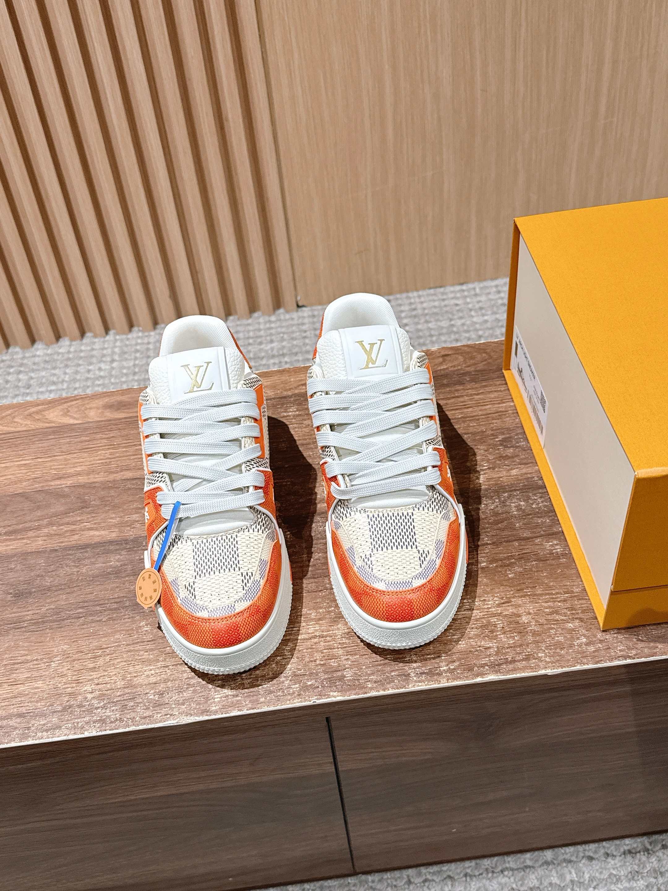 NO:486693,#Couple Size #Louis Vuitton Casual Sports Shoes Skateboard Shoes Classic Returns No one wants to miss!  The entire shoe body is covered with LVMonogram small logo. There are many classic color schemes of LV Trainer. Although the design of this season is similar in shape, there are still many highlights in details! Each pair of sewing work hours is 7 hours. The tongue, side and back are decorated with LV letters. The side is decorated with Vuitton logo. The outsole is decorated with Monogram flowers. Let’s talk about the craftsmanship. The embossment on the side adopts high-temperature hydraulic integrated technology, which has a strong three-dimensional feeling. The toe logo is on the shoe with the upper and tongue. The large sole car line is the same as ZP. The rear two needles must be heavy needles to prevent disconnection. These subtle differences reflect quality. Size Women’s size 35-39 (40 custom-made without return and exchange) Men’s size 39-46 (45/46 custom-made without return and exchange), casual shoes/sports, louis  vuitton, louis vuitton,sneakers19860909#情侣码 #路易威登休闲运动鞋 滑板鞋 经典回归每一个都不想错过！整个鞋身都有LVMonogram小标识覆盖 LV Trainer经典配色有很多,这一季的设计虽然在造型上比较类似,但是在细节上还是有很多亮点哒! 每双缝纫工时7小时 鞋舌、侧面和后部饰有 LV 字母 侧面饰有 Vuitton 标识 外底饰有Monogram花卉,说下工艺,侧面的压纹采用的是高温液压一体式的技术,立体感超强,鞋头logo与鞋面和鞋舌呈一条中轴线,大底车线也是跟ZP一样的工艺收针的后两针一定是重针,防止脱线,这些细微的差别体现出品质. Size 女码35-39（40定制不退换） 男码39-46（45/46定制不退换）,休闲鞋/运动鞋,louis vuitton,louis vuitton,sneakers,Women's Shoes