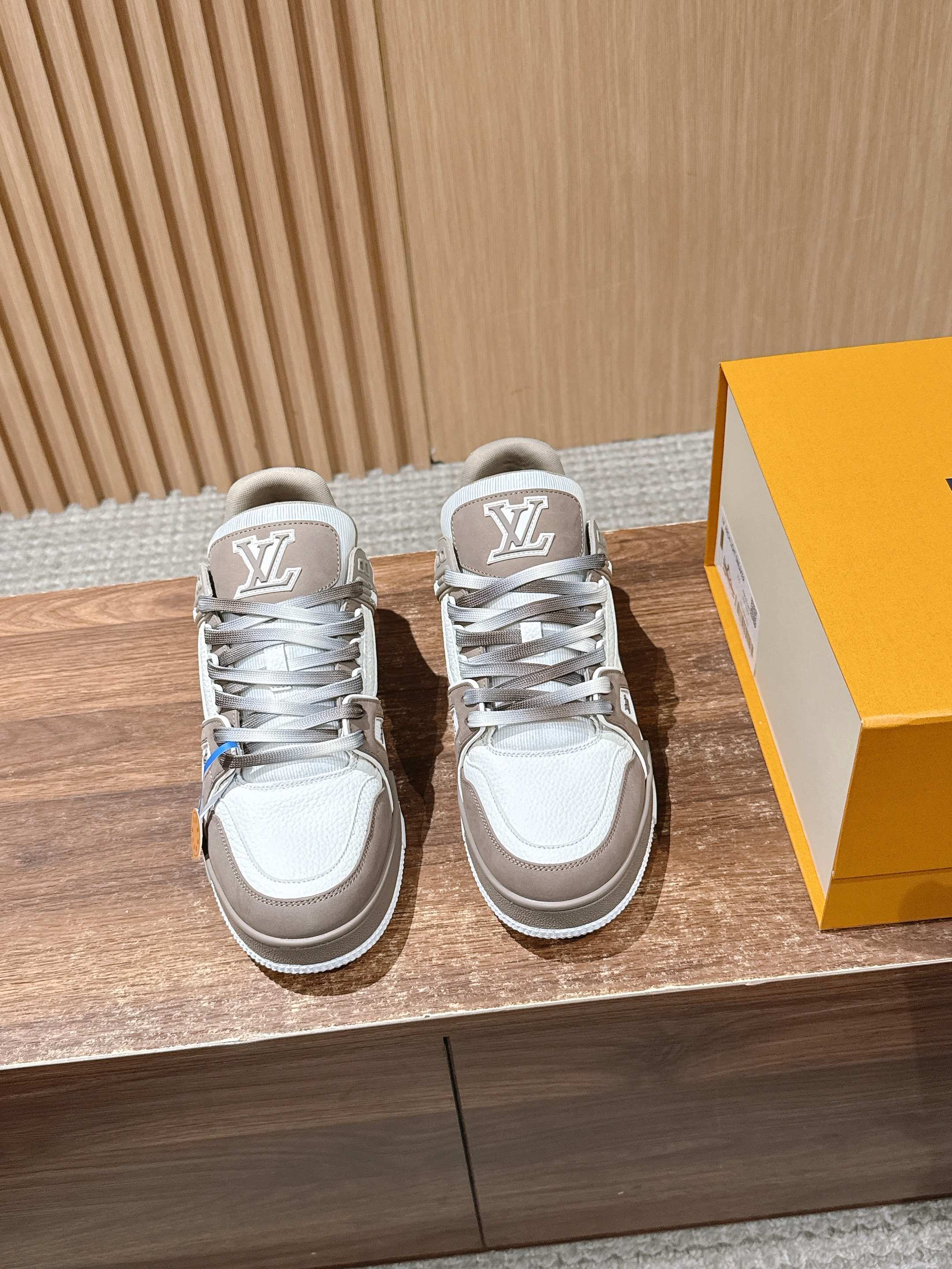 NO:486651,#Couple Size #Louis Vuitton Casual Sports Shoes Skateboard Shoes Classic Returns No one wants to miss!  The entire shoe body is covered with LVMonogram small logo. There are many classic color schemes of LV Trainer. Although the design of this season is similar in shape, there are still many highlights in details! Each pair of sewing work hours is 7 hours. The tongue, side and back are decorated with LV letters. The side is decorated with Vuitton logo. The outsole is decorated with Monogram flowers. Let’s talk about the craftsmanship. The embossment on the side adopts high-temperature hydraulic integrated technology, which has a strong three-dimensional feeling. The toe logo is on the shoe with the upper and tongue. The large sole car line is the same as ZP. The rear two needles must be heavy needles to prevent disconnection. These subtle differences reflect quality. Size Women’s size 35-39 (40 custom-made without return and exchange) Men’s size 39-46 (45/46 custom-made without return and exchange), casual shoes/sports, louis  vuitton, louis vuitton,sneakers19860909#情侣码 #路易威登休闲运动鞋 滑板鞋 经典回归每一个都不想错过！整个鞋身都有LVMonogram小标识覆盖 LV Trainer经典配色有很多,这一季的设计虽然在造型上比较类似,但是在细节上还是有很多亮点哒! 每双缝纫工时7小时 鞋舌、侧面和后部饰有 LV 字母 侧面饰有 Vuitton 标识 外底饰有Monogram花卉,说下工艺,侧面的压纹采用的是高温液压一体式的技术,立体感超强,鞋头logo与鞋面和鞋舌呈一条中轴线,大底车线也是跟ZP一样的工艺收针的后两针一定是重针,防止脱线,这些细微的差别体现出品质. Size 女码35-39（40定制不退换） 男码39-46（45/46定制不退换）,休闲鞋/运动鞋,louis vuitton,louis vuitton,sneakers,Women's Shoes