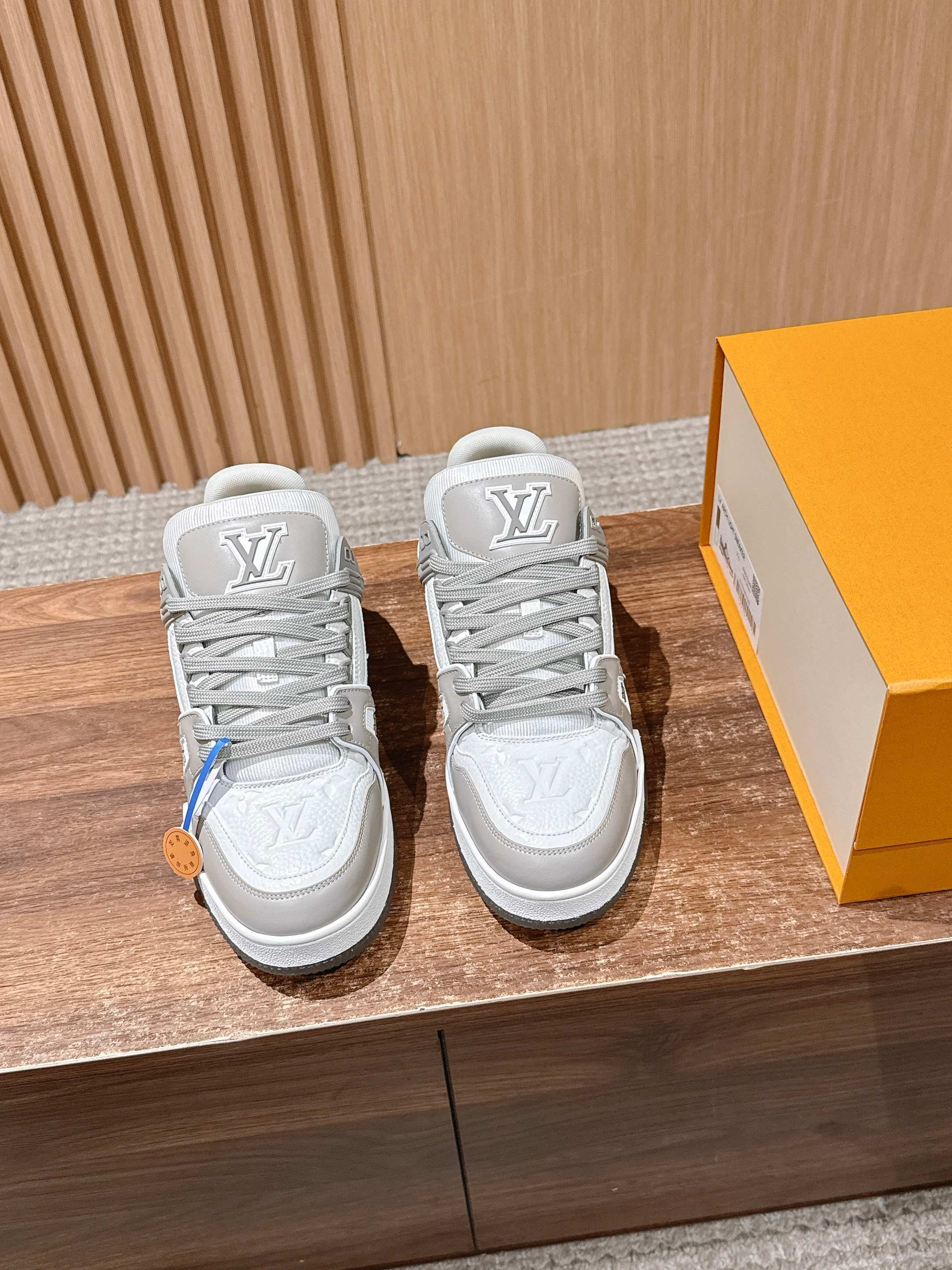 NO:486620,#Couple Size #Louis Vuitton Casual Sports Shoes Skateboard Shoes Classic Returns No one wants to miss!  The entire shoe body is covered with LVMonogram small logo. There are many classic color schemes of LV Trainer. Although the design of this season is similar in shape, there are still many highlights in details! Each pair of sewing work hours is 7 hours. The tongue, side and back are decorated with LV letters. The side is decorated with Vuitton logo. The outsole is decorated with Monogram flowers. Let’s talk about the craftsmanship. The embossment on the side adopts high-temperature hydraulic integrated technology, which has a strong three-dimensional feeling. The toe logo is on the shoe with the upper and tongue. The large sole car line is the same as ZP. The rear two needles must be heavy needles to prevent disconnection. These subtle differences reflect quality. Size Women’s size 35-39 (40 custom-made without return and exchange) Men’s size 39-46 (45/46 custom-made without return and exchange), casual shoes/sports, louis  vuitton, louis vuitton,sneakers19860909#情侣码 #路易威登休闲运动鞋 滑板鞋 经典回归每一个都不想错过！整个鞋身都有LVMonogram小标识覆盖 LV Trainer经典配色有很多,这一季的设计虽然在造型上比较类似,但是在细节上还是有很多亮点哒! 每双缝纫工时7小时 鞋舌、侧面和后部饰有 LV 字母 侧面饰有 Vuitton 标识 外底饰有Monogram花卉,说下工艺,侧面的压纹采用的是高温液压一体式的技术,立体感超强,鞋头logo与鞋面和鞋舌呈一条中轴线,大底车线也是跟ZP一样的工艺收针的后两针一定是重针,防止脱线,这些细微的差别体现出品质. Size 女码35-39（40定制不退换） 男码39-46（45/46定制不退换）,休闲鞋/运动鞋,louis vuitton,louis vuitton,sneakers,Women's Shoes