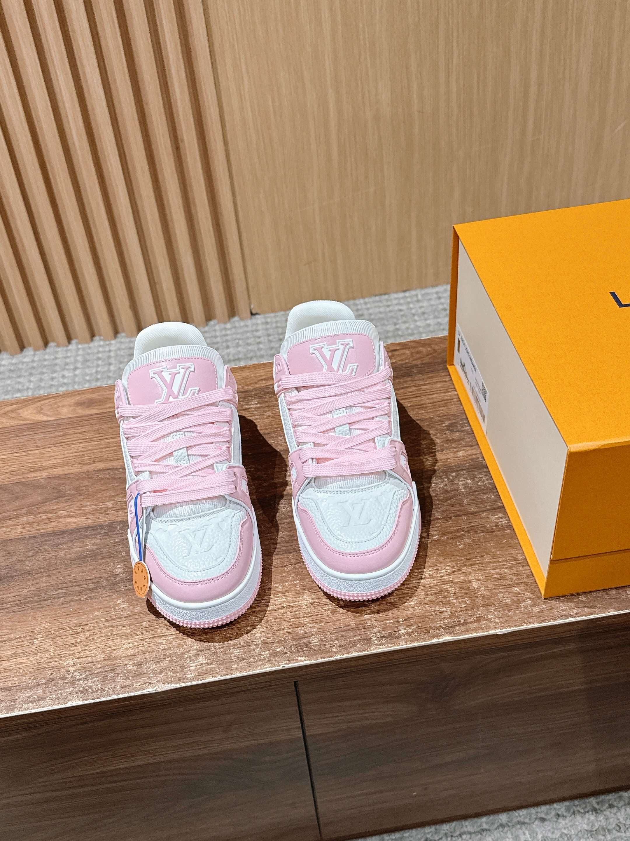 NO:486630,#Free women's size #Louis Vuitton casual sports shoes Skateboard shoes Classic return without wanting to miss every one!  The entire shoe body is covered with LVMonogram small logo. There are many classic color schemes of LV Trainer. Although the design of this season is similar in shape, there are still many highlights in details! Each pair of sewing work hours is 7 hours. The tongue, side and back are decorated with LV letters. The side is decorated with Vuitton logo. The outsole is decorated with Monogram flowers. Let’s talk about the craftsmanship. The embossment on the side adopts high-temperature hydraulic integrated technology, which has a strong three-dimensional feeling. The toe logo is on the shoe with the upper and tongue. The large sole car line is the same as ZP. The rear two needles must be heavy needles to prevent disconnection. These subtle differences reflect quality. Size Women’s Size 35-39 (40 custom-made, no return or exchange), casual shoes/sports, louis vuitton, louis vuitton, sneakers19860909#限女码 #路易威登休闲运动鞋 滑板鞋 经典回归每一个都不想错过！整个鞋身都有LVMonogram小标识覆盖 LV Trainer经典配色有很多,这一季的设计虽然在造型上比较类似,但是在细节上还是有很多亮点哒! 每双缝纫工时7小时 鞋舌、侧面和后部饰有 LV 字母 侧面饰有 Vuitton 标识 外底饰有Monogram花卉,说下工艺,侧面的压纹采用的是高温液压一体式的技术,立体感超强,鞋头logo与鞋面和鞋舌呈一条中轴线,大底车线也是跟ZP一样的工艺收针的后两针一定是重针,防止脱线,这些细微的差别体现出品质. Size 女码35-39（40定制不退换）,休闲鞋/运动鞋,louis vuitton,louis vuitton,sneakers,Women's Shoes