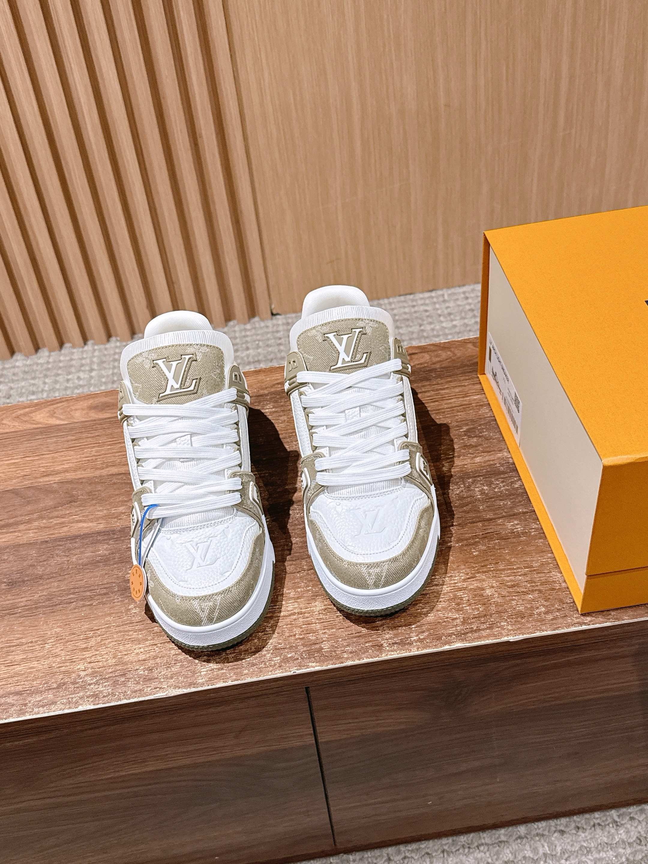 NO:486588,#Couple Size #Louis Vuitton Casual Sports Shoes Skateboard Shoes Classic Returns No one wants to miss!  The entire shoe body is covered with LVMonogram small logo. There are many classic color schemes of LV Trainer. Although the design of this season is similar in shape, there are still many highlights in details! Each pair of sewing work hours is 7 hours. The tongue, side and back are decorated with LV letters. The side is decorated with Vuitton logo. The outsole is decorated with Monogram flowers. Let’s talk about the craftsmanship. The embossment on the side adopts high-temperature hydraulic integrated technology, which has a strong three-dimensional feeling. The toe logo is on the toe with the upper and tongue. The large sole car line is the same as ZP. The rear two needles must be heavy needles to prevent disconnection. These subtle differences reflect quality. Size Women’s size 35-39 (40 custom-made without return and exchange) Men’s size 39-46 (45/46 custom-made without return and exchange), casual shoes/sports, louis  vuitton, louis vuitton,sneakers19860909#情侣码 #路易威登休闲运动鞋 滑板鞋 经典回归每一个都不想错过！整个鞋身都有LVMonogram小标识覆盖 LV Trainer经典配色有很多,这一季的设计虽然在造型上比较类似,但是在细节上还是有很多亮点哒! 每双缝纫工时7小时 鞋舌、侧面和后部饰有 LV 字母 侧面饰有 Vuitton 标识 外底饰有Monogram花卉,说下工艺,侧面的压纹采用的是高温液压一体式的技术,立体感超强,鞋头logo与鞋面和鞋舌呈一条中轴线,大底车线也是跟ZP一样的工艺收针的后两针一定是重针,防止脱线,这些细微的差别体现出品质. Size 女码35-39（40定制不退换） 男码39-46（45/46定制不退换）,休闲鞋/运动鞋,louis vuitton,louis vuitton,sneakers,Women's Shoes