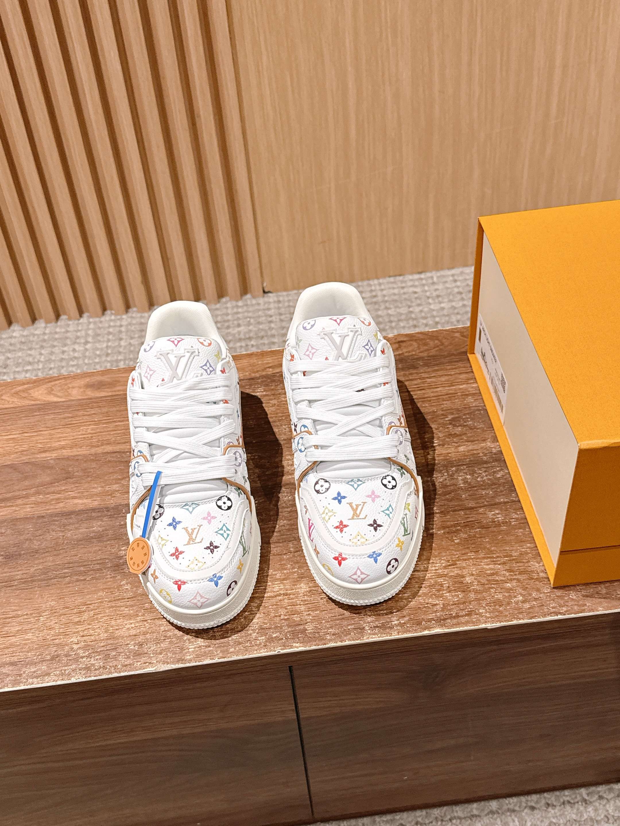 NO:486580,#Couple Size #Louis Vuitton Casual Sports Shoes Skateboard Shoes Classic Returns No one wants to miss!  The entire shoe body is covered with LVMonogram small logo. There are many classic color schemes of LV Trainer. Although the design of this season is similar in shape, there are still many highlights in details! Each pair of sewing work hours is 7 hours. The tongue, side and back are decorated with LV letters. The side is decorated with Vuitton logo. The outsole is decorated with Monogram flowers. Let’s talk about the craftsmanship. The embossment on the side adopts high-temperature hydraulic integrated technology, which has a strong three-dimensional feeling. The toe logo is on the toe with the upper and tongue. The large sole car line is the same as ZP. The rear two needles must be heavy needles to prevent disconnection. These subtle differences reflect quality. Size Women’s size 35-39 (40 custom-made without return and exchange) Men’s size 39-46 (45/46 custom-made without return and exchange), casual shoes/sports, louis  vuitton, louis vuitton,sneakers19860909#情侣码 #路易威登休闲运动鞋 滑板鞋 经典回归每一个都不想错过！整个鞋身都有LVMonogram小标识覆盖 LV Trainer经典配色有很多,这一季的设计虽然在造型上比较类似,但是在细节上还是有很多亮点哒! 每双缝纫工时7小时 鞋舌、侧面和后部饰有 LV 字母 侧面饰有 Vuitton 标识 外底饰有Monogram花卉,说下工艺,侧面的压纹采用的是高温液压一体式的技术,立体感超强,鞋头logo与鞋面和鞋舌呈一条中轴线,大底车线也是跟ZP一样的工艺收针的后两针一定是重针,防止脱线,这些细微的差别体现出品质. Size 女码35-39（40定制不退换） 男码39-46（45/46定制不退换）,休闲鞋/运动鞋,louis vuitton,louis vuitton,sneakers,Women's Shoes