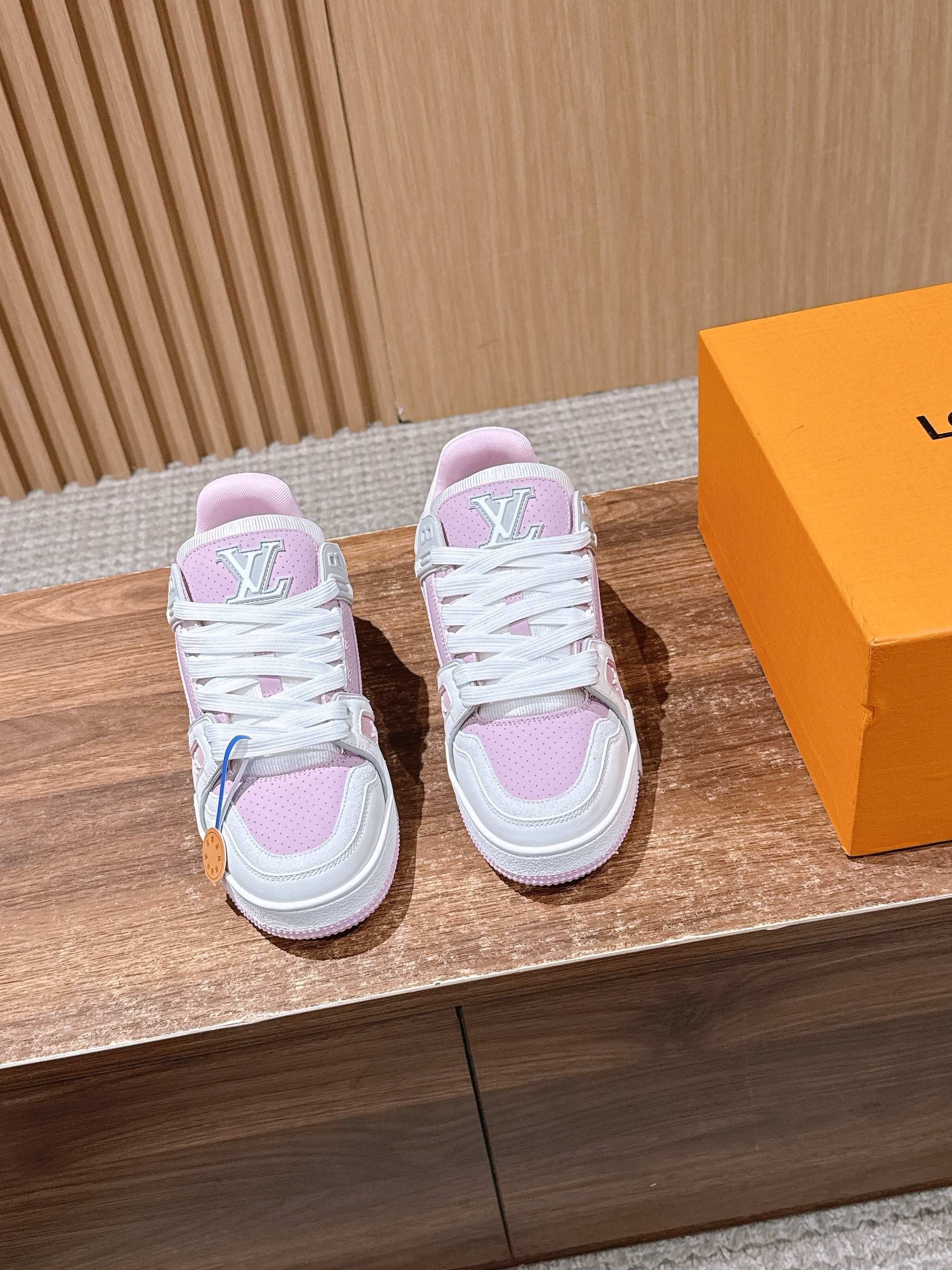 NO:486618,#Free women's size #Louis Vuitton casual sports shoes Skateboard shoes Classic return without wanting to miss every one!  The entire shoe body is covered with LVMonogram small logo. There are many classic color schemes of LV Trainer. Although the design of this season is similar in shape, there are still many highlights in details! Each pair of sewing work hours is 7 hours. The tongue, side and back are decorated with LV letters. The side is decorated with Vuitton logo. The outsole is decorated with Monogram flowers. Let’s talk about the craftsmanship. The embossment on the side adopts high-temperature hydraulic integrated technology, which has a strong three-dimensional feeling. The toe logo is on the shoe with the upper and tongue. The large sole car line is the same as ZP. The rear two needles must be heavy needles to prevent disconnection. These subtle differences reflect quality. Size Women’s Size 35-39 (40 custom-made, no return or exchange), casual shoes/sports, louis vuitton, louis vuitton, sneakers19860909#限女码 #路易威登休闲运动鞋 滑板鞋 经典回归每一个都不想错过！整个鞋身都有LVMonogram小标识覆盖 LV Trainer经典配色有很多,这一季的设计虽然在造型上比较类似,但是在细节上还是有很多亮点哒! 每双缝纫工时7小时 鞋舌、侧面和后部饰有 LV 字母 侧面饰有 Vuitton 标识 外底饰有Monogram花卉,说下工艺,侧面的压纹采用的是高温液压一体式的技术,立体感超强,鞋头logo与鞋面和鞋舌呈一条中轴线,大底车线也是跟ZP一样的工艺收针的后两针一定是重针,防止脱线,这些细微的差别体现出品质. Size 女码35-39（40定制不退换）,休闲鞋/运动鞋,louis vuitton,louis vuitton,sneakers,Women's Shoes