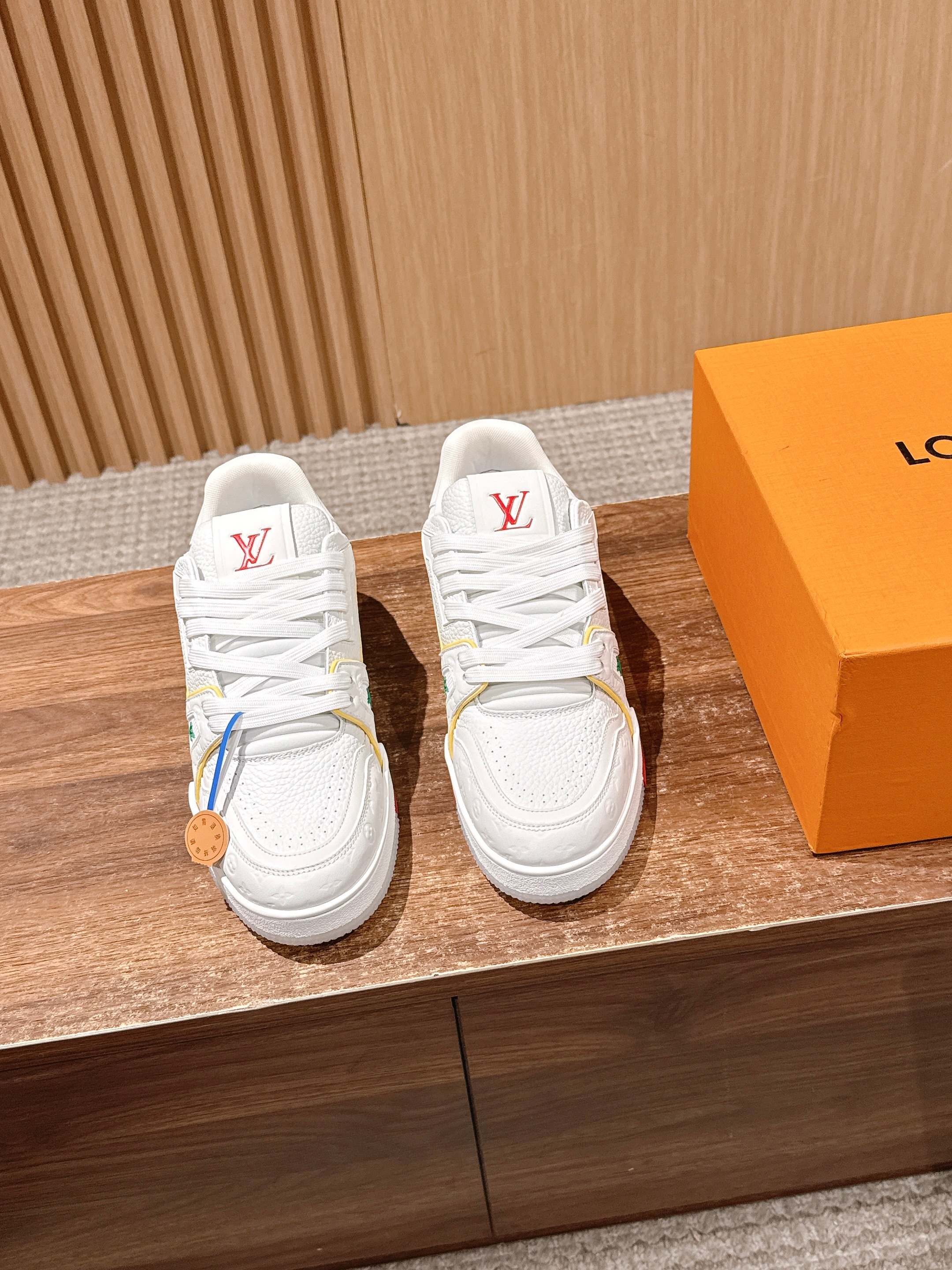 NO:486636,#Couple Size #Louis Vuitton Casual Sports Shoes Skateboard Shoes Classic Returns No one wants to miss!  The entire shoe body is covered with LVMonogram small logo. There are many classic color schemes of LV Trainer. Although the design of this season is similar in shape, there are still many highlights in details! Each pair of sewing work hours is 7 hours. The tongue, side and back are decorated with LV letters. The side is decorated with Vuitton logo. The outsole is decorated with Monogram flowers. Let’s talk about the craftsmanship. The embossment on the side adopts high-temperature hydraulic integrated technology, which has a strong three-dimensional feeling. The toe logo is on the toe with the upper and tongue. The large sole car line is the same as ZP. The rear two needles must be heavy needles to prevent disconnection. These subtle differences reflect quality. Size Women’s size 35-39 (40 custom-made without return and exchange) Men’s size 39-46 (45/46 custom-made without return and exchange), casual shoes/sports, louis  vuitton, louis vuitton,sneakers19860909#情侣码 #路易威登休闲运动鞋 滑板鞋 经典回归每一个都不想错过！整个鞋身都有LVMonogram小标识覆盖 LV Trainer经典配色有很多,这一季的设计虽然在造型上比较类似,但是在细节上还是有很多亮点哒! 每双缝纫工时7小时 鞋舌、侧面和后部饰有 LV 字母 侧面饰有 Vuitton 标识 外底饰有Monogram花卉,说下工艺,侧面的压纹采用的是高温液压一体式的技术,立体感超强,鞋头logo与鞋面和鞋舌呈一条中轴线,大底车线也是跟ZP一样的工艺收针的后两针一定是重针,防止脱线,这些细微的差别体现出品质. Size 女码35-39（40定制不退换） 男码39-46（45/46定制不退换）,休闲鞋/运动鞋,louis vuitton,louis vuitton,sneakers,Women's Shoes