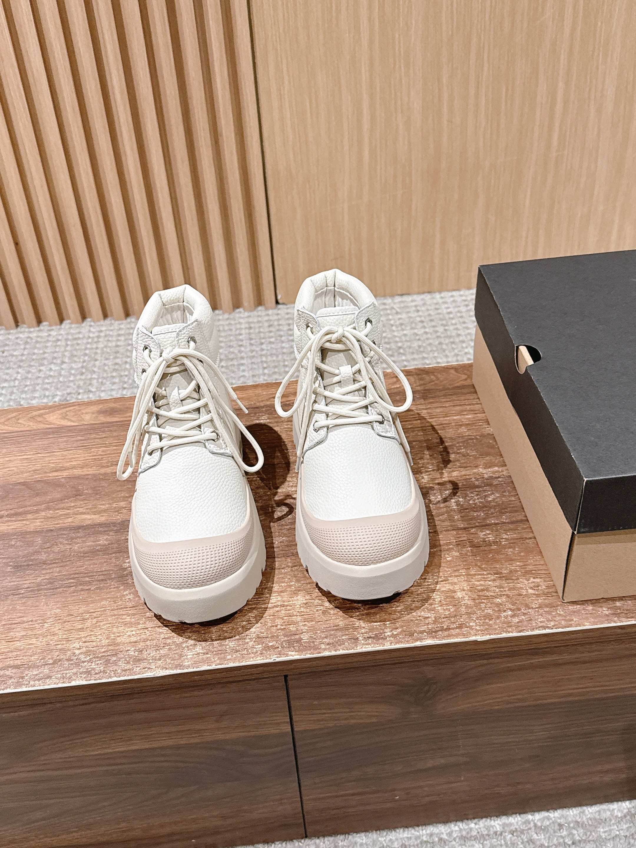 NO:491304,Men immediately unlock essential travel items for autumn and winter - new members of the UGG Weather Hybrid series are here. The new Neumel High Top Waterproof Boots are first introduced by well-known actor Young Mazino, and the all black high street city boy is free to go out. Continuing the new upgrade of the classic Newme shoe model, Neumel High combines waterproof leather with high top design, sealed seams, wear-resistant foam cotton, cold-resistant minus 20 degrees, and must-have boots for rain and snow days. The Tasman and Neumel classic waterproof model series are available in new colors, both fashionable and functional, the same style as men and women, suitable for multiple occasions, and can be done in one move.  Size women's size 35-39 (40 orders) men's size 40-44 (45 orders), casual shoes/sports shoes, boots, sneakers19860909男 即刻解锁秋冬必备出行单品—UGG Weather Hybrid系列新成员焕新来袭.  全新Neumel High纽姆高帮防水靴,由知名演员Young Mazino率先上脚熊猫配色款,all black高街city boy造型自在出街.  延续经典纽姆鞋型新升级,Neumel High将防水皮革与高帮设计融合,密封接缝、耐磨泡棉,抗寒零下20度,雨雪天的必备战靴.  Tasman与Neumel经典防水款系列更有新色上市,时髦与功能兼备,男女同款,适配多种场合,一招搞定. Size女码35-39（40订）男码40-44（45订）,休闲鞋/运动鞋,boots,sneakers,Women's Shoes