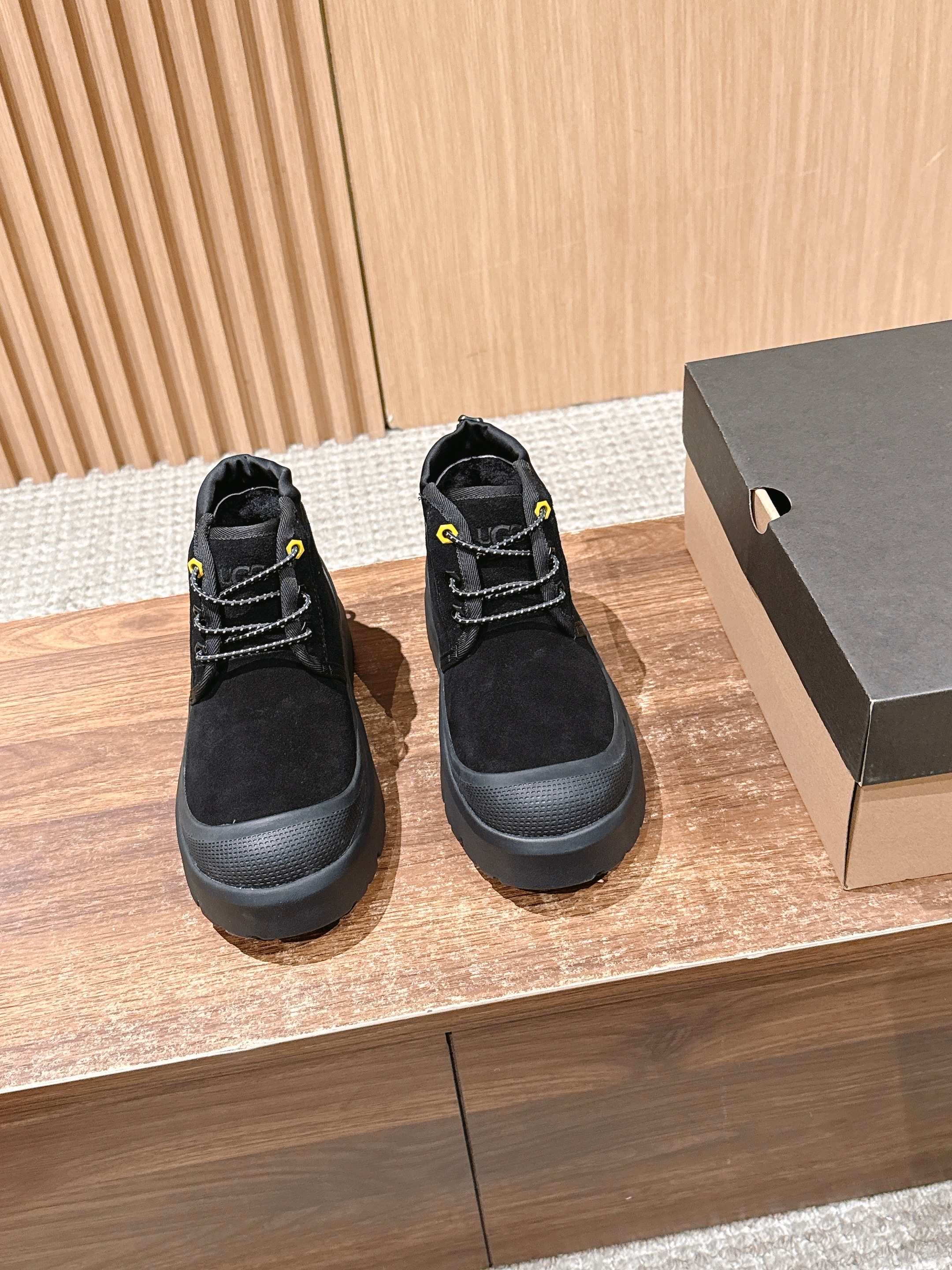 男+10 𝐔𝐆𝐆 油叽叽纽姆防水系列男女同款穿上它和最爱的他 UGG Neumel Weather Hyb 男+10 𝐔𝐆𝐆 油叽叽纽姆防水系列男女同款穿上它和最爱的他 UGG Neumel Weather Hyb