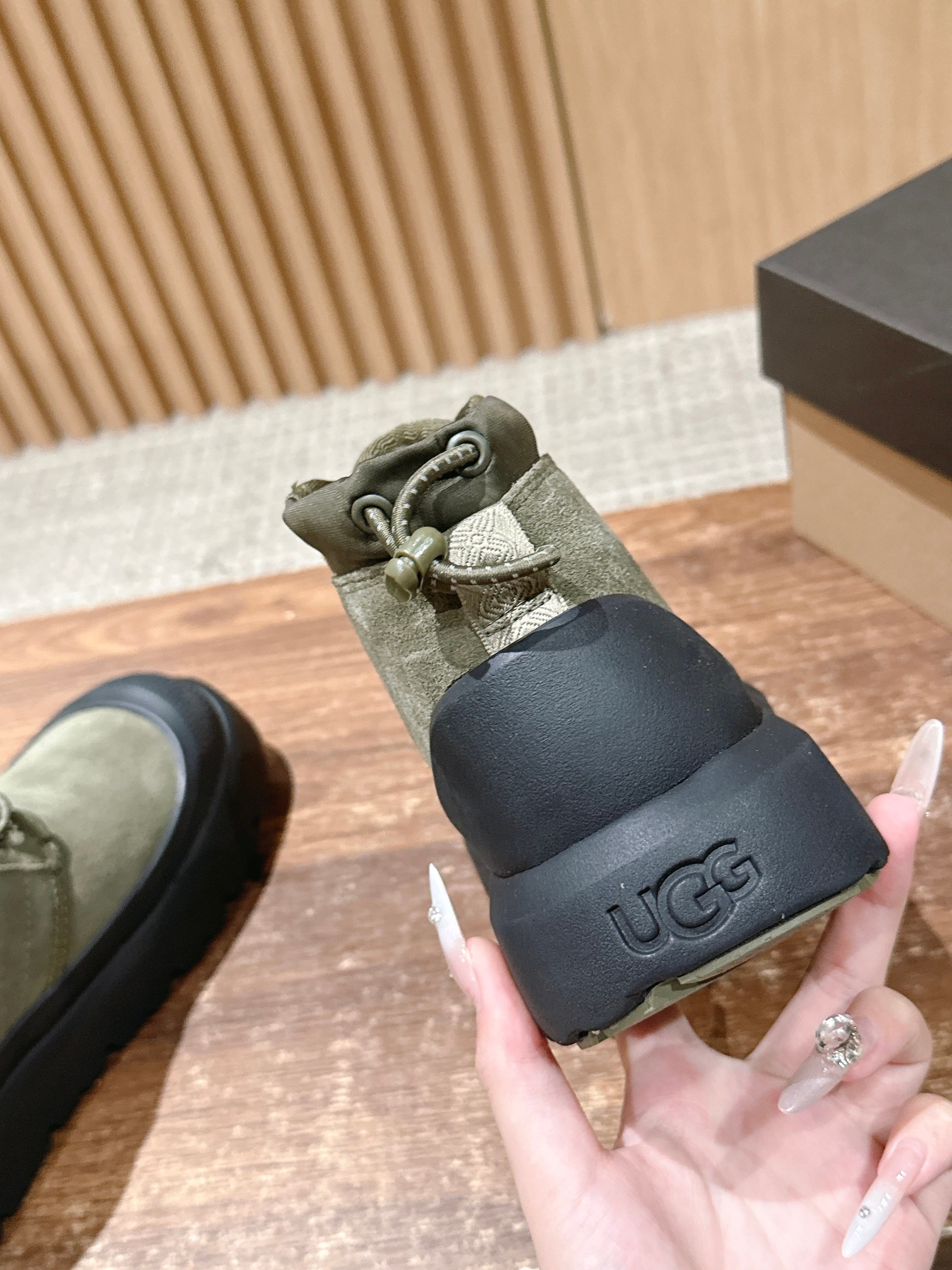 男+10 𝐔𝐆𝐆 油叽叽纽姆防水系列男女同款穿上它和最爱的他 UGG Neumel Weather Hyb 男+10 𝐔𝐆𝐆 油叽叽纽姆防水系列男女同款穿上它和最爱的他 UGG Neumel Weather Hyb