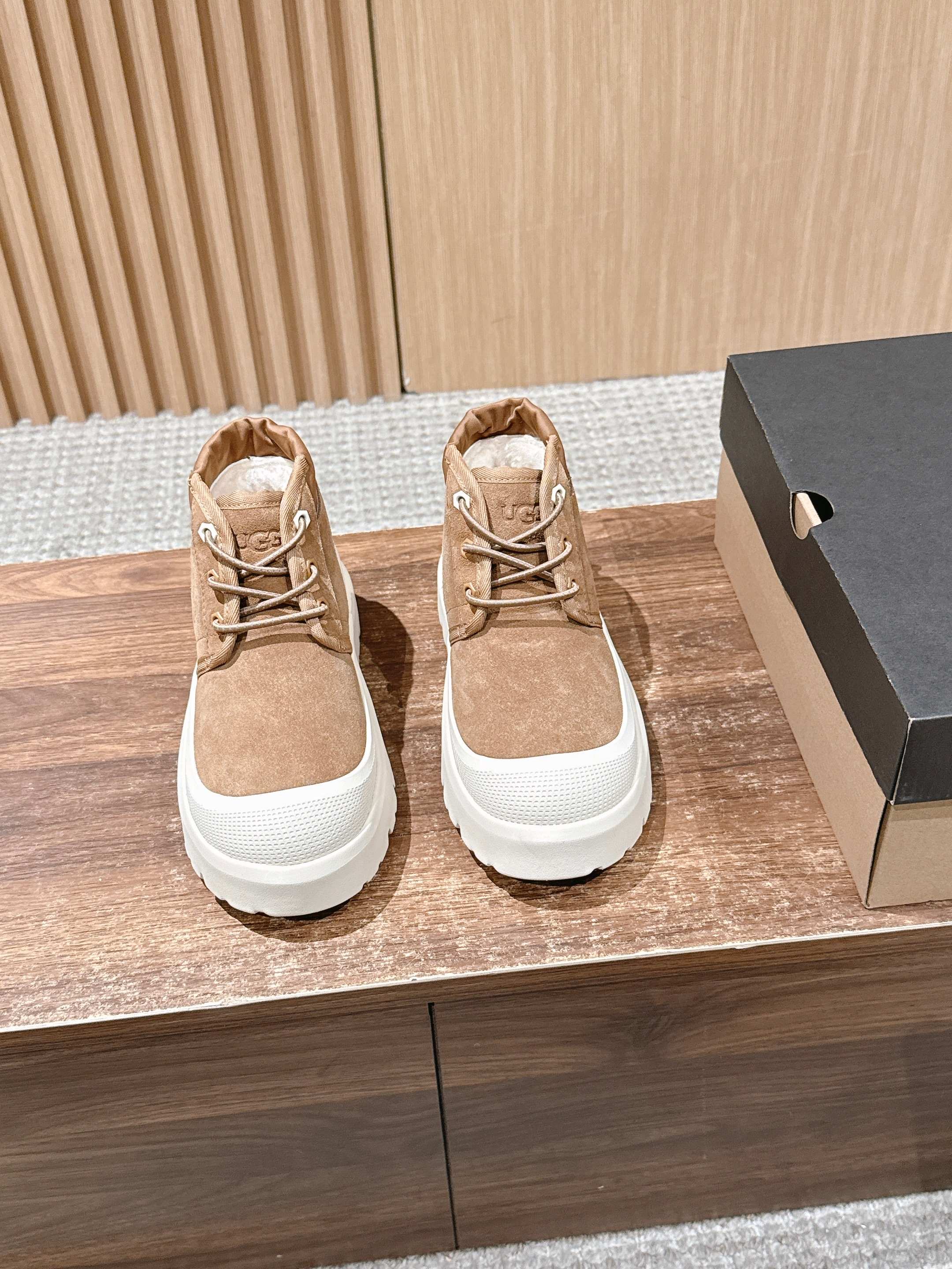 NO:491309,Men's Oil Jiji Newme Waterproof Series Men and Women's Equivalent Style Wear It and His Favorite UGG Neumel Weather Hybrid High Top Snow Boots Men and Women's Equivalent Classic Tasman Shoe Styling Added a Big Orange Sole Functional Contrast Color Design Environmentally friendly Waterproof Snowproof Materials combine fashion and functional attributes, and are paired with the new UGG Keane Furry Color Bundle Jacket Bright Orange and Maroon Collision to Create a Light Outdoor New Style Opens a New Experience in Early Autumn Travel! Use the preferred material, the 17mm fur integrated surface is warmer and breathable, and the outsole is upgraded to a light and wear-resistant EVA Light Wing Technology Outsole Size Women's Size 35-39 (40 orders) Men's Size 40-44 (45 orders), casual shoes/sports shoes, boots, sneakers, jackets & coats19860909男 油叽叽纽姆防水系列男女同款穿上它和最爱的他 UGG Neumel Weather Hybrid高帮雪地靴 男女同款经典Tasman鞋型之上加入大橘底 机能撞色设计环保防水防雪材质兼具时髦与功能属性, 同时搭配全新UGG基恩毛茸拼色夹克亮橘与栗色碰撞出轻户外新风格打开早秋出行新体验!使用优选材质,17毫米皮毛一体表面更温暖透气,外底升级成为轻盈耐磨的EVA  轻翼科技大底 Size女码35-39（40订） 男码40-44（45订）,休闲鞋/运动鞋,boots,sneakers,jackets & coats,Women's Shoes