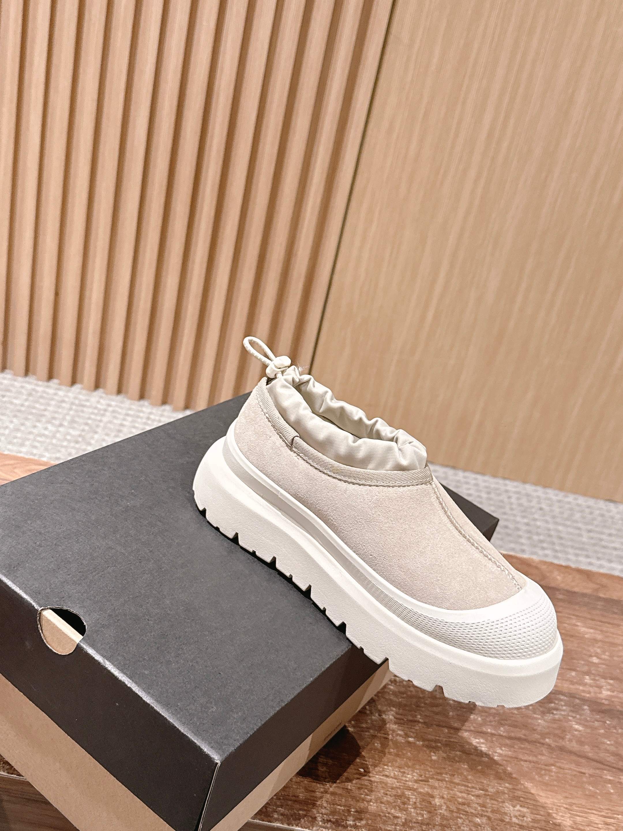 男+10 𝐔𝐆𝐆 油叽叽纽姆防水系列男女同款穿上它和最爱的他 UGG Tasman Weather Hyb 男+10 𝐔𝐆𝐆 油叽叽纽姆防水系列男女同款穿上它和最爱的他 UGG Tasman Weather Hyb