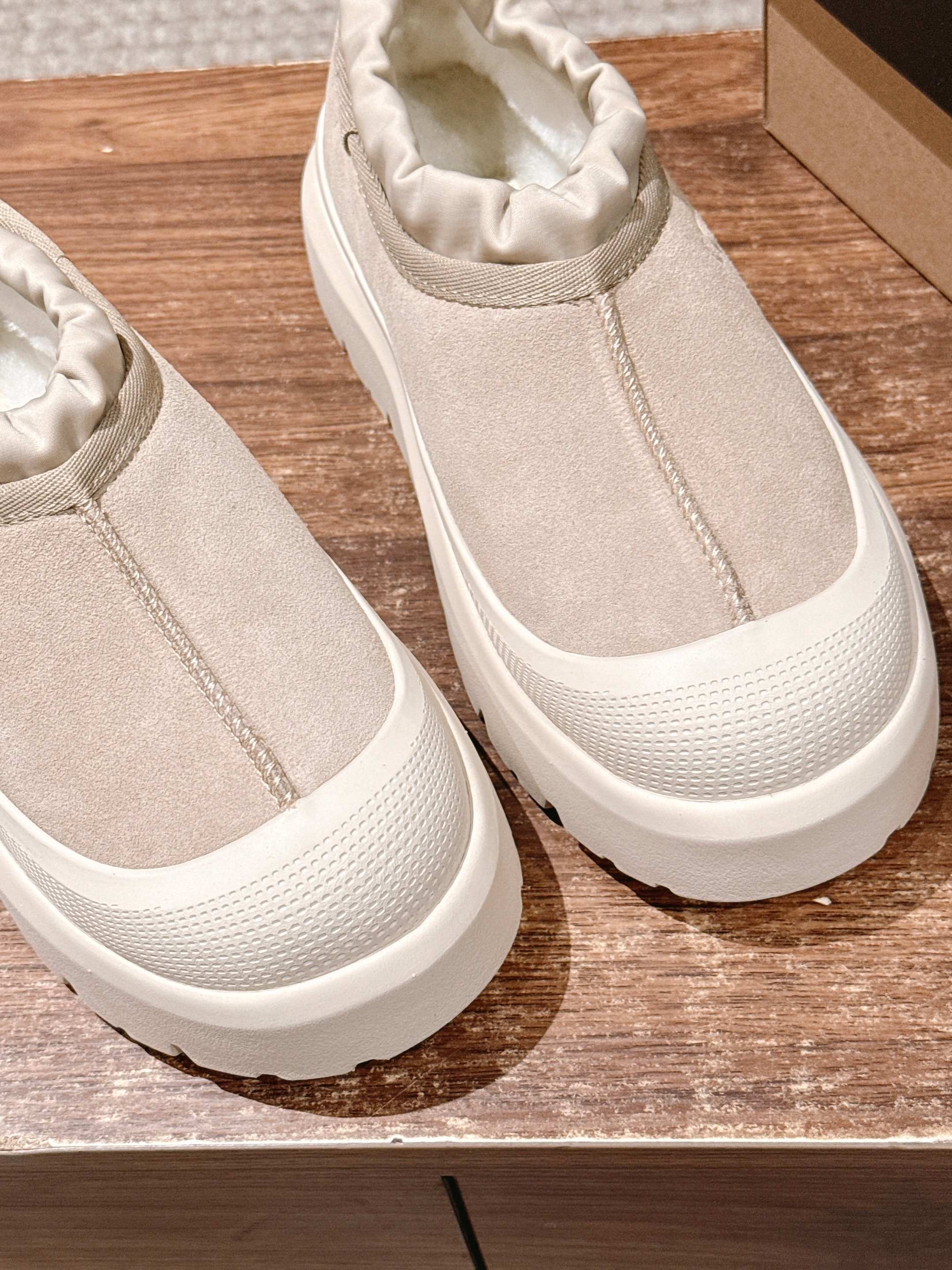 男+10 𝐔𝐆𝐆 油叽叽纽姆防水系列男女同款穿上它和最爱的他 UGG Tasman Weather Hyb 男+10 𝐔𝐆𝐆 油叽叽纽姆防水系列男女同款穿上它和最爱的他 UGG Tasman Weather Hyb