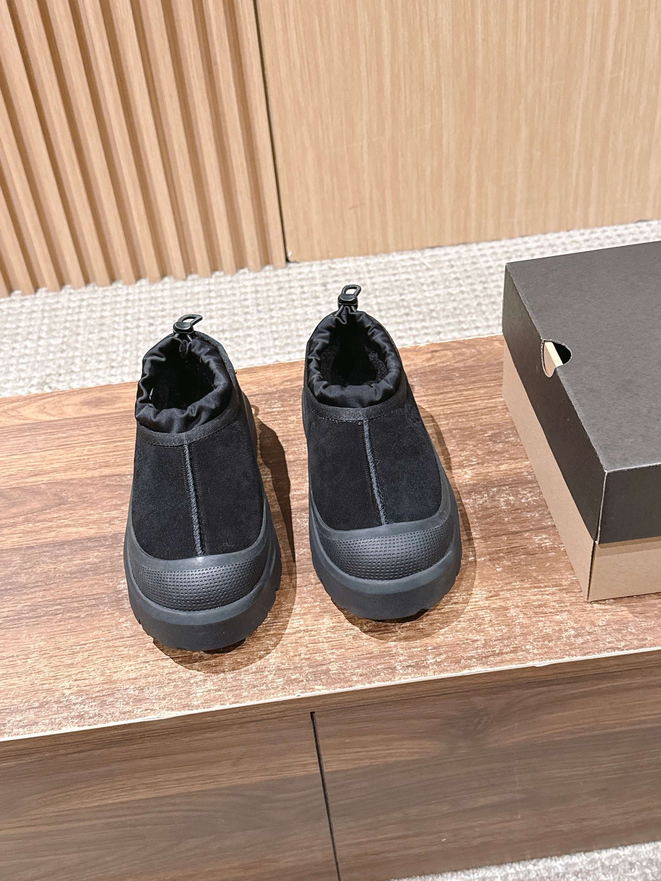 NO:512479,Men's Oil Jiji Newme Waterproof Series Men's and Women's Equivalent Style Wear It and He Favorite UGG Tasman Weather Hybrid One Second Strip Men's Equivalent Style Classic Tasman Shoes Added a Big Orange Sole to the Contrasted Color Design Environmentally friendly Waterproof and Snow-resistant Materials are both fashionable and functional, and are paired with the new UGG Keane Furry Color Bundle Jacket Bright Orange and Maroon Collision to Create a Light Outdoor New Style Opens a New Experience in Early Autumn Travel! Use the preferred material, the 17mm fur integrated surface is warmer and breathable, and the outsole is upgraded to a light and wear-resistant EVA Light Wing Technology Outsole Size Women's Size 35-39 (40 orders) Men's Size 40-44 (45 orders), casual shoes/sneakers, jackets & coats19860909男 油叽叽纽姆防水系列男女同款穿上它和最爱的他 UGG Tasman Weather Hybrid一秒蹬 男女同款经典Tasman鞋型之上加入大橘底 机能撞色设计环保防水防雪材质兼具时髦与功能属性, 同时搭配全新UGG基恩毛茸拼色夹克亮橘与栗色碰撞出轻户外新风格打开早秋出行新体验!使用优选材质,17毫米皮毛一体表面更温暖透气,外底升级成为轻盈耐磨的EVA  轻翼科技大底 Size女码35-39（40订） 男码40-44（45订）,休闲鞋/运动鞋,sneakers,jackets & coats,Women's Shoes